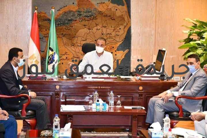 محافظ الفيوم يتابع ملف تقنين أراضي أملاك الدولة متابعة/محسن رجب عقد الدكتور أحمد الأنصاري محافظ الفيوم، اجتماعاً مع رؤساء المراكز والمدن، لمتابعة موقف ملف تقنين أراضي أملاك الدولة بمختلف المراكز والقرى، بحضور الدكتور محمد عماد نائب المحافظ، والمحاسب محمد أبو غنيمة سكرتير عام محافظة الفيوم، والدكتور أحمد ثابت مدير إدارة أملاك الدولة، ومتدربة البرنامج الرئاسي EPLP. وقد أوضح الدكتور محمد التوني المتحدث الرسمي لمحافظة الفيوم، أن الاجتماع تناول مناقشة آخر المستجدات بملف تقنين أراضي أملاك الدولة، والآليات والإجراءات التى تعمل على تسريع معدلات الإنجاز، فضلاً عن مناقشة المعوقات التى تواجه عمل لجان البت والتسعير لوضع الحلول المناسبة لها، بالاضافة إلى عرض الوضع الفعلى لهذا الملف على أرض الواقع. وقدأضاف المتحدث الرسمي، أن الاجتماع تناول ـ أيضاً ـ ما تم إنجازه من أعمال، من حيث عدد الطلبات المقدمة للتقنين، وعدد الطلبات التى تم الإنهاء منها وإبرام العقود الخاصة بها، وعدد الملفات التي تم إرسالها إلى هيئة المساحة العسكرية لفحصها، وعدد الملفات التي وافقت عليها لجان البت، ومعدلات الإنجاز خلال الفترة الماضية، وموقف كل مركز من مراكز المحافظة من تحقيق النسبة المستهدفة. وأكد سيادته على رؤساء المدن بتحقيق مستهدفات واضحة لإنهاء عدد من عقود التقنين، وإزالة كافة التعديات على أراضي أملاك الدولة وخاصة التعدي بالزراعة بشكل فوري، مع اتخاذ الإجراءات القانونية الرادعة تجاه المتعدين من واضعى اليد غير الجادين، لافتاً إلى أن ملف التقنين يحظى بأهمية قصوى على مختلف مستويات القيادة التنفيذية بالدولة. وشدد المحافظ على سرعة استرداد أراضي أملاك الدولة المتعدى عليها، والعمل على تحقيق أعلى استفادة منها واستغلالها الاستغلال الأمثل، فى المشروعات الخدمية والتنموية، كحق أصيل للمواطنين بما يحقق مردود إيجابي على حياتهم، مؤكداً على إعداد بيان تفصيلي بأملاك الدولة، وتحديد القطع ذات الميزات النسبية، والعمل على إنجاز الأعمال بملف التقنين، وتذليل العقبات وتيسير الإجراءات مع الجادين، وسرعة تحرير العقود المستوفاه لعدد 231 عقداً من قبل مسئولي إدارة الأملاك ولجنة البت، وسرعة معاينة الأراضي لعدد 1200 طلباً للتقنين من قبل مسئولي مجالس المدن.