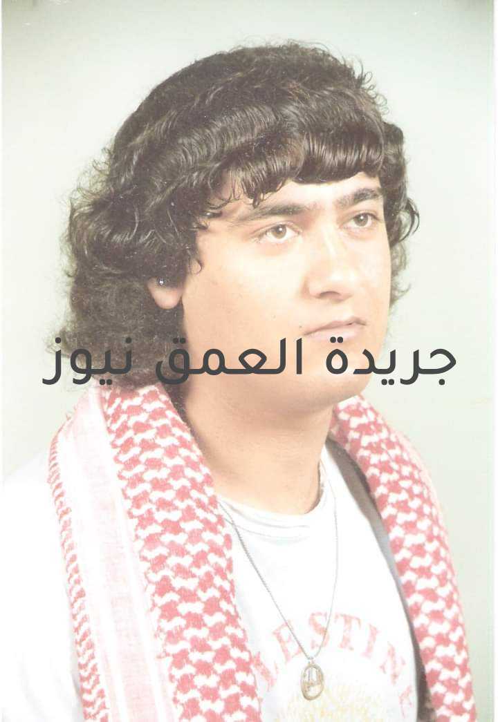  مَنَارُ الفِدَا( " في الذكرى السنويَّة على وفاةِ القائد والشَّاعر " توفيق زياد " ) بقلم/ حاتم جوعيه بكاكَ السُّهَى،والمجدُ، والفنُّ والشِّعرُ رحيلكَ ما أقسَى ولا مثلهُ ِوزْرُ بكاكَ النضالُ الحُرُّ يا خيرَ قائدٍ ترفُّ على الأجيالِ آمالُكَ الخُضرُ وقد بدَّدَتْ دُرَّ الدُّموع ِ يدُ النّوَى وَللبُعدِ أشجانٌ يضيقُ بها الصَّدرُ دَعَتكَ قلوبُ الكادحينَ وأجهَشَتْ وَقد طابَ منها السِّرُّ للهِ والجَهْرُ وَمُدَّتْ إلى الباري الأكُفُّ ضَراعة ً وقالَ لهُنَّ الحقُّ قد ُقضِيَ الأمرُ رثاؤكَ يُهدي المَدحَ حَقَّ ثوابِهِ إذا ضلَّ في أوصافِ منْ دُونكَ الشِّعرُ إليكَ مَنارَ المجدِ أجملُ باقةٍ تتيهُ على الفنِّ الجميلِ وَتأسُرُ وما العيشُ إلا َّ فترة ٌ مُستعَارَة ٌ ُتردُّ ولكنَّ الثناءَ هُوَ العُمرُ مَلاتَ الدُّنى نفحَ الكفاح ِ وسُؤدُدًا فأنتَ مدَى التاريخ ِ حلمٌ مُعَطَّرُ وَفجَّرتَ فينا كلَّ عزمٍ وهِمَّةٍ وَأترَعْتَ فينا الفِكرَ فالقلبُ مُزهِرُ وِعُذنا بذاكَ العَزمِ فانهَزَمَ الرَّدَى وَلذنا بذاكَ الصَّرح ِ فافرَنقعَ الذ ُّعْرُ بناصِرةِ الأحرارِ شعبٌ مُفَولذ ٌ أبيٌّ مَدى الأيَّامِ ... فجرٌ يُنوِّرُ هَنيئا ً لشعبٍ أنتَ فيهِ مُخَلَّدٌ .. وَصِيتكَ للأجيالِ مِسٌكٌ وَعنبَرُ وَناصرة ُ الأمجادِ صرحُ عرينِنا تتيهُ على الدُّنيا سَناءً وتفخرُ مصَابٌ جليلٌ ليسَ يُسْلى وإنَّما سيبقى مَدَى الأعوامِ نارًا ُتسَعَّرُ بكاكَ جميعُ الناس أهلٌ وإخوَة ٌ قلوبُهُمْ نارٌ ، وأجفانُهُمْ بَحْرُ " وتوفيقُ زيَّادٍ " سَمَا بنِضَالِهِ على شرفاتِ المجدِ صوتٌ يُزَمجِرُ بتوفيق ِ زيَّادٍ أنِيرَتْ دُروبُنا وَأشعِلَ فينا العزمُ ، والروحُ والفكرُ مَنارَالفِدَا خُضتَ المَعَاركَ صامِدًا لنيلِ حُقوق ٍ، أمسِ ، قد شابَهَا هَدْرُ وَضَحَّيتَ.. قدَّمتَ النّفيسَ لأهلِنا وَلمْ تثنِكَ الأهوالُ والخطبُ يزأرُ مَناقِبُكَ المُثلى وَمَنْ لم يَدِنْ بها فإيمانُهُ كُفرٌ وَعرفانُهُ نُكْرُ وَعزمٌ غدَا يرتاعُ من رُعبِهِ الرَّدَى وَترفلُ في أردانِهِ الفتكةُ البِكرُ لأجلِ حقوقِ الشَّعبِ لم تحن ِهامَة ً وَأنتَ إلى أبنائِهِ الشَّهدُ والخمرُ سَمَوتَ على الخطبِ العَصِيبِ وَلمْ َتهُنْ وَحَلَّقتَ في الجلَّى جَمُوحًا كما النّسْرُ وفي "برلمانِ "الغُبْنِ كنتَ مُناضِلا ً وَتستلُّ حَقًّا ... قد نبَا نابُهُ الغدرُ تصَدَّيتَ جَهْرًا لليمينِ وَرِجسِهِ وَلاذتْ بكَ الأحرارُ واندَحَرَ الشَّرُّ وَفيكَ اليَسَارُ الحُرُّ ألهِبَ عزمُهُ تحَدَّى الرَّزايا وانجَلى الفَدفَدُ الوَعْرُ تركتَ لنا كنزًا ثمينا مُخَلَّدًا وَأشعارُكَ الغُرُّ الحِسَانُ هيَ التَّبرُ تُرَاثُكَ يبقى للشُّعوبِ مَنارَة ً تتِيهُ بهِ الأنغامُ ، والفنُّ ، والفكرُ فقدناكَ يا رمزَ النضال ِ ورُكنَهُ " وفي الليلةِ الظلماءِ يُفتقدُ البدرُ " غيابُكَ قد أبقى فراغًا مُؤَرِّقا ً وَمَنْ سَوفَ يُمليهِ وقد ُقصِمَ الظهرُ وَمَا العيشُ إلا َّ فترة ٌ مُستعارَةٌ ُترَدُّ ، ولكنَّ الثناءَ هُوَ العُمرُ وَذِكرُكَ يبقى كلَّما لاحَ بارقٌ وَمَا ناحتِ الورقاءُ أو طلعَ الفجرُ