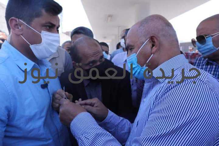 وزير النقل يتفقد عدد من المشروعات في صعيد مصر متابعة/ محسن رجب في بداية جولته اليوم لتفقد عدد من المشروعات التي تنفذها وزارة النقل في صعيد مصر، أجرى الفريق مهندس كامل الوزير، وزير النقل، جولة تفقدية بمحطة مصر للسكك الحديدية لمتابعة انتظام العمل بالمحطة والاطمئنان على مستوى الخدمة المقدمة وعلى تقديم كافة التسهيلات للركاب خلال سفرهم عبر قطارات وخطوط الهيئة. بدأت الجولة بتفقد الساحة الخارجية للمحطة ثم الصالة الرئيسية وأرصفة الوجهين البحري والقبلي وشبابيك التذاكر، حيث تابع الوزير انتظام جداول التشغيل، مشدداً على ضرورة اتباع كافة أساليب السلامة والأمان في كافة مراحل التشغيل، سواء في عدم خروج أي قطار من الورش إلى بعد التأكد من جاهزيته الفنية وبالتواجد الدائم للكمسارية على أبواب المحطات لضمان حصول الراكب على التذاكر وعدم السماح بدخول اي راكب للمحطة بدون تذكرة حفاظاً على موارد مرفق السكك الحديدية الذي يمتلكه الشعب وضرورة زيادة عدد الكراسي المتحركة الخاصة بكبار السن لتشكل مع عربات الجولف كار التي يتم تشغيلها بالمحطة خدمة جيدة لكبار السن والتقى وزير النقل خلال جولته بعدد من الركاب، حيث استمع إلى مقترحاتهم واستفساراتهم، وقبل أن يستقل الوزير قطار 980 المتجه من القاهرة إلى المنيا توجه إلى جرار القطار وهو أحد الجرارات الجديدة ضمن صفقة توريد 110 قطارات جديدة من جنرال إلكتريك الأمريكية والتي تم توريدها جميعاً وادخالها الخدمة ، حيث أكد وزير النقل ان هذه الصفقة ساهمت في تدعيم قوة الجر بالسكة الحديد، مشيرا إلى أنها مزودة بأحدث أنواع التكنولوجيا الحديثة المستخدمة في هذا المجال ووجه وزير النقل قائد القطار بضرورة الانضباط واليقظة التامة في أداء مهمته .