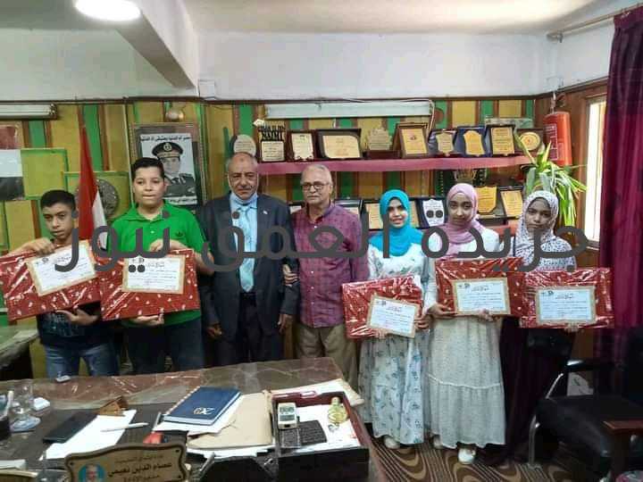 تكريم أوائل الشهادة الإعدادية بإدارة أبشواي بالفيوم كتب/ محسن رجب التقى اليوم الأستاذ عصام النعيمي، مدير عام إدارة أبشواي التعليمية، بأوائل الشهادة الاعدادية و أولياء أمورهم ،وقد ألقي سيادته كلمة تحفيزية، وبارك لهم ولأولياء أمورهم؛ لحصولهم على المركز الأول على مستوى الإدارة والمحافظة لهذا العام. أوائل الشهادة الإعدادية: الطالب / يوسف سعيد هارون،  أول المحافظة مدرسة الشهيد عادل برعي ع بطبهار الطالب / عمر عبدالعزيز،  أول المحافظة مدرسة ابوبكر الصديق ع بابوجنشو الطالبة / حبيبة محمود السيد،  أول المحافظة مدرسة فاطمة الزهراء ع للبنات بأبوجنشو الطالبة / سارة احمد حسن،  أول المحافظة المدرسة الاعدادية القديمة بأبوكساه الطالبة / علياء عصام عزالدين،  أول المحافظة مدرسة أم المؤمنين ع للبنات الطالبة / ٱية محسن محمود،  أول المحافظة مدرسة الشهيد عادل برعي بطبهار