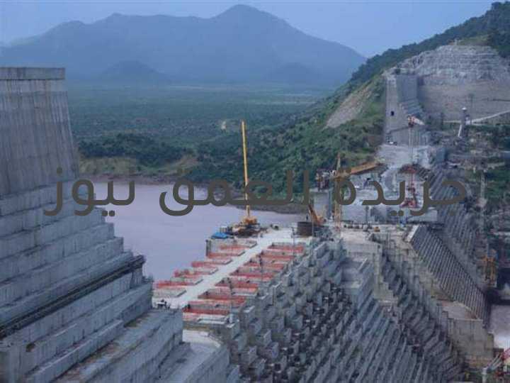 سد النهضة: اجتماع الفرصة الأخيرة بين مصر والسودان وإثيوبيا كتب/أحمد أبو النجا يعقد وزراء الري من مصر والسودان وإثيوبيا اليوم وغدا اجتماعا جديدا تحت رعاية الاتحاد الأفريقي في محاولة لحل أزمة سد النهضة قبل الملء الثاني. يأتي هذا الاجتماع بعد حوالي ثلاثة أشهر من توقف المباحثات وقال رئيس بعثة الجامعة العربية في الأمم المتحدةالسفير"ماجد عبد الفتاح"في تصريحات صحفية إن العاصمة الكونغولية كينشاسا تستضيف المفاوضات التي كان من المقرر عقدها الأسبوع الماضي لكنها تأجلت بناء على طلب أديس أبابا إلى ما بعد الانتخابات العامة في بداية هذا الأسبوع. يعد هذا الاجتماع بمثابة "الفرصة الأخيرة" للتوصل لاتفاق قبل بدء إثيوبيا في المرحلة الثانية من ملء السد في شهر يوليو. توترت العلاقات بين مصر والسودان من جهة وإثيوبيا من جهة أخرى بسبب أزمة سد النهضة الذي تبنيه أديس أبابا على فرع النيل الأزرق وتقول مصر والسودان إنه سيؤثر على حصتيهما من مياه النيل. عقدت المفاوضات الأخيرة بين الدول الثلاث في العاصمة الكونغولية ، كينشاسا، في أبريل الماضي وفشلت في التوصل لاتفاق مع إصرار إثيوبيا على استمرار ملء السد في موعده.