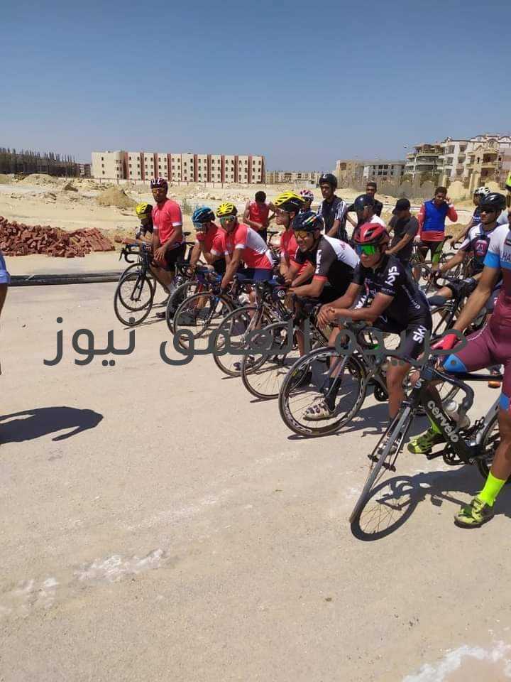 جامعة بني سويف تستضيف بطولة الجمهورية للدراجات "عموم رجال" كتب / عماد ابو العمرو استضافت جامعة بنى سويف، اليوم الجمعة، بطولة الجمهورية للدراجات عموم رجال، بالتعاون مع الاتحاد الرياضي المصري للدراجات، بمشاركة أندية نادى بني سويف الرياضي ونادى قارون الرياضي بالفيوم، ونادى المؤسسة العسكرية بالمنيا، واستاد المنصورة الرياضي، ونادى الشباب الرياضي ببنى سويف، ونادى معلمين بنى سويف، والمؤسسة العسكرية بالسويس، ونادى النصر الجمهوري. أقيمت البطولة، تحت رعاية الدكتور منصور حسن، رئيس جامعة بنى سويف، وبحضور وإشراف الكابتن هشام فخري عضو الاتحاد المصري والاتحاد الإفريقي للدراجات، والكابتن أحمد طارق أبو المكارم مدير منطقة بني سويف للدراجات وعدد من قيادات كلية التربية الرياضية. وأشار رئيس الجامعة، أن ذلك يأتي في إطار خطة الجامعة للتوسع في مد جسور تعاون مع العديد من المؤسسات الرياضية وأنّ استضافة جامعة بني سويف للمنافسات يأتي تأكيدًا على ثقة الاتحادات الرياضية في إمكانات جامعة بني سويف التي نجحت في استضافة العديد من الأحداث والفعاليات القيمة في الأعوام السابقة. جدير بالذكر، أن رئيس جامعة بني سويف قد استقبل كابتن هشام فخري عضو الاتحاد المصري والاتحاد الإفريقي للدراجات، وكابتن أحمد طارق أبو المكارم مدير منطقة بني سويف للدراجات الاسبوع الماضي، و تناول اللقاء العديد من الملفات منها الاتفاق على توقيع بروتوكول تعاون بين الجامعة والاتحاد المصري للدراجات، ودراسة استحداث شعبة للدراجات بكلية التربية الرياضية، وإنشاء مقر للاتحاد ومركز تدريب بالتعاون بين كلية التربية الرياضية بالجامعة، بالإضافة إلى دراسة إقامة مسابقة الدوري المصري للدراجات داخل حرم الجامعة خلال الأيام المقبلة.