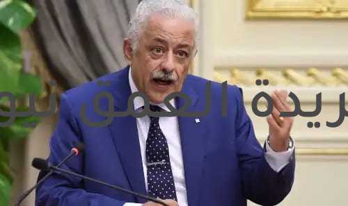  براءة مديرة تعليم كفر الشيخ بعد ثبوت تنفيذها قرارات الوزير والمحافظ كتب/ محمد صوابي أصدرت المحكمة التأديبية العليا بمجلس الدولة حكمها في القضية رقم 13 لسنة 63 قضائية عليا ببراءة مديرة مديرية التربية والتعليم بمحافظة كفر الشيخ في واقعة زيادة كثافة التلاميذ الى 48 طفل لمرحلة رياض الأطفال بعد ثبوت قيامها بتنفيذ قرارات وزير التربية والتعليم ومحافظ القليوبية حينذاك بشأن زيادة كثافة الفصول بالمدارس التجريبية. قالت المحكمة أن وقائع الدعوى بدأت نهاية عام 2013 ببلاغ إدارة التوجيه المالى والإدارى بمديرية التربية والتعليم بالقليوبية للنيابة الإدارية بشأن طلب التحقيق وتحديد مسئولية بثينة عبد الله كشك، بشأن رفع كثافة التلاميذ بفصول مرحلة رياض الاطفال بالمدارس التجريبية من 36 طفل الى 48 طفل بالمخالفة للتعليمات خلال فترة شغلها وظيفة مدير مديرية التربية والتعليم بالقليوبية، دون إعادة العرض على مصدر تلك التاشيرات لعدم وجود اماكن خالية وزيادة الكثافة بتلك المرحلة مما أدى الى عدم تكافؤ الفرص بين التلاميذ. وأودعت النيابة الإدارية الدعوى 173 لسنة 6 قضائية، بعد تحقيقات دامت اكثر من خمس سنوات أوراقها إبتداءً قلم كتاب المحكمة التأديبية بالقليوبية (بالخطأ) في 7 إبريل 2019 وأشتملت على ملف تحقيقات نيابة شبرا الخيمة في القضية رقم 929 لسنة 2014 ضد بثينة عبدالله كشك، مدير مديرية التربية والتعليم بكفر الشيخ حاليًا. ونسبت النيابة الإدارية للمحالة عبر تقرير الإتهام أنها في غضون عام 2013 خلال شغلها وظيفة مدير مديرية التربية والتعليم بالقليوبية خالفت القواعد والاحكام المنصوص عليها فى القوانين واللوائح المعمول بها وخرجت على مقتضى الواجب الوظيفي، وبجلسة 19 / 7 /2020 قضت المحكمة التأديبية بالقليوبية بعدم إختصاصها نوعيًا بنظر الدعوى لأن المحالة تشغل إحدى وظائف الإدارة العليا، وأحالتها الى المحكمة التأديبية لمستوى الادارة العليا. وقالت المحكمة الأخيرة في حيثيات حكمها أنه بشأن المخالفة المنسوبة للمحالة بثينة كشك، خلال شغلها وظيفة مديرة مديرية التربية والتعليم بالقليوبية، والتي تتمثل فى أنها أصدرت تعليمات برفع كثافة التلاميذ بفصول مرحلة رياض الاطفال بالمدارس التجريبية من 36 طفل الى 48 طفل بموجب التأشيرة الصادرة عنها فى شهر سبتمبر عام 2013 بالمخالفة للتعليمات الوزارية المنظمة لقواعد القبول برياض الاطفال بالمدارس الرسمية وأشرت إستنادا لذلك بالموافقة على قبول عدد ثمانية تلاميذ فوق الكثافة بمدرسة نجيب محفوظ التجريبية لغات التابعة لادارة غرب شبرا الخيمة التعليمية خلال العام الدراسى 2013 / 2014. وبمواجهة المحالة بالمخالفة المنسوبة اليها بالتحقيقات أقرت بأنها أصدرت تعليمات برفع كثافة التلاميذ بفصول رياض الأطفال الى 48 طفل بكل قاعة وكان ذلك أستنادًا الى قيامها بعرض مذكرة على محافظ القليوبية تطلب فيها رفع كثافة التلاميذ بتلك المرحلة اللى 48 طالب، وقد طالعت المحكمة صورة هذه المذكرة المقدمة من المحالة بحافظة المستندات المقدمة منها أمام المحكمة بجلسة 24 فبراير 2021، فتبين منها أنها قد أستهلت هذه المذكرة بأنه نظرا للإعتصامات المتعددة لأولياء الأمور أمام ديوان عام المحافظة والمديرية التعليمية لما تمر به البلاد في هذا الوقت. وبناء على الاتصال التليفوني بين محافظ القليوبية ووزير التربية والتعليم، الذي وجه إحتواء الموقف نظرا لما تمر به البلاد حينذاك، وطلبت الموافقة على زيادة أعداد التلاميذ الى 48 طفل لمرحلة رياض الأطفال، فأشر محافظة القليوبية على هذه المذكرة بتاريخ 14 اكتوبر 2013 بالموافقة، وبناء عليه قامت بإصدار التعليمات لجميع الادارات والمدراس برفع الكثافة الى هذه العدد وأصدرت موافقاتها بالتأشير على طلبات قبول الطلاب المشار اليهم بالاوراق بناء على طلبات من أولياء الامور بناء على ذلك. وأنتهت المحكمة إلى أن قرارات وزارة التربية والتعليم بشأن المدارس الرسمية للغات، درجت على السماح للمحافظين بالموافقة على رفع كثافة الطلاب بهذه المدارس فى حالة الضرورة، ومن ذلك ما نصت عليه المادة السادسة من الفصل الثانى من القرار رقم وآخرها القرار رقم 285 لسنة 2014 من أنه "يجوز للمحافظ زيادة الحد الاقصى لعدد تلاميذ الفصل فى مدارس المحافظة بمختلف مراحلها إذا أقتضت الضرورة ذلك بما لايجاوز 10% من العدد المقرر. وإذ قامت المحالة بزيادة كثافة الفصول استنادا إلى المذكرة التى رفعتها لمحافظ القليوبية، وفي ضوء توجيهات وزير التربية والتعليم، وبالنظر إلى الأحداث التى كانت تمر بها البلاد فى ذلك الوقت وتمثل حالة ضرورة، فإنها بذلك تكون قد التزمت صحيح أحكام اللوائح والتعليمات المطبقة فى هذا الشأن، بما ينفى عنها شبه ارتكابها للمخالفة المنسوبة إليها، الأمر الذي يتعين معه القضاء ببراءتها، فأصدرت المحكمة حكمها المتقدم.