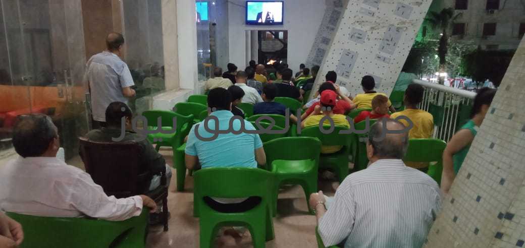 جماهير بنها تحتفل بفوز الأهلى على الترجي التونسي كتب/ محمد صوابى احتفلت جماهير النادي الاهلي ببنها بفوز النادى الأهلي على الترجي التونسي في إياب نصف نهائي دوري أبطال أفريقيا وصعوده للمباراة النهائية. و وجه أحمد برهومه رئيس مجلس إدارة نادي بنها الرياضى التهنئة للنادى الأهلى بمناسبة فوزه بالمباراة بثلاثة أهداف على نظيره التونسي. وقال إن النادى الأهلى نادى عظيم وسنؤازره خلال مباراته النهائية. فيما وجه الكابتن وحيد خلوى رئيس منطقة القليوبية لكرة القدم التهنئة لفريق النادى الأهلى بمناسبة فوزه على فريق الترجى التونسي وصعوده للمباراة النهائية . وقال: إننا نهنىء الشعب المصري بهذا الفوز الذى نشر الفرحة في قلوب المصريين. كانت أجهزة الأمن بالقليوبية قد قامت بإغلاق الكافيهات خلال مباراة الأهلي و الترجي التونسي .