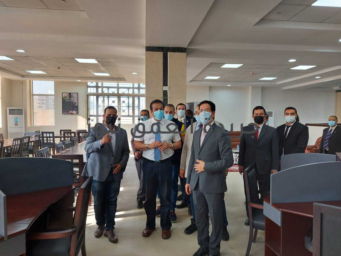 عاجل وزير التعليم العالي يتفقد مركز الاختبارات الإلكترونية والمكتبة المركزية بجامعة بنها كتب/ محمد صوابى تفقد الدكتور خالد عبدالغفار وزير التعليم العالي والبحث العلمي، بعد ظهر اليوم السبت، أعمال التجهيزات بمبنى مركز الاختبارات الإلكترونية والمكتبة المركزية بجامعة بنها، وذلك برفقة الدكتور ناصر الجيزاوي القائم بعمل رئيس جامعة بنها، والدكتور هشام فاروق مساعد الوزير للتحول الرقمي، والدكتور أنور إسماعيل مساعد الوزير للمشروعات القومية، وحضور لفيف من قيادات الجامعة وعمداء الكليات. استهل الوزير زيارته لجامعة بنها بتفقد مبنى مركز الاختبارات المركزية الإلكترونية بالجامعة ، ويحتوي المركز على 13 معمل للحاسب الآلي بسعة 650 جهاز ومعملين مخصصين للعزل وغرفة تحكم رئيسية تحتوى على أجهزة الخوادم ومراقبة الكاميرات ووحدة UPS، كما أن المركز مزود بعدد 23 كاميرا مراقبة وإنترنت فائق السرعة وتم تنصيب نظام MCKL لإدارة الاختبارات الإلكترونية وهو نظام أتاحه المجلس الأعلى للجامعات، بالإضافة إلى معمل خاص لتعامل أعضاء هيئة التدريس مع نظام الاختبارات. وأشاد الوزير خلال الزيارة التفقدية بإمكانيات المركز التي ستعمل على تحقيق أهدافه الرامية إلى تطوير وتحديث برنامج الامتحانات والخوادم الخاصة بها بما يتوافق مع أعداد الطلاب وتنظيم وعقد الامتحانات الإلكترونية للمقررات الدراسية بكليات الجامعة (القطاع الصحى كأسبقية أولى)، إضافة إلى تأهيل الكادر الإداري والفني بما يستجد من تحديث وتطوير على الأنظمة وتكوين بنوك للأسئلة. وصرح الوزير على هامش تفقده لمبنى مركز الاختبارات المركزية بجامعة بنها أن القيادة السياسية وجهت بتطبيق الاختبارات الإلكترونية بكافة الجامعات والمعاهد، و رصدت الدولة 7.5 مليار جنيه لتطوير البنية التحتية المعلوماتية بالجامعات الحكومية. هذا وقد قام المركز بعقد أول اختبار تجريبي لطلاب كلية الطب البيطري وعقد اختبار منتصف الفصل الدراسي الأول لطلاب كلية العلاج الطبيعي لعدد 9 مقررات لنحو 1000 طالبًا واختبار منتصف الفصل الدراسي الأول لطلاب كلية التمريض لعد 8 مقررات بإجمالي 900 طالبًا، كما تم عقد أول اختبار رسمي على نظام للفصل الاختبارات الدراسي الأول لطلاب كلية الحاسبات والذكاء الإصطناعي لعدد 8 مقررات، فيما يتم الآن عقد امتحانات نهاية الفصل الدراسي الثاني لكل من: (كلية التمريض – كلية العلاج الطبيعي – كلية الحاسبات والذكاء الاصطناعي (برنامج المعلوماتية الطبية المستوى الأول). كما شهدت زيارة الوزير لجامعة بنها مساء اليوم تفقد المكتبة المركزية والمقامة على مساحة 1000 متر وتسع 300 طالبًا في نفس الوقت ومزودة بخدمة الإنترنت، وتحتوي المكتبة على جناح للمكتبة الرقمية حيث يستطيع المتردد على المكتبة استخدامها للدخول على بنك المعرفة المصري، كما تحتوي على قاعة متعددة الإستخدامات للإطلاع والتدريب. ويوجد بالمكتبة المركزية مجموعة منتقاه من الكتب والمراجع والرسائل العلمية في مختلف القطاعات الطبية والإنسانية والعلوم الهندسية والتكنولوجية والعلوم الأساسية وعلوم الحياة.