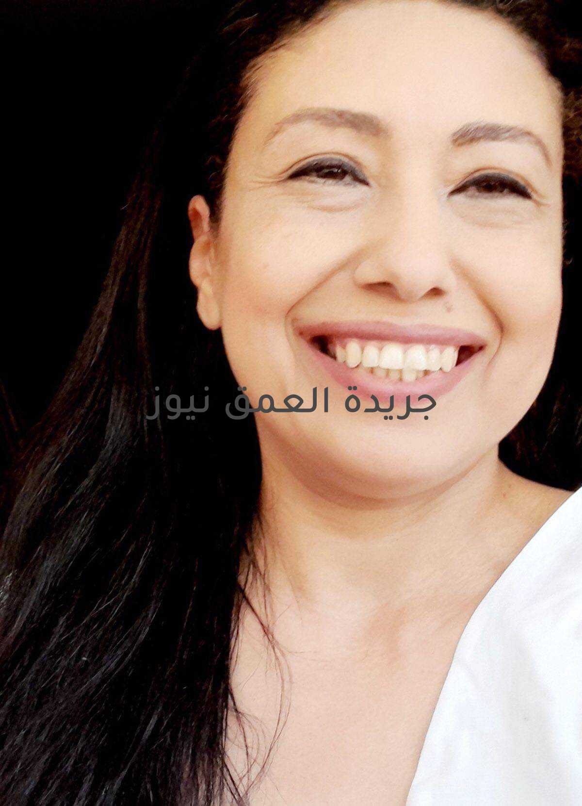 " موجات هدوء" آرت سيكولوجى للدكتورة وفاء ياديس كتب/ محمد صوابى ينطلق الأسبوع المقبل معرض " موجات هدوء" من سلسلة معارض آرت سيكولوجى للفنانة التشكيلية الدكتورة وفاء ياديس على قناة www.youtube.com/guruwafaatv، والمعرض يأتى بموجات لونية تختزل التجسيد الشكلى ليكون أشكال غير محددة بلون بشرة أو ملابس أو أجساد آدمية بل تشكيل أحادى الخط يحيطه الموج اللونى فى حالة سكون نفسى بلا تفاصيل تخوض معارك حياتية بل استسلام لمرحلة هدوء عقلى ووجدانى فى حالة وجودية من الثبات والتأمل. ياتى معرض "موجات هدوء" بعد عدة معارض بدأتها الفنانة التشكيلية الدكتورة وفاء ياديس العام الماضى بمعرض بنقابة الفنانين التشكيليين بالقاهرة ومعرض بكلية الفنون الجميلة بالزمالك تلاه معرض بدار الأوبرا المصرية ثم مركز الهناجر للفنون، وفى سلسلة معارض الآرت سيكولوجى تتابعت عروض الفنانة فى معارض : ماوراء الجسد، أرواح كريستالية ، أوبرا ٣٢، ورد، مونوجرافيا، أشجار طفولية، شمس، حالات قمرية، بوب بورتريه، ليكون معرض "موجات هدوء" هوالعاشر . وتقول الفنانة التشكيلية الدكتورة وفاء ياديس، إن تتابع المعارض هو تمهيد وتهيئة للمتلقى وتثقيف له بماهية الآرت سيكولوجى وعلاقته بمدارس الفن المختلفة من تجريدية وسيريالية وتأثيرية وبوب وغيرها لإشباع مداركه بنوع جديد من الفن التشكيلى، أطلقته الفنانة التشكيلية الدكتورة وفاء ياديس ويقوم على معادلات فنية سيكولوجية للعلاج الميتافيزيقى، وهى الحاصلة على بكالوريوس الفنون الجميلة جامعة حلوان ودكتوراة علوم الميتافيزيقا بالولايات المتحدة الأمريكية وعضو نقابة الفنانين التشكيليين وعضو الجمعية الدولية لعلوم السيكولوجى .