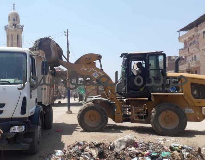 الوحدة المحلية تستمر في تطوير مركز الواسطي كتب / عماد ابو العمرو شدد الدكتور محمد هاني غنيم محافظ بني سويف على ضرورة تكثيف الاهتمام بمنظومة النظافة، ورفع كفاءة الإنارة العامة وصيانة الأعمدة الكهربائية بشوارع وطرق المدن والقرى، ومتابعة المشروعات الجاري تنفيذها والتصدي لكافة صور التعديات على الأراضي الزراعية وأراضي أملاك الدولة بهدف توفير الدعم الكامل لكافة الخدمات التي تقدمها المحافظة للمواطنين في شتى القطاعات. وفي هذا السياق ورد تقرير الوحدة المحلية لمركز ومدينة الواسطى "برئاسة المحاسب محمد بكري" متضمنا الإشارة إلى متابعة الأعمال اليومية لرفع القمامة والمخلفات الصلبة والجمع من المنازل بالمدينة والقرى، وكذلك تمهيد وتسوية الطرق الترابية، حيث تم رفع 65 طن من القمامة والأتربة بمناطق متفرقة من شوارع المدينة علاوة على 80 طن نواتج تطهير الترع والمصارف بدائرة المركز وجمع المخلفات المنزلية بدائرة مجلس قروي الميمون وإطواب وميدوم وأبو صير الملق وقمن العروس وتمهيد الطرق الترابية، فضلاً عن متابعة الوحدة والمجالس القروية تنفيذ قرار غلق المحال التجارية والورش الحرفية والمقاهي والمطاعم في المواعيد المحددة لذلك والتأكيد على تطبيق الإجراءات الاحترازية لمواجهة فيروس كورونا. من جانبها قامت الوحدة المحلية لقرية إطواب بالإزالة في المهد لحالتي تعد بالبناء المخالف على قطعة أرض زراعية بزمام القرية حفاظا على الرقعة الزراعية، وذلك بالتنسيق مع الجهات المعنية.