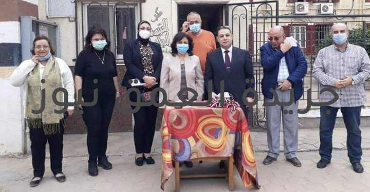 مجلس أمناء مدرسة السلام بطنطا يناقش الخطة التعليمية للعام الدراسي الجديد كتب/ إبراهيم عمران ناقش مجلس أمناء مدرسة السلام الخاصة للغات بطنطا برئاسة السيد المستشار أحمد عوني الأغا العديد من الأمور التي تخص انتظام سير العملية التعليمية للعام الدراسي الجديد ٢٠٢١ / ٢٠٢٢م بهدف الارتقاء بالعملية التعليمية في ظل جائحة كورونا، و أيضا تحديد اعداد القبول بالمراحل التعليمية المختلفة. ووضع نظام تقسيط المصروفات تسهيلا لاولياء الامور في ظل الظروف الاقتصادية التى تبعت جائحة كورونا. جاء ذلك خلال اجتماع مجلس الأمناء اليوم ، و قالت الدكتورة رانيا عبده الإمام أن الاجتماع وضع العديد من الحلول للمشكلات التى تم رصدها عن العام الماضي، مع مناقشة مقترحات تطوير وتحديث النظم والأبنية التعليمية. وأضافت أن المجلس يضع دائما خطط ومقترحات للنهوض بالعملية التعليمية من خلال وضع إستراتيجية حديثة تشمل احدث ما توصل إليه العلم في المنظومة التعليمية وتطبيقه في المدرسة من خلال التعليم عن بعد بوسائل العلم الحديث، وخاصة في ظل ما تمر به مصر والعالم من جائحة كورونا مؤكدة علي أن المدرسة تطبق احدث الوسائل التعليمية من خلال التعليم الإلكتروني من خلال منظومة تعليمية متكاملة من اكفأ المدرسين والاداريين. في السياق ذاته طالب المستشار أحمد عوني دراسة تحديد اعداد القبول بالمراحل التعليمية المختلفة. ووضع نظام تقسيط المصروفات تسهيلا لاولياء الامور في ظل الظروف الاقتصادية التى تبعت جائحة كورونا. ومن ناحية أوضحت هناء رشدي مديرة المدرسة بأنه يتم تدريب مدرسي المدرسة علي احدث التقينات في وسائل التعليم عن بعد من خلال احدث الأجهزة التقنية في مجال التعليم. وأشارت إلي الهدف من ذلك إكساب المدرسين مهارات حديثة من خلال تنمية مهاراتهم العلمية في كافة المجالات التي تساعد علي إكساب الطالب المهارة العلمية في التحصيل والفهم، مشيرة إلي إدارة المدرسة تعمل لكل جهد علي تنمية مهارات التلاميذ والطلاب والادارين والعمال من خلال منظومة تعليمية متكاملة تهدف إلي الأرتقاء بالناحية التعليمية التي بدورها تساهم بشكل مباشر وقوي في تخريج كوادر تعليمية في كافة المجالات قادرة على البناء والتنمية و أحدث ثورة تنمية في كافة المجالات سواء الاقتصادي والاجتماعي والعلمي والرياضي.