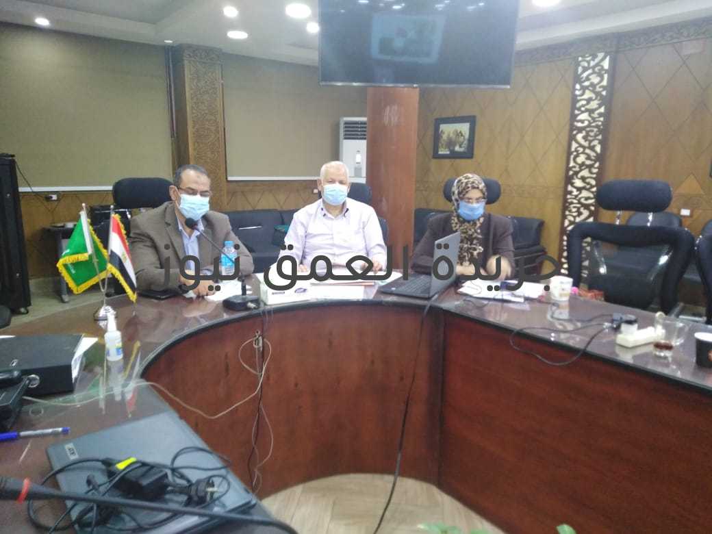 تعليم القليوبية يتابع سير امتحانات الدبلومات الفنية من داخل غرفة العمليات كتب/ محمد صوابي تابع الدكتور ياسر محمود وكيل وزارة التربية والتعليم بالقليوبية ، ورئيس غرفة عمليات امتحانات الدبلومات الفنية، سير امتحانات الدبلومات الفنية من داخل غرفة العمليات الرئيسية بالمديرية،  وذلك في إطار توجيهات الدكتور طارق شوقي وزير التربية والتعليم والتعليم الفني و اللواء عبد الحميد الهجان محافظ القليوبية، وبحضور المهندس الصادق السيد مدير عام التعليم الفني بالقليوبية الدكتورة سلوى جلال مدير مركز التطوير التكنولوجى. وأكد ياسر محمود وكيل الوزارة، أن غرفة العمليات الرئيسية بالمديرية والفرعية بالإدارات التعليمية علي تواصل تام بكل اللجان وتلقي كافة الشكاوى وحلها بسرعة وتذليل كافة المعوقات والسلبيات امام الطلاب في الإمتحانات. وأضاف أن عدد الطلاب المتقدمين للامتحانات هذا العام هو ٥٣٨٤٤ طالبا في جميع نوعيات التعليم الفني، الصناعي والزراعي والتجاري والفندقي. وأكد د ياسر محمود وكيل الوزارة، أنه يتم تنفيذ جميع التعليمات الواردة من الوزارة بكل دقة و سرعة كما أكد سيادته علي ضرورة اتباع كافة الإجراءات الإحترازية والوقائية بالمدارس حفاظا علي سلامة أبنائنا الطلبة وسلامة المشرفين داخل اللجان وخارجها. كما تابع وكيل الوزارة، من خلال غرفة عمليات الامتحانات، للدبلومات الفنية، بحضور أعضاء غرفة العمليات، وشملت الإجراءات الخاصة بتأمين صناديق الأسئلة، وخطوط السير حتى وصولها إلى اللجان الامتحانية في كل أرجاء محافظة القليوبية، مؤكدا أنه تم اتخاذ كل الإجراءات اللازمة بالتنسيق مع الجهات الأمنية، لتأمين خطوط سير السيارات المسئولة عن تسلم الأسئلة والإجابات.