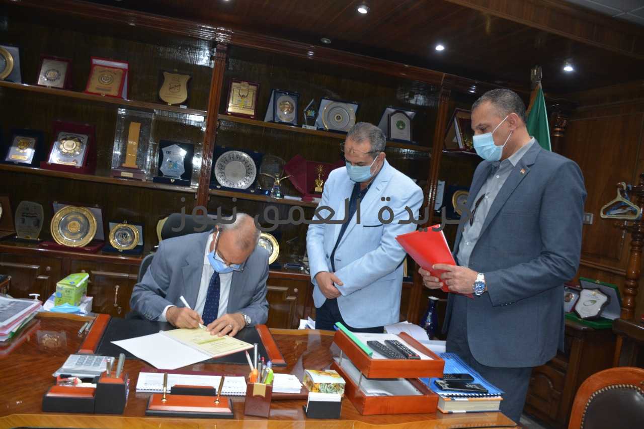 محافظ القليوبية يعتمد تنسيق القبول بالصف الأول الثانوي العام 235 درجة للعام الدراسي ٢١/ ٢٢ كتب/ محمد صوابي اعتمد عبد الحميد الهجان محافظ القليوبية تنسيق القبول بالصف الأول الثانوي ( عام) بحد أدنى للقبول بالثانوي العام ( 235 درجة) للعام الدراسي ٢١/ ٢٢، وذلك بناء على الدراسة المقترحة لتنسيق القبول والمقدمة من الدكتور ياسر محمود وكيل وزارة التربية والتعليم بالقليوبية، وذلك في ضوء تنفيذ التعليمات المنظمة لذلك للطلاب الحاصلين على شهادة إتمام الدراسة بمرحلة التعليم الأساسي للعام الدراسي المنقضي ٢٠ / ٢١. يصبح العدد المتوقع التحاقه بالصف الأول الثانوي العام 34223 طالب وطالبة،والكثافة التى تناسبت مع هذا المجموع 48 طالبا وطالبة للفصل الواحد ، حيث بلغت جملة المتقدمين للامتحان 103847 طالب وطالبة ،وإجمالي الناجحين 82208 طالباً وطالبة.