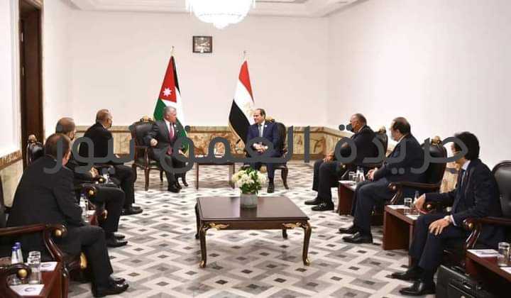 السيسي يلتقي ملك الأردن ببغداد تحت شعار خصوصية العلاقات كتب /ياسر صحصاح صرح المتحدث الرسمي باسم رئاسة الجمهورية بأن الرئيس عبد الفتاح السيسي أكد الحرص على التشاور والتنسيق المستمر مع شقيقه العاهل الأردني الملك عبدالله الثاني ملك الاردن في ضوء ما يتمتع به البلدان الشقيقان من روابط تاريخية وطيدة وعلاقات أخوية على المستويين الرسمي والشعبي، معرباً سيادته في هذا الصدد عن التطلع لمواصلة التنسيق القائم بين البلدين على مختلف المستويات، سواء ثنائياً أو في إطار آلية التعاون الثلاثي مع العراق، لاسيما في ظل تعاظم التحديات التي تواجهها المنطقة. كما أكد الرئيس تضامن مصر الكامل ودعمها للمملكة الأردنية الهاشمية الشقيقة وقيادتها، مشدداً على أن أمن الأردن هو جزء لا يتجزأ من الأمن القومي المصري، ودعم مصر لمسيرة التنمية التي يقودها جلالة الملك عبدالله، ومساندته في كافة إجراءاته وجهوده للحفاظ على أمن واستقرار المملكة ضد أي محاولات للنيل منها. من جانبه؛ أكد العاهل الاردني اعتزاز بلاده بالعلاقات شديدة الخصوصية والروابط القوية التي تجمعها بمصر على جميع المستويات، مشدداً على حرص الأردن على تعميق التنسيق والتشاور المكثف مع مصر إزاء مختلف القضايا، وكذلك تطوير آفاق التعاون الثنائي في ظل مردوده الهام على المصالح المشتركة للبلدين والشعبين الشقيقين واستقرارهما وازدهارهما، فضلاً عن أهمية ومحورية الدور المصري بالمنطقة، بما يساهم في مواجهة التحديات المشتركة التي تمر بها الأمة العربية. وأضاف المتحدث الرسمي أن اللقاء تناول استعراض مجمل العلاقات الثنائية بين البلدين، خاصةً ما يتعلق بالتعاون في ملف الطاقة، ومكافحة الإرهاب والفكر المتطرف، وسبل تعزيز العلاقات الاقتصادية وزيادة التبادل التجاري بما يرقى إلى مستوى العلاقات السياسية بين البلدين، مع الترحيب في هذا الصدد بنتائج اللجنة العليا المصرية الأردنية المشتركة التي اختتمت أعمالها في ۲۳ مارس الماضي، فضلاً عن بحث الآليات الفعالة من أجل تنفيذ المشروعات المتفق عليها في إطار آلية التعاون الثلاثي مع العراق. كما شهد اللقاء تبادل الرؤى بشأن آخر مستجدات الأوضاع الإقليمية، حيث تم التوافق حول أهمية استمرار التنسيق المتبادل وتضافر الجهود المشتركة، بهدف التأكيد على مبدأ التسوية السياسية الشاملة لمختلف النزاعات والقضايا في المنطقة. وتم التطرق إلى تطورات عملية السلام في الشرق الأوسط، والتنسيق القائم بين البلدين الشقيقين في هذا الإطار، خاصةً في أعقاب الأحداث الأخيرة في قطاع غزة، حيث أشاد العاهل الأردني في هذا الإطار بالجهود المصرية الحثيثة التي أفضت إلى وقف إطلاق النار بين الإسرائيليين والفلسطينيين، وكذا مبادرة مصر لإعادة إعمار القطاع، كما أكد الجانبان على أهمية العمل في هذا الإطار على تكثيف الجهود الدولية لتسوية الأزمة الفلسطينية، استناداً لقرارات الشرعية الدولية، بهدف حلحلة عملية السلام واستئناف المفاوضات. جدير بالذكر أنه من المتوقع عقد لقاء قمة ثلاثي اليوم بين زعماء مصر والعراق والأردن في بغداد لمناقشة عدد من القضايا المشتركة بين الدول الثلاثة.