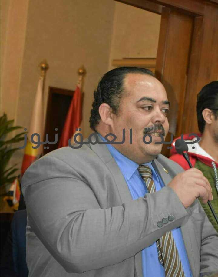 السياسي المصري " سيد الأسيوطي " يطالب بتشريع يكفل حماية الأيتام والمرأة المعيلة جدد السياسي المصري “سيد حسن الأسيوطي” منسق ائتلاف أحنا الشعب و المتحدث الأعلامي، مطالبة كلاً من ،،، ( الحكومة المصرية ومجلس النواب – وبخاصة لجنة التضامن الإجتماعى ، التى يترأسها النائب الدكتور عبد الهادي القصبي ) ، والذى وصفه “الأسيوطى” بأنه الرجل صاحب المواقف الوطنية والإنسانية المحترم . ، إذ طالب “الأسيوطى” الجميع – بالقيام بدراسة مشروع قانون لحماية الأطفال الأيتام ، نزلاء دور الرعاية الأجتماعية والذين لا عائل لهم ولا عائلة ترعاهم، كما طالب “الأسيوطى” – أن يكفل هذا القانون لهؤلاء الأطفال الرعاية المطلوبة ، وخاصة بعد بلوغهم وفى مرحلة سن الزواج والتخرج ، وعلي أن يكون لهم حق التعيين في الوظائف الحكومية كغيرهم ، أو توفير معاش بديل لهم للإعانة وتوفير المسكن الملائم لهم ، هم أيضاً بنسبة كما لذوي الإحتياجات الخاصة . كما أوضح “الأسيوطى” – فى تصريحه بأنهم هم الفئة الأولى بالرعاية أكثر من أي شخص أخر ، ولكي نستطيع الوصول بهم لإندماجهم أيضاً في المجتمع . هذا وقد طالب” الأسيوطي” – مشدداً على ضرورة إعادة النظر في معاش الضمان الإجتماعى ، لكل من الأرامل والمطلقات والمرضي ، وذلك عملاً على تخفيف معاناة هذه الفئات الأكثر إحتياجاً . مشيراً إلى أن ذلك سيكون متمشياً مع إحتياجاتهم الملحة ، وتنفيذاً لما هو واجب طبقاً للمبادرات الإنسانية التي تم أطلاقها في هذه المرحلة ، من القيادة السياسية الحكيمة السيد – الرئيس “عبد الفتاح السيسي” – وبخاصة مبادرة “حياة كريمة” التي تهدف إلي ، حماية من هم أولى بالرعاية ، والفئات الأكثر إحتياجاً في المجتمع المصري ، وتوفير ولو أقل مستوى لهم من ( الحياة الكريمة تلك ) التي تسعي الدولة لتحقيقها علي قدمآ وساق خلال هذه المرحلة.