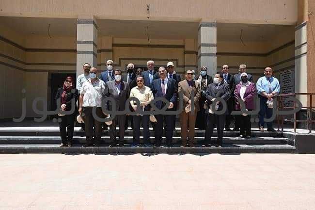 مجلس جامعة الفيوم يتابع انتهاء الإنشاءات بكلية الثروة السمكية والداجني بمنطقة دمو كتبت/ فاطمه رمضان تابع مجلس جامعة الفيوم برئاسة الأستاذ الدكتور أحمد جابر شديد رئيس الجامعة، وعضوية السادة أعضاء المجلس الموقر، أعمال الانتهاء من الإنشاءات بكلية الثروة السمكية، وأعمال الإحلال والتجديد في مزارع الإنتاج الحيواني والداجني بمزارع الجامعة بمنطقة دمو، وذلك على هامش انعقاد الجلسه رقم (١٨٨) لمجلس جامعة الفيوم، اليوم الأربعاء٢٠٢١/٦/٣٠. صرح شديد أن مبنى كلية الثروة السمكية يضم مدرجًا كبيرًا يتسع لحوالي 560 طالب وطالبة، بالإضافة إلى مدرجين آخرين سعة 200 طالب وطالبة لكل منهما، و12 معمل أنشطة مختلفة، بالإضافة إلى ٧٠ مكتب إداري، ومكتب العميد، ومجلس الكلية، ومكاتب السادة وكلاء الكلية، وقاعة السيمنار، وصالة إكلينيكية وأخرى جراحية. وأشار سيادته أن مجلس الجامعة تابع أيضًا أعمال الإحلال والتجديد بمزرعة الإنتاج الداجنجي، والتي تضم ٣ عنابر رئيسية سعة 3000 دجاج بياض لكل عنبر، بالإضافة إلى عنبر تسمين، وكذلك مزارع الإنتاج النباتي، والتى تنقسم الى مزارع محاصيل تضم ٦ صوب، تعمل بكفاءة تامة، وصوبة خاصة بمشاريع التخرج لطلاب كلية الزراعة، بالاضافة إلى مزارع البساتين التي تحتوي على أشجار المانجو والزيتون والعنب والخوخ، وكذلك تحتوي المزرعة على ثلاث أحواض استزراع سمكي رئيسية، بالاضافة إلى حوض للأبحاث. كما تم تفقد مزرعة الإنتاج الحيواني عدد كبير من رءوس الأبقار والأغنام، وأن أعمال التطوير في المزرعة تجري بوتيرة مستمرة من أجل زيادة سعة المزرعة الحيوانية ورفع كفاءتها.