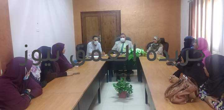 وكيل زراعة الفيوم يفتتح الحلقة الجماعية النقاشية مع المستفيدين للمنح المقدمة من "الفاو" كتبت/ فاطمه رمضان في إطار اهتمامات السيد القصير وزير الزراعة واستصلاح الأراضي بالمشاريع التنموي، افتتح الأستاذ الدكتور ربيع مصطفى وكيل وزارة الزراعة بالفيوم الحلقة الجماعية النقاشية مع المستفيدين للمنح المقدمة من الفاو وذلك بقاعة الاجتماعات بالمديرية المنظمة من قبل مديرية الزراعة بالفيوم بالتعاون مع المكتب الإقليمى للشرق الأدنى وشمال أفريقيا لمنظمة الأغذية والزراعة للأمم المتحدة (الفاو). و ذلك بحضور الدكتور عصام محمد زكي، باحث أول معهد بحوث الاقتصاد الزراعي، و الأستاذ أشرف، بالإرشاد الزراعي، والمهندسة سهام، بالإرشاد الزراعي، والأستاذة فاطمه جاد، مسئول الإعلام والعلاقات العامة بالبحوث الزراعية بالفيوم. وذلك فى إطار وضع دليل إرشادي لتعزيز أثر البحوث من أجل التنمية وتعزيز الروابط المؤسسية بين الجهات الفاعلة في نظم البحث الزراعي الوطنية في مصر، الجوانب المتعلقة بالمشاكل والتحديات وأراء المستفيدين من أجل التغلب على تلك التحديات، ومدى مشاركتهم واستفادتهم من نتائج البحوث الزراعية من أجل ضمان استمرارية الخدمات بعد انتهاء المشروع.