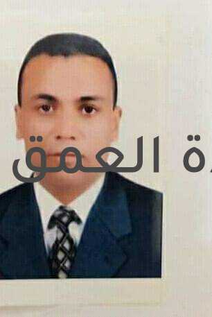 حلم فى منتصف الليل(5) بقلم/ محمد ريحان أرسل أمين الشرطة (سامي)بصره وهو يصارع الأمواج والدومات المائية فى هذه المنطقة من نهر النيل -إلى أى قارب أو سفينة نيلية أو أى أحد يساعده فى النجاة من هذا الغرق الذى يحوم حوله خاصة فى هذا الوقت المتأخر من الليل ،ولكنه لم يجد شيئا وكأن النيل ابتلعها جميعا كما يحاول ابتلاعه الآن فى هذه الليلة المثيرة . نظر إلى السماء-- فى إحدى نوبات غوصه وطفوه فى مياه النيل- ،وكأنه يستعطفها أن تمد له يد العون ،وتنقذه من هذه المحنة التى أوقع نفسه فيها ....هو لم يكن يرجو إلا الخير وإرضاء ربه فى عمله الشاق هذا ،ومطاردته لهذا الشخص --الذى بدا وكأنه شبح-- كانت لبحث ما وراءه من مصائب قد يتمخض عنها جريمة ينتج عنها ضحايا أبرياء ....تذكر أهله وأسرته الصغيرة ،ومروا أمام عينه فى هذه اللحظات الصعبة ...تذكر والدته الطيبة ودعاءها المتكرر له عندما يخرج لعمله ((ربنا يجبر بخاطرك يا بنى ويوسع رزقك ...وترجع لنا مجبور الخاطر...خد بالك من نفسك يا سامى ..وأوعى يا ابنى تمد إيدك للحرام مهما حصل)) ثم تذكر زوجته عزيزة وخوفها عليه وأولادهما معاذ ذو الثمانية أعوام والذى كان يزعجه أثناء نومه بالكرة التى لا تفارق قدميه والتى لا يحلو له لعبها إلا فى الشقة ،وابنته (هنا) التى لم يتجاوز عمرها السادسة والتى لا تهدأ حتى يحملها بين ذراعيه ويقبلها ويعطيها باكو الشيكولاته التى تحبه كل يوم عند عودته صباح كل يوم من نوبتجيته الليلية. مر كل هذا أمام عينيه وكأنه شريط فيلم سينمائى تتتابع مشاهده وتتوالى أحداثه فى لحظات ما قبل الموت .قال سامى لنفسه وهو يصارع الأمواج والدوامات المائية ،والتى تجذبه بعنف لأسفل تمهيدا للإجهاز عليه حتى تمام موته وغرقه((آه يا دنيا ...بقى كده ... أخرة الجرى والتعب والشقا هموت بعيد عن بيتى وأهلى ....بس أنا هكون شهيد وهطلع فوق عند ربنا وهو راضي وفرحان بيا ....ربنا قال كده فى قرآنه: وَلَا تَحْسَبَنَّ الَّذِينَ قُتِلُوا فِي سَبِيلِ اللَّهِ أَمْوَاتًا ۚ بَلْ أَحْيَاءٌ عِندَ رَبِّهِمْ يُرْزَقُونَ (169) فَرِحِينَ بِمَا آتَاهُمُ اللَّهُ مِن فَضْلِهِ وَيَسْتَبْشِرُونَ بِالَّذِينَ لَمْ يَلْحَقُوا بِهِم مِّنْ خَلْفِهِمْ أَلَّا خَوْفٌ عَلَيْهِمْ وَلَا هُمْ يَحْزَنُونَ (170) 