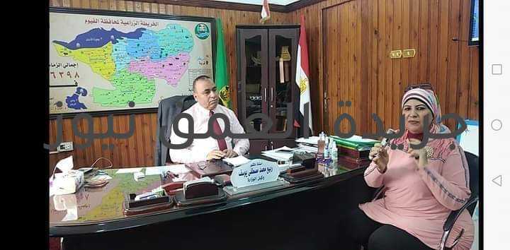 وكيل زراعة الفيوم يتحدث عن المشروعات الزراعية العملاقه في عهد رئيس الجمهورية كتبت/ فاطمة رمضان أكد الدكتور ربيع مصطفى وكيل الزراعة بالفيوم أنه منذ تولى الرئيس عبد الفتاح السيسي المسئولية في شهر يونيو 2014، وقد شهد القطاع الزراعى بمحافظة الفيوم العديد من الانجازات أهمها أنه أثبت فى ظل جائحة كورونا ومن ضمن القطاعات الاقتصادية الإنتاجية التي تتسم بالمرونة والأكثر قدرة على مواجهة الصدمات والتعامل معها واستيعابها مما شهد تزايد أهميته على المستوى المحلي والدولي وشهدت مصر إنجازات زراعية غير مسبوقة شملت تنفيذ حوالي 320 مشروعا تكلفت أكثر من 40 مليار جنيه بالاضافة إلى مئات المليارات التي تم انفاقها على البنية الاساسية. واضاف أن ما تم إنجازه بمحافظة الفيوم في 7 سنوات نهضة غير مسبوقة وتم وضع استراتيجية التنمية للثروة الزراعية تمثلت فى تم إعطاء أهداف لتطوير القطاع عن طريق محورين أساسين محور التوسع الرأسي ومحور آخر هو التوسع الأفقي ويقوم الاول به مركز البحوث الزراعية عن طريق استنباط أصناف جديدة ذات إنتاجية عالية وقصيرة العمر تقوم بتوفير المياه وتقاوم الأمراض والتغيرات المناخية ، بينما يعمل التوسع الافقى من خلال باقي أجهزة وزارة الزراعة وقطاع الخدمة الوطنية عن طريق إستصلاح مليون ونصف فدان كمرحله أولي علاوة على مشروع الدلتا الجديدة والري يستهدف حوالي 2 مليون فدان. بينما شهد مجال الهندسة الزراعية تطوير نظم استخدام الميكنة الزراعية بمحافظتى المنيا والفيوم، وتوفير سطارات لزراعة القمح على المصاطب وكومباین لحصاد القمح بهدف التسهيل على الفلاح، وإمداد محطات الزراعة الأليه بالفيوم ( محطة إطسا ، محطة سنورس ) بالآلات الحديثة، و إمداد 5 جمعيات تعاونية بألات زراعية حديثة وذلك من خلال مشروع تطوير نظم استخدام الميكنة الزراعية بمحافظتي المنيا والفيوم، وقد اجمالى توزيع الآلات على الجمعيات الزراعية بنحو 19 لجمعية فانوس ، 28 لبيهمو ، 22 لجمعية قارون والى ، 18 لسيلا ، 17 لإبجيج باجمالى 114 آلة زراعية حديثة ، وأضاف دكتور ربيع مصطفى أن المشروع القومى للصوامع قد صدر قرار جمهوري بإنشاء 50 صومعة معدنية داخل مصر تنفذ على عدة مراحل سعة كل منها 30 ألف طن بتخزين الأقماح المحلية وكانت الفيوم من ضمن المحافظات التي تم إنشاء عدد من الصوامع بها. ويهدف المشروع إلى القضاء على الفاقد الكمي والنوعي للحبوب والناتج عن تخزينها في الشون المفتوحة والذي يصل نسبته إلى 10 % مما يكبد الدولة خسائر كبيرة ، ويعد المشروع نقلة حضارية متميزة في نشاط تخزين الحبوب وخاصةً القمح وتضمن صلاحية الأقماح اللازمة لإنتاج الخبز البلدي المدعم بالمواصفات والجودة العالية حيث يبلغ عدد الشون والصوامع بالفيوم 14 صومعه وشونه وبقدره استيعابية تصل إلى 201340 طن ، حتى أن الشون والصوامع بالمحافظة والتى استقبلت القمح المحلى هذا الموسم وصل اجمالى القدرة الاستيعابية بها من القمح حوالى 201340 طن. وامتدت الانجازات لتطوير منظومة الرى حيث شهد مشروع تحديث منظومة الري وتبطين الترع والمصارف بالفيوم يعتبر من أهم المشروعات التي يجري تنفيذها حالياً حيث يأتي في إطار توجه الدولة لرفع كفاءة إستخدام المياه ومواجهة الفقر المائي كما أنه يسهم في زيادة الإنتاجية وتخفيض مستلزمات الانتاج وتعظيم الاستفادة من وحدتي الأرض والمياه لتشجيع المزارعين والاشتراك في المنظومة لتحول من الري بالغمر الى الري الحديث ( تنقيط ـ رش ) وكذلك المشروع القومي لتبطين الترع والمساقي وتطوير الري الحقلى مع اتباع الممارسات الزراعية السليمة هذا وبالإضافة إلى التوسع في التسوية بالليزر والزراعة على مصاطب والتسطير من خلال قطاع الزراعة الآلية وجهاز تحسين الأراضي بالوزارة ، ومن أهم مزايا الري الحديث يقلل استخدام التقاوي إلى 25 % ، و يزيد الإنتاج إلى أكثر من 30 % ، يزيد المساحة المنزرعة أكثر من 10 % ، يقلل إستخدام مياه الري 40 % ، حتى أن اجمالى التحول الى الرى الحديث داخل زمام مراكز المحافظة وصل الى 7518 رى بالتنقيط ، 174 رى بالرش باجمالى 7692 فدان داخل الزمام ، و35726 فدان خارج الزمام باجمالى المساحة 43418 فدان. ولا تزال هناك متابعة لتنفيذ مشروعات تأهيل الترع بزمام محافظة الفيوم من خلال الادارة المركزيه للموارد المائيه والري بالإشتراك مع مديريه الزراعه بالفيوم من خلال خطة منظمة لتبطين الترع بمختلف زمامات المحافظة باجمالى 88594 كم2 ، 44730 فدان ، وهناك انجازات تشهدها محافظة الفيوم فى عمل تطوير الرى الحديث فى بساتين الفاكهة داخل وخارج الزمام بالمحافظة باجمالى 28504 فدان و23 قيراط ، وهناك مساحات جارى تحويلها للرى الحديث للتعاون مع البنك الزراعى المصرى باجمالى 91123 فدان و11 قيراط ولم يتوقف الامر عند هذا الحد فقد شهد انشاء مشروع 100 الف صوبة زراعية من خلال المشروع القومى للغذاء تعطى انتاجيه حوالي مليون فدان حيث تقوم ببناء مجتمعات زراعية تنموية متكاملة وسيادة مفهوم الجودة الفائقة للمنتجات الطازجة محلياً خالية من الملوثات وتوافر زهور القطف بالأسواق المحلية بكميات تسمح بزيادة تداولها فضلاً عن السماح للإحلال التدريجي بالإنتاج من الحقل المكشوف بإنتاج عالي الجودة من الصوب وتعظيم الاستفادة من وحدتي الأرض والمياه كما يوفر مشروع الصوب الزراعية أكثر من 300 ألف فرصة عمل للشباب من خريجي الجامعات من التخصصات المختلفة وخريجي كليات الهندسة والزراعة ، وتم توقيع عقد انشاء مجمع الصوب الزراعية بمنطقة اللاهون بمحافظة الفيوم على مساحة 16.5 ألف فدان في إطار المشروع القومى للصوب الزراعية حيث ستقوم شركة إنبى الذراع الهندسى لقطاع البترول بمهام المقاول العام للمشروع لتنفيذ أعمال الإنشاءات المتكاملة لمجمع اللاهون الجديد لصالح الشركة الوطنية للزراعات المحمية التابعة لجهاز مشروعات الخدمة الوطنية واعتبر هذا المشروع بمثابة إنجاز كبير وتاريخى فى عهد الرئيس عبد الفتاح السيسى داخل محافظة الفيوم. ووصل عدد الصوب 2920 صوبه في اللاهون والمتوقع من الإنتاج من الخضر ويقابل قدر من الأفدنة حوالي 250 فدان وكم فرصة عمل للشباب حوالي 38 ألف فرصه عمل ، وأكد وكيل مديرية الزراعة بالفيوم انه فى مجال الزراعات التعاقدية قامت وزارتى الزراعة والتموين بالتعاقد مع المزارعين ولأول مرة يتم تنفيذها هذا العام وتستهدف زراعة 250 ألف فدان من الفول الصويا بسعر 8000 جنية للطن دوار الشمس الزيتي لمساحة 100 الف فدان بسعر 8500 جنية للطن هذا بالإضافة الى التعاقد مع الشركة الوطنية المصرية للتطوير والتنمية الصناعية لتسويق أقطان الإكثار للموسم الجديد 2021 لصالح الشركة على كمية 150 ألف قنطاربالإضافة إلى زراعة بنجر السكر والقمح كمحاصيل شتوية إستراتيجية وتم زراعة حوالي 1000 فدان محصول دوار الشمس الزيتي في العروة الأولى وجاري زراعة الباقي في العروة الثانية ليكون المستهدف هو 4000 فدان وتمثل الفيوم حوالي 4 % من المستهدف على مستوى الجمهورية . وتعتبر محافظة الفيوم من المحافظات الرائدة فى زراعة القطن ومن المحافظات المبكرة فى هذة الزراعة التى تقوم عليها صناعة الغزل والنسيج فى جمهورية مصر العربية ، حيث تم إنتاج سلالة حديثة من القطن وتطوير المحالج بالفيوم وإنتاج التقاوي المسجلة للحفاظ على الإنتاجية المصرية وكان المنزرع بالفيوم صنف جيزة 90 وتم استبداله بصنف جديد وهو جيزة 95 ذات الإنتاجية العالية والمواصفات الجيدة والنضج المبكر وتبلغ مساحه القطن المنزرعه هذا العام 8943 فدان ، ومن المتوقع لما وجده المزارع هذا العام من إهتمام الدولة بزراعة القطن أن تزيد المساحة في العام القادم ومن المتوقع أن تصل إلى 20000 فدان. وقد شهدت زراعة عباد الشمس الزيتى بجميع مراكز المحافظة نهضة غير مسبوقة واهتمام كبير ، كما بلغت مساحة القمح المنزرعة هذا العام 200510 فدان ، ومساحه البنجر المنزرعه 34621 فدان بزيادة قدرها حوالي 15 % من العام السابق ،وأصبح المستهدف زيادة المساحة المنزرعة من بنجر السكر إلى 50000 فدان في العام القادم. وبالنسبة لإطلاق منظومة كارت الفلاح الذكى فقد تم ولأول مرة في عهد الرئيس عبد الفتاح السيسي تطبيق مشروع ميكنة الحيازة الزراعية الإلكترونية والتى يطلق عليها «كارت الفلاح» لخدمة المزارع المصري والتعامل مع رقم موحد للحيازة وربطه بالرقم القومي للحائز لضمان وصول دعم الدولة من مستلزمات الإنتاج من أسمدة وتقاوي لمستحقيها بالتعاون مع وزارات التخطيط والمالية والإنتاج الحربي والإتصالات وتكنولوجيا المعلومات وكان اطلاق كارت الفلاح في محافظة الفيوم قد تم اطلاقه في 4/11/2020 وتم إنهاء موضوع الحيازات الوهمية والمتعدى عليها والتي بلغت 4838 فدان تم توزيع وتفعيل حوالي 30 % من عدد كروت الفلاح الموجودة في البنك الزراعي المصري وجاري إعطاء تسهيلات للمزارعين لإستلام الكارت الذكي حتى يمكن دخولنا في مرحلة التطوير إبتداءاً من الموسم الشتوي القادم. ويبلغ عدد مراكز التنميه الريفية في الفيوم 12 مركز وهى تعمل على الإرتقاء بالمستوي الصحي والبيئي والزراعي والمفاهيم السكانية وزيادة دخولهم وتقديم خدمات للبيئة الريفية من خلال الكوادر الريفية المدربة وتنشيط الوحدات الخدمية الموجودة بالإرشاد وجعلها منارة تدريب لبدء مشروعات صغيرة ترفع من مستوي معيشة الأفراد. وقد أكد وكيل مديرية الزراعة بالفيوم على أن المحافظة قد ساهمت في الصادرات الزراعية من خلال التوسع وزيادة الإنتاج من الحاصلات المعدة للتصدير سواء كانت فاكهة أو نباتات طبية وعطرية أو محاصيل حقلية مثل البصل والملوخية الصعيدي، وأما عن قطاع الثروة الحيوانية ولأول مرة تم عمل حصر ميداني في الفيوم كما تم وضع خطة طموحه في اطار توجيهات القيادة السياسية تمثلت في توفير عجلات عشار وتحت عشار مستوردة ذات صفات وراثية عالية وإجراء تحسين وراثي للسلالات المحلية باستخدام التلقيح الإصطناعى من طلائق ذات صفات وراثية عالية لرفع الكفاءة الإنتاجية للسلالات المحلية من اللحوم والألبان وإنشاء تلقيح إصطناعى بالوحدات البيطرية وتجهيزها بالأجهزة المطلوبة لتنفيذ إجراءات التلقيح الإصطناعى فى القرى، وقد بلغ عدد مزراع الماشيه بالفيوم 1000 مزرعة، وعن المنح التى قدمت للثروة الحيوانية من البنك الزراعى باجمالى 542212 الف جنيه.