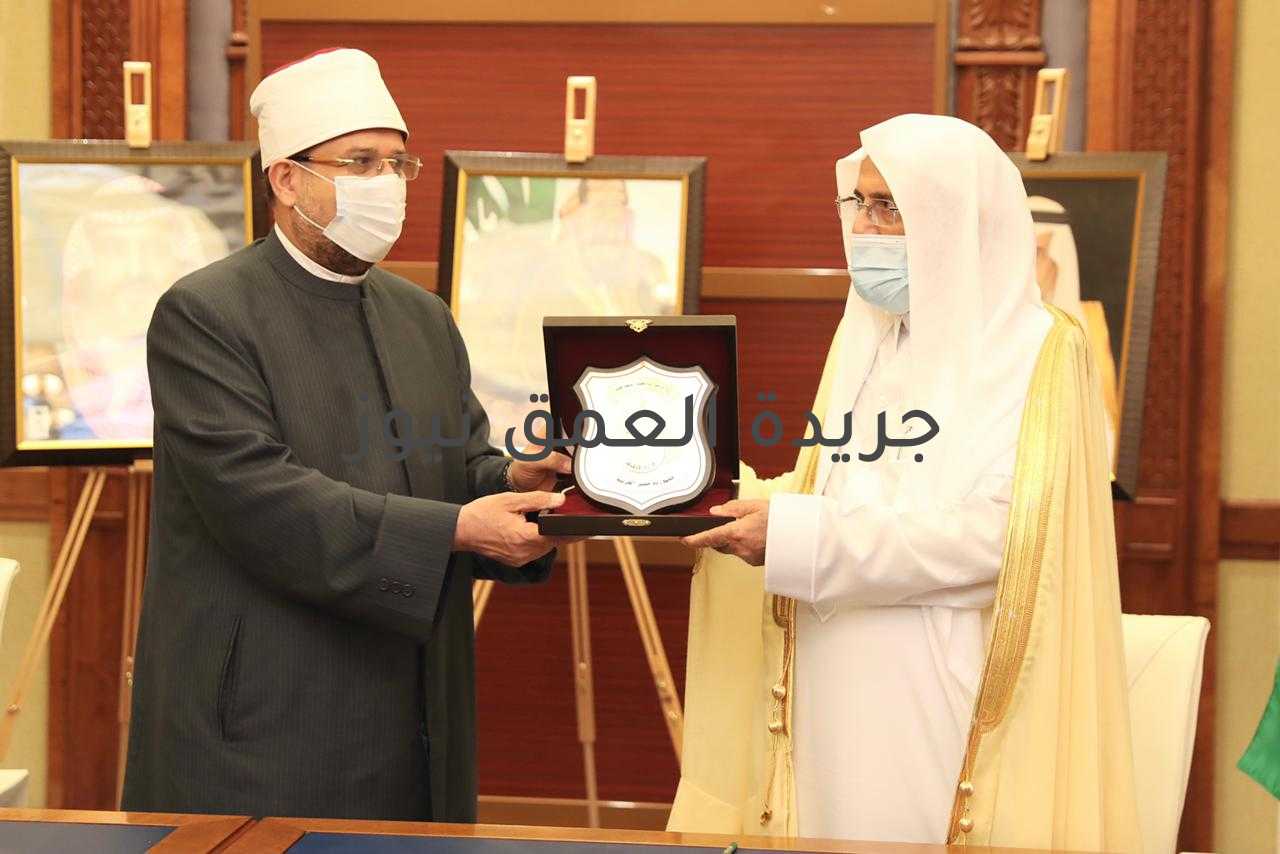 وزير الشؤون الإسلامية ووزير الأوقاف المصري يعقدان مؤتمرًا صحفياً عقب التوقيع كتب/ محمد صوابى يوقع وزير الشؤون الإسلامية والدعوة والإرشاد الشيخ الدكتور عبداللطيف بن عبدالعزيز آل الشيخ، ومعالي وزير الأوقاف بجمهورية مصر العربية الشقيقة الدكتور محمد مختار جمعة وزير الأوقاف المصرية ، اليوم العشرين من شهر ذي القعدة لعام 1442هـ، برنامجًا تنفيذياً لمذكرة التفاهم الموقعة مسبقًا في مجالات الشؤون الإسلامية بين البلدين الشقيقين، وذلك بقاعة المرجان للمؤتمرات بفندق الريتز كالرلتون بمحافظة جدة . فيما يعقد الوزيران " الدكتور عبداللطيف آل الشيخ " والدكتور محمد مختار جمعة " وزير الأوقاف المصرية عقب مراسم توقيع البرنامج التنفيذي مؤتمراً صحيفاً في تمام الساعة الواحدة ظهرًا وبحضور كافة وسائل الإعلام والقنوات الفضائية، حيث دعت الوزارة ممثلي القنوات والصحف للمشاركة بالموتمر الصحفي بهذه المناسبة . الجديد بالذكر أن توقيع البرنامج يأتي اتساقاً مع العلاقات السعودية المصرية المتينة والمتميزة والقائمة على مبدأ الأخوة ووحدة الهدف والمصير المشترك وحرص قيادة البلدين لكل ما فيه خير ومصلحة لخدمة الإسلام والمسلمين ونشر مبادئ الوسطية والاعتدال، ونبذ الغلو والتطرف والتصدي للجماعات المتطرفة.