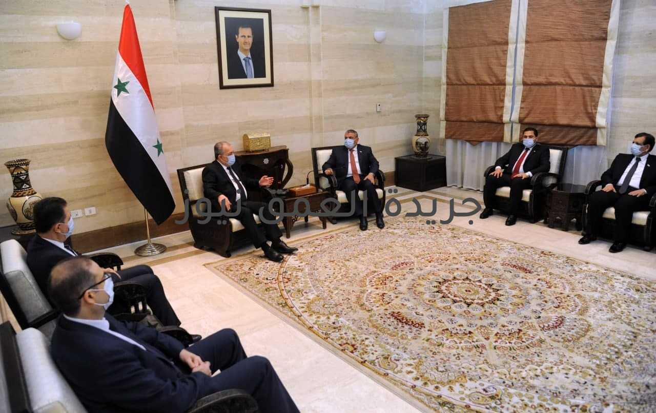 رئيس الوزراء السوري يستقبل السنافي ووفد المقاولين العراقيين والعرب في دمشق كتب/ محمد صوابى أكد رئيس مجلس الوزراء المهندس حسين عرنوس خلال لقائه اليوم علي فاخر السنافي رئيس اتحادي المقاولين العراقيين والمقاولين العرب والوفد المرافق أهمية دور المقاولين في مجالات الإنشاء والبناء لاسيما في مرحلة إعادة إعمار وبناء ما دمره الإرهاب في البلدين. ودعا المهندس عرنوس إلى تعزيز التعاون المشترك بين المقاولين العرب والسوريين وإنشاء شركات مشتركة تحقق المصلحة المتبادلة، مشيراً إلى أن الحكومة السورية على استعداد لتقديم مختلف أنواع التسهيلات والدعم لأي خطوة تحقق التشاركية وتنعكس إيجاباً على عملية إعادة إعمار ما دمره وخربه الإرهاب الذي استهدف بشكل ممنهج البنى التحتية والقطاعات الخدمية والتنموية والصحية والتعليمية. كما أكد رئيس مجلس الوزراء أن القطاع الخاص شريك حقيقي للقطاع العام في تحقيق الاستقرار الاقتصادي والتنمية، إضافة إلى دوره في تأمين فرص العمل وتشغيل العمالة خصوصاً في قطاع المقاولات. من جهته قال السنافي إن زيارة الوفد إلى سورية هدفها بحث الأفكار والمقترحات حول العمل المشترك مع المقاولين والقطاع الخاص في سورية وتأهيل الأرضية المناسبة لصنع شراكات حقيقية تخدم الجانبين، ورسالة إلى كل المقاولين العرب للقدوم إلى سورية والمشاركة في مشاريع إعادة الإعمار في مختلف المجالات، معرباً عن حرص الاتحاد على بذل كافة الجهود في سياق تطوير وتعزيز إمكانات قطاع المقاولات. حضر اللقاء وزير الأشغال العامة والإسكان المهندس سهيل عبد اللطيف والأمين العام لرئاسة مجلس الوزراء الدكتور قيس محمد خضر ونقيب مقاولي سورية أيمن ملندي.