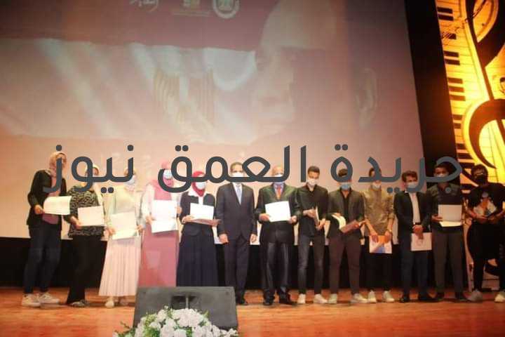 رحمي يكرم طلاب مدرسة STEM بالغربية كتب/ ياسر صحصاح قام الأستاذ الدكتور طارق رحمي، محافظ الغربية، بتكريم طلاب مدرسة المتفوقين للعلوم والتكنولوجيا بالغربية(STEM) خلال احتفالية الغربية بذكرى ثورة 30 يونيو المجيدة، بحضور ناصر حسن، وكيل وزارة التربية والتعليم، ولفيف من القيادات التنفيذية والشعبية والبرلمانية. والطلاب هم: عبدالرحمن رجب توفيق، ومحمد عصام محمد محمد، وخلود اسامه عبدالسيد، وريهام اشرف شوقى، وبسملة ايهاب عزيز، وحنين علام محمود، وهشام عبدالفتاح محمد، وايه اشرف شوقى، واحمد اسامه احمد، ويوسف عماد محمد، وابراهيم رمضان دياب، إضافة إلى احمد محمد العونى، مدير مدرسة المتفوقين بطنطا.