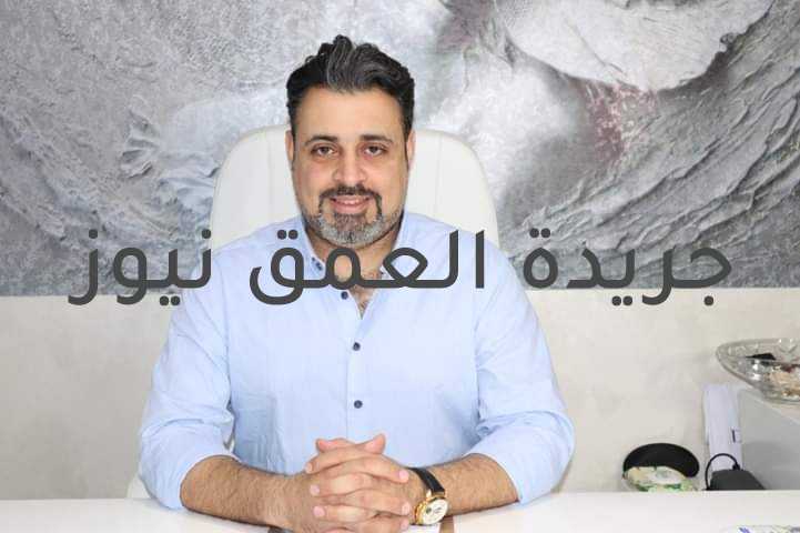 هيثم النجار: الأنف الكبير من أكثر المشكلات التي تزعج المرأة كتبت/ هدى العيسوي صرح الدكتور هيثم النجار أستاذ وإستشارى جراحات التجميل وتنسيق القوام، عضو الجمعية المصرية لجراحين التجميل، تتعد الوسائل وطرق علاج انحراف الانف بحسب الحالة ودرجة الانحراف ومن هذه الطرق الفيلر في علاج انحراف الأنف، لأن الكثيرون ينفرون من فكرة العملية الجراحية خاصةً إن كانت مشكلة انحراف أنوفهم مشكلةً جماليةً وحسب ولا تؤثر على صحتهم كثيرا. وقال الدكتور هيثم النجار أن علاج إنحراف الأنف بالفيلر تتم من خلال قيام الطبيب بحقن الفيلر في جانب الأنف الخاوي أو الذي يظهر فارغًا بسبب انحراف الحاجز للجانب الآخر حتى يصبح الجانبان متساويان في الحجم والبروز، وهذه الطريقة لا تحتاج سوى لعشرة دقائق وحقنة مخصصة وحسب، ولا حاجة للترتيبات والتجهيزات وفترة النقاهة ولا مجال للشعور بالألم. وأوضح الدكتور هيثم النجار كلما قل انحراف الأنف وقلت المشاكل الناتجة عنه كلما كان علاجه وتعديله أكثر سرعة وبساطة، مثل أن الطفل الصغير يمكن تعديل انحراف أنفه عبر جبيرة أو ملقط مخصص يتم ربط غضروف الأنف اللين به بعد التأكد من أنه لن يؤثر على عملية التنفس ومع الوقت يعتدل الأنف. وأضاف الدكتور هيثم النجار يعد الأنف من معالم الجمال في وجه المرأة لذلك تجرى عملية تجميل الأنف وتصغيرها بشكل دائم من قبل النساء ذلك لأن لا شيء يشغل بال المرأة أكثر من جمالها وأناقتها، فكل امرأة على وجه الأرض تحلم بأن تكون امرأة جميلة وجذابة ومليئة بالأنوثة والحيوية، لذلك تجدهن دائما يهتممن بكل التفاصيل حتى لو كانت تبدو أشياء بسيطة وصغيرة، إلا أنها بالنسبة لهم تعتبر غاية في الأهمية. وأشار الدكتور هيثم النجار تعد مشكلة شكل الأنف الكبير من أكثر المشكلات التي تزعج المرأة، لأنها تجعلها تبدو بشكل لا ترغب فيه، فتلجأ إلى عمليات تصغير الأنف حيث لا يوجد حل آخر لهذه المشكلة، وفي نفس الوقت هو حل آمن ليس له أي أضرار أو آثار جانبية.