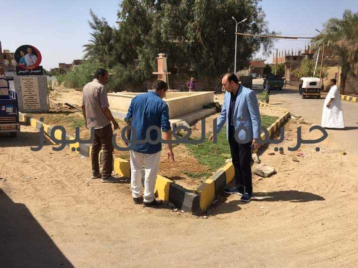 مسعود يصرح بمجهود الوحدة للنهوض بالمركز في كافة القطاعات لتحقيق رؤية مصر ٢٠٣٠ للتنمية الشاملة كتبت/ فاطمه رمضان صرح الأستاذ مراد، مسعود رئيس مركز ومدينة ابشواي، بمجهود الوحدة المحلية لمركز ومدينة ابشواي للنهوض بالمركز في كافة القطاعات لتحقيق رؤية مصر ٢٠٣٠ للتنمية الشاملة. حيث تحدث أولا عن مشاركة المجتمع المدني بتكلفة تتخطي 2.5 مليون جنيه بالجهود الذاتية والمشاركة المجتمعية و إحداث طفرة كبيرة في مجال التطوير والتجميل بمركز ومدينة ابشواي برئاسة السيد الأستاذ مراد مسعود. أولا: توفير خزان أوكسجين سعة 6000 لتر لمستشفي ابشواي المركزي وبوابة تعقيم لمجلس المدينة أول مركز علي مستوى الجمهورية يقوم بتصنيع الكمامات ذاتية وتوزيعها بالمجان على المنشات الحكومية ومواقف السيارات توفير أدوية بروتوكول علاج فيروس كورونا للعزل المنزلي وتوفير الوجبات للمواطنين والأطقم الطبية بمراكز العزل والمستشفي المركزي.                    ثانيا: تطوير ودهان واجهات المنازل والمساكن بالمدينة والقري ثالثا: إنشاء وتطوير كورنيش بحيرة قارون وسور تجميلي بشاطئ البحيرة رابعا: إنشاء وتطوير عدد 6 ميادين بالمدينة والقري وبوابة رئيسية للمركز • ميدان لفظ الجلالة بالطريق السياحي ابشواي الفيوم • ميدان الشلال الطريق السياحي ابشواي الفيوم • ميدان النصب التذكاري بوسط المدينة تخليدا لشهداء الوطن من الجيش والشرطة • ميدان الأطباء إنشاء أول ميدان على مستوي الجمهورية تخليدا لتضحيات جيش مصر الأبيض لمواجهة جائحة كورونا • ميدان الساعة طريق ابشواي ابوكساه السياحي • ميدان النافورة كوبري أبو جنشو مدينة ابشواي • البوابة الرئيسية حدود مركز ابشواي مع مركز الفيوم بالطريق السياحي وكذلك مد وتدعيم خطوط صرف صحي وتوصيلها لبعض المناطق قبل الرصف علي نفقة الأهالي وبإشراف فني وهندسي من الصرف الصحي و تطوير مجاري مائية بمداخل القري لخدمة المناطق المحرومة وتجنبا لتكسير الإسفلت الجديد وحفاظا على المال العام وإحلال وتجديد لافتة مبني الوحدة المحلية تحسينا للشكل الجمالي والحضاري.