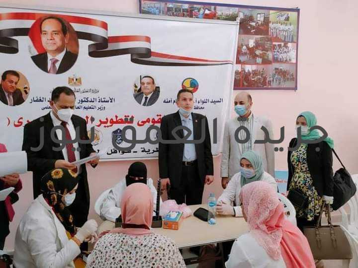 ضمن المبادرة الرئاسية"حياة كريمة" وبالتنسيق مع جامعة دمنهور ، قافلة تنموية سكانية شاملة بدمنهور كتب/ ياسر صحصاح أكد اللواء هشام آمنة، محافظ البحيرة، على استمرار وتكثيف القوافل السكانية والشاملة وخاصةً بالمناطق النائية والمحرومة وبقرى مبادرة "حياة كريمة" للمساهمة في تخفيف الأعباء عن كاهل المواطنين ومحدودي الدخل بالإضافة إلى نشر الوعي بالقضية السكانية وتحقيق الأهداف المرجوة من الإستراتيجية القومية للسكان والتنمية . هذا وقد قامت جامعة دمنهور برئاسة أ. د / عبيد صالح بالتعاون مع وحدة السكان بديوان عام المحافظة والوحدة المحلية لمركز ومدينة دمنهور بتنظيم قافلة سكانية شاملة بقرية الحجناية التابعة لمجلس قرية دسونس أم دينار وبحضور ممثل من وزارة الأوقاف وممثل الكنيسة وعمداء كليات التمريض والتربية والطب البيطرى بالجامعة و أطباء من كلية الصيدلة وبمشاركة ممثلي جميع الجهات الخدمية والتنفيذية بنطاق المركز والمحافظة . حيث أكد أ.د/ عبيد صالح - رئيس الجامعة على التعاون والتنسيق المستمر بين الجامعة كمؤسسة تعليمية والمحافظة بوحداتها المحلية وتضافر جهودها لتوفير معدلات تنمية شاملة تنظيم هذه القوافل من أهم وسائل خدمة المجتمع والبيئة كذلك تأتي تفعيلا لدور الجامعة في وصول الخدمات الشاملة لأهالي المحافظة الأكثر إحتياجاً . وأشارت د/ كريمة السلاموني - مدير وحدة السكان بالمحافظة الى خطورة القضيه السكانيه وأثر الزيادة السكانية فى التهام موارد الدولة وبعض الممارسات الخاطئه مثل ختان الإناث والتشريعات التى تتخذها الدوله للحفاظ على أرواح وسلامة الإناث و دور تنظيم الأسرة فى التنمية . وأكد م/ محمد مرعي - رئيس مركز ومدينة دمنهور على أهمية مثل تلك القوافل فى نقل وتوجية الخدمات للاماكن الأكثر إحتياجاً لإحداث توازن إقتصادي وإجتماعي وصحي وثقافي للمناطق المستهدفة مطالبا أهالى المنطقة بالإستفادة من الخدمات المقدمة . جاء ذلك خلال الندوة التى تم تنظيهما والتى تناولت أهمية القوافل السكانية لتحسين الأوضاع الصحية والإجتماعية ورفع درجة الوعى الصحى وأثر الزيادة السكانية فى التهام موارد الدولة و كذا حب الانتماء للوطن و أهمية تضافر الجهود للمحافظة على تراب الوطن . كما تم خلال القافلة تقديم الخدمات الآتية :- * قطاع الصحة : تم توقيع الكشف الطبى على ( ٢٥ كشف أطفال - ٦٢ باطنة وأمراض مزمنة - ٢٦ كشف نساء - تركيب ٤٦ وسيلة - ٤٨ كشف مخ وأعصاب - ١١٠ قياس ضغط - ١١٠ قياس سكر - ١٣٠ تثقيف صحى). كما تم صرف العلاج بالمجان الذى تم توفيره للمواطنين من قبل كلية الصيدلة. *إحصائيات القافلة الزراعية: تم تشخيص ٧٧ حالة لإصابات بزراعات الأرز والذرة و توزيع عدد ( ٩٠ لتر مبيد حيوي - ١٣٠ لتر أحماض أمينية - ٧٥ لتر عناصر صغري - ٣٥ لتر معالج للملوحة - ١٠٠ نشرة توعوية لزراعات الأرز والذرة). كما تم إعداد ١٥ برنامج تسميد وتغذية لزراعات جديدة. كما تم خلال القافلة علاج الحيوانات والطيور بالمجان وكتابه برامج التغذيه وعمل توعيه شامله بكافة الأمراض الوبائيه والمعديه والمشتركه التى تنتقل من الحيوان للإنسان وطرق الوقايه (جامعةدمنهور). * قطاع الطب البيطرى: تم تقديم ندوه تثقيفية توعوية عن مرض السل و البروسيلا وهى من الأمراض المشتركة بين الإنسان والحيوان وطرق الوقاية منها ، و ندوة إرشادية عن أهمية التحصين ضد مرض الحمى القلاعية وحمى الوادى المتصدع و تم تجريع عدد ( ٢١٦ ) أغنام ضد الطفيليات الداخلية و الرش ضد الطفيليات الخارجية و رش ٨ أبقار ، ٦ جاموس . * قطاع التموين : تم الرد على إستفسارات المواطنين حول البطاقات التموينية، بجانب توفير سيارة أنابيب بوتاجاز بواقع ١٥٠ أسطوانة بسعر المستودع. * هيئة قصور الثقافة: تم عمل ورشه لتعليم الرسم للأطفال و توزيع اوراق رسم و الوان و ادوات و عرض افضل الرسومات و تأتى مشاركة مركز الابداع لأول مرة بعمل ورشة فنية وتنفيذ ماكيت بمناسبة عيد الأضحى وورشة معرفية و ورش فنية اوروجامي و تلوين وعرض فيديو عن الانشطه الفنية لمركز الابداع االفني ومسرح العرائس بمشاركه ٣٠ طفل .