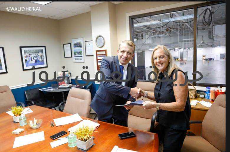 تنظيم المعرض الدولى المصرى للإستثمار العقاري بنيويورك كتب/ محمد صوابى شهدت مدينة نيويورك توقيع عقد تنظيم المعرض الدولى المصرى للإستثمار العقارى والسياحى بالولايات المتحدة الأمريكية بقاعة ميدو لاند بين شركة هاين ترادينج القابضة الأمريكية ويمثلها الرئيس التنفيذي رجل الأعمال الأمريكى حسن ابوالعنين و شركة ميدو لاند لإقامة المعارض ويمثلها المديرة التنفيذية روبون كيونو، حيث تعتبر ارض معارض ميدولاند ثانى اكبر قاعة معارض فى الولايات المتحدة حيث يقام بها سنويا عديد من المعارض لعرض المنتجات والمعارض العقارية من جميع أنحاء العالم. وقد صرح رجل الأعمال المصرى الأمريكى حسن ابو العينين أن مدة هذا العقد خمس سنوات يعطى شركة هاين حصريا تنظيم المعارض الاسثتمار العقارى والسياحى والصناعى، حيث أن توقيت المعرض سنويا فى مثل هذا الوقت الذى يتميز بالكثير من المميزات الدعائية والإقبال الجماهيري من جميع أنحاء العالم والإقبال من جميع الولايات الأمريكية لزيارة مدينة نيويورك. وقال رجل الاعمال حسن ابو العينين ان اختيار التوقيت هوا نفس توقيت حضور الوفود الدبلوماسية من جميع دول العالم لحضور المؤتمر السنوى للامم المتحدة. واضاف السيد ابو العنين ان تطور الاسثمار العقارى فى مصر وانشاء المدن الحديثة مثل العاصمة الادارية ومدينة العلمين والجلالة دليل واضح علي نجاح الحكومة المصرية فى تعديل وبناء البنية التحتية وتطوير الطرق وتطوير الخدمات السياحية والعقارية كان من اهم اسباب انجذاب المسثمرين العالميين للإستثمار فى مصر.