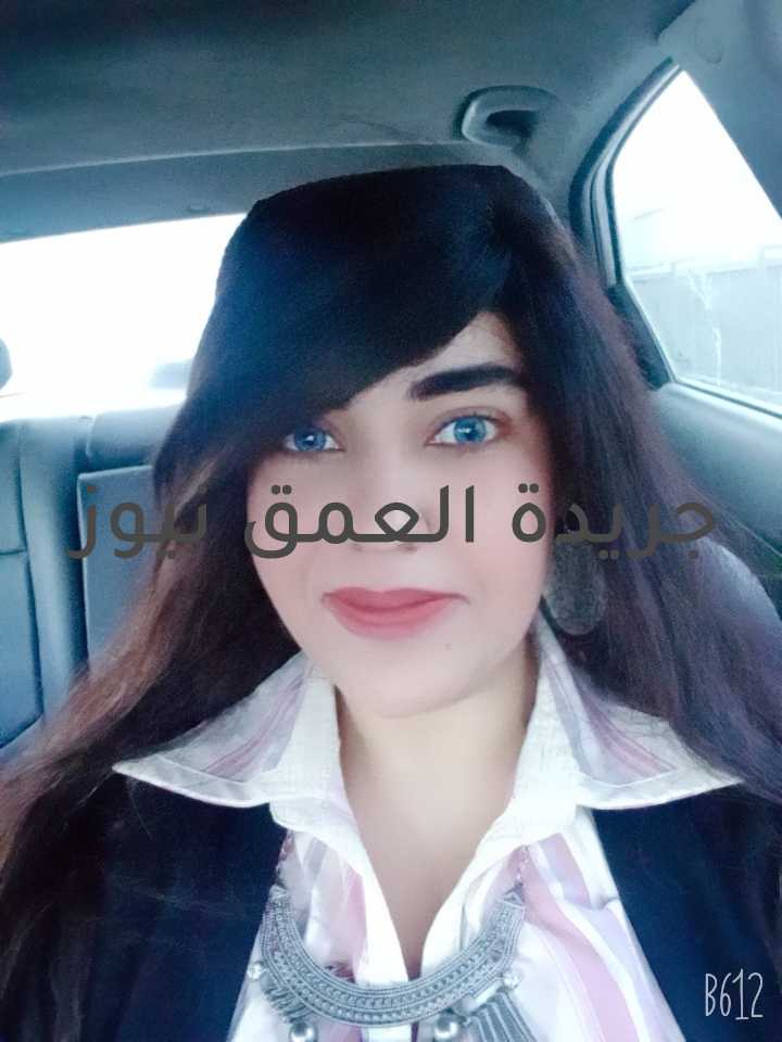 تحليل دلالات خطاب تهنئة الرئيس المصري "عبد الفتاح السيسى" لنظيره الصينى "شي جين بينغ" بمئوية الحزب الشيوعي الصيني بقلم/ د.نادية حلمي أهم ما استوقفنى فى خطاب الرئيس (السيسى)، هى عرضه فى خطابه لظروف إنشاء الدولة الصينية الحديثة ونجاح ثورتها فى عام ١٩٤٩، والتى تأتى فى ظروف مشابهة لثورة (٣٠ يونيو) فى مصر والتى قادها الرئيس "السيسى" بعد ملايين الحشود التى طالبته وقتها كوزير للدفاع للوقوف بجوار الشعب المصرى الثائر ضد حكم جماعة الإخوان المسلمين، والتى يحتفل المصريون بها هذه الأيام فى ٣٠ يونيو، فى ظروف مشابهة لإحتفال الحزب الشيوعى الصينى بمئويته وعيده المائة فى الأول من يوليو هذا العام. وذلك ما ينقلنى كخبيرة فى الشأن السياسى الصينى، لإلقاء الضوء على كلمة الرئيس السيسى، وتحليلها من زاوية (قصة نجاح الحزب الشيوعى الحاكم فى الصين ومئويته التى يحتفل بها هذا العام، وعلاقتها وتشابهها مع ثورة ٣٠ يونيو فى مصر وقائدها الرئيس السيسى). - أوجه التشابه والإختلاف ما بين (الثورة الصينية عام ١٩٤٩) وسياسات الحزب الشيوعى الصينى وثورة (٣٠ يونيو) فى مصر وسياسات الرئيس السيسى اهتميت أنا - على المستوى الشخصى - بتحليل عدد من الجوانب العامة فى التشابهات بين أسباب قيام (ثورة ١٩٤٩) فى الصين، والتى مهدت لوصول سلطة الحزب الشيوعى الصينى للحكم رغم نشأته عام ١٩٢١، و (ثورة ٣٠ يونيو) فى مصر، وما تلاها من قراءة سريعة ومختصرة للمشهد فى الحالتين، لما لذلك من دلائل، وتسليط الضوء عليهما سريعاً لما لاحظته مؤخراً عند إعادة قراءتى للمشهد السياسى فى كلاً من بكين ومصر، من وجود أوجه تشابهات – ربما لم يلتفت لها الكثيرون - على النحو الآتى: ١) مرت الثورتين بعلاقات مضطربة مع الغرب فى بدايتهما: نتيجة لإختيارهما لمواقف مستقلة تعكس التحديات الحقيقية التى تواجه شعوبهم والمنطقة. هذا فضلاً عن بعث (الهوية القومية) ومضامينها المعارضة للتدخلات الأجنبية فى شئوننا الداخلية. فمنذ عام ١٩٢١ حتى قيام (ثورة ١٩٤٩) فى الصين، قاد (الحزب الشيوعى الصينى) كافة أبناء الشعب الصينى فى نضالات شاقة ومريرة، وأسقط حكم الإمبريالية والإقطاعية والرأسمالية البيروقراطية، وأسس (جمهورية الصين الشعبية) بعد نجاح ثورته. وبعد تأسيس الجمهورية، قاد الحزب الشيوعى الصينى أبناء شعبه بمختلف قومياته فى صيانة إستقلال البلاد وأمنها. وكانت بداية ثورة (٣٠ يونيو) فى مصر هى إسقاط حكم (الميليشيات والطوائف الدينية) والحفاظ على (هوية الدولة المصرية المدنية بالأساس)، وعدم تقسيم البلاد والحفاظ على وحدتها. ٢) أما عن دور الزعامات الجديدة فى مصر والصين بعد الثورة: فنلاحظ هنا إتجاهها الواضح إلى إحداث توازن فى علاقاتهما الإقليمية والدولية وتصحيح الإختلالات التى حدثت فيهما خلال الفترات السابقة عربياً وأفريقياً ودولياً. ٣) وبخصوص نظرة القيادات السياسية بعد ثورة ٣٠ يونيو فى مصر وثورة ١٩٤٩ فى الصين للعالم: فكلاهما أوضحا أن التعاون هو الأساس، مشترطين ألا يتم ذلك على حساب مصالح القوى الصغيرة والمتوسطة، وألا يمثل هذا اتفاقاً على الهيمنة على العالم. ٤) أما عن الخبرات المشتركة لكلاً من ثورتى مصر والصين: لقد إكتسبت الثورتان خبرة كبيرة – رغم قصر فترتهما – فيما يتعلق بالوضع الدولى، وإدارة علاقاتهما مع واشنطن والغرب. وإعادة تكييف نظمهما وسياساتهما مع إستمرار تقييمهما لما وصلت إليه تجارب ومراحل النمو فيهما. مع إتفاقهما على ضرورة الإستفادة من إتجاهات التطور والتحديث الإقتصادية والتكنولوجية العالمية كشروط ملحة لمواكبة التحديث وآليات العصر الحديث. ٥) وللإجابة عن سؤال التشابه بين بدايات الثورة الصينية والمصرية: فقد أكدت الثورة الصينية عام ١٩٤٩ ثلاثة أهداف رئيسية، الأول (القومية)، وكانت تهدف إلى الإستقلال عن النفوذ الأجنبى، والهدف الثانى (التوحد تحت هدف قومى) يحكمة سلطة مركزية، والهدف الثالث (التغيير الجذرى للظروف الإقتصادية والإجتماعية). والمدقق فى الأهداف الثلاثة يجدها هى نفس أهداف الثورة المصرية فى (٣٠ يونيو) للخروج من عباءة التبعية كثورة جديدة لتصحيح مسار ٢٥ يناير، ولتحسين الظروف الإقتصادية والمعيشية، من خلال ما تمخض عنها من مشروعات وبنية تحتية أساسية. ٦) وللتعرف على الأجيال والزعامات التى قادت الثورتين فى مصر والصين: فمنذ تعزيز سلطتى جيش التحرير الشعبى والحزب الشيوعى الحاكم بعد ثورة ١٩٤٩، توالت على حكم الصين حتى الآن (خمسة أجيال) من القيادة الجماعية على قمة هرم الحزب والدولة، وإنعكس ذلك فى الخطاب الرسمى للبلاد، فإرتبطت كل قيادة توالت على حكم الصين بعد الثورة فى ذهن وعقل أبناء الشعب الصينى، لما إتسمت كل منها بسمات محددة تندرج تحت (الإيديولوجية العامة للحزب). وصولاً إلى (الجيل الخامس) أو الحالى بزعامة الرئيس الصينى(شى جين بينغ). ولكن ما يميز أجيال ثورة (٣٠ يونيو) فى مصر، هى كونها بالأساس (ثورة شعبية) شاركت فيها كل المؤسسات الوطنية المصرية، تحت شعار (نريد الوطن، بينما هم يريدون الميليشيات والطوائف). ٧) ركائز السلطة بعد ثورتى (٣٠ يونيو) فى مصر و (١٩٤٩) فى الصين: ثلاثة مواقع قيادية تشكل ركائز السلطة الثلاث فى الصين هى (الحزب الشيوعى الحاكم)، والدولة (الحكومة) بكافة قياداتها وتشكيلاتها، ثم (جيش التحرير الشعبى) وأحياناً يسمى (جيش الشعب) أو القوات المسلحة بمفهومنا الدارج. ينما كانت ركائز ثورة (٣٠ يونيو) هى ما يسمى بــ (ثورة الثوار والدولة) معاً، تضامن معها القضاء منذ البداية وكان جزءاً منها، ثم تضامنت معها الشرطة، وتبناها الجيش والأزهر والكنيسة، ووضع خارطة طريقها شباب الثورة أنفسهم. ٨) إتفاق (الثورتين المصرية والصينية) على أن التحديث فى نظرهم عملية تقتضى سلطة حازمة لوضعه موضع التنفيذ: لأن أهم سمة ميزت ثورة (٣٠ يونيو) هى: غياب شعار إسقاط النظام وعودة الدولة المدنية بعيداً عن أى إستقطابات دينية، لذا، ظهرت العديد من الإضطرابات بعد سقوط حكم (الإخوان المسلمين) من زيادة العمليات والأنشطة الإرهابية، تعرض الأمن القومى للخطر، حدود السيادة، مشكلة المياه وسد النهضة، والأنفاق فى سيناء. لذا، كان لابد من (سلطة حازمة) فى مصر بعد نجاح ثورة (٣٠ يونيو) تواجه كل هذه الفوضى والإضطرابات. وعلى الجانب الصينى، فيكاد يكون الإتفاق على أن أى خطة تحديثية للصين لن تنجح بدون القضاء على الفساد والفاسدين، فتش عن الفساد. فكان أول زعيم صينى من جيل الزعامات بعد ثورة (١٩٤٩) فى الصين يقود حملة ضد الفساد، هو (جيانغ زيمين)، والذى كان حريصاً على مخاطبة العقليات السياسية داخل الحزب الشيوعى، ومصارحة رفاقه أى زملائه من أعضاء الحزب بالمشاكل والعقبات التى تعترض مسيرة التنمية والتحديث فى بلاده، وعلى رأسها (الفساد)، والتى ترتب عليها جملة من المشاكل مثل: التفاوت الطبقى للسكان، البطالة، الفقر، التهميش... إلخ. ٩) عمليات إختيار وإعداد وتأهيل القادة الجدد فى مصر والصين بعد ثورتى (٣٠ يونيو) فى مصر و (١٩٤٩) فى الصين: يأتى إختيار الكفاءات الشابة فى الصين ما بعد ثورة (١٩٤٩) - على الفرازة كما يقول التعبير المشهور فى مصر – وهى نفس الفكرة تحديداً، التى سبق إلى بلورتها زعيم مسيرة التجديد الراحل (دينغ شياو بينغ) الذي طرح مقولته الشهيرة عن (التحولات الأربعة)، ومؤداها أن تؤدى التحولات السياسية إلى أن يتولى مستقبل الصين الجديدة قيادات شابة تتسم بالصفات الأساسية التالية: أن تكون (ثورية) وفى سن أصغر (المسائل هنا نسبية طبعاً)، ولكن على قدر أوسع من (المعرفة) وقدر أكبر من (التخصص على مستوى الخارج)، لذا، يصبح من المتوقع أن يحرص ويعمل قادة الصين الجدد على (بلورة علاقات أفضل مع الخارج)، ولكن فى إطار سياسى ودبلوماسى أوسع نطاقاً. وعلى الجانب الآخر، كان من أهم مكتسبات ثورة (٣٠ يونيو) هى (البرامج الرئاسية)، فكان إهتمام الرئيس (السيسى) بالشباب كبيراً، من خلال إعداهم للقيادة، وتدشين (منتدى شباب العالم)، والإعلان عما يعرف بــ (البرنامج الرئاسى لتأهيل الشباب للقيادة)، والتى بدأت فكرتها بالإعلان عن مبادرة الرئيس (السيسى) عنها بنفسه فى سبتمبر عام ٢٠١٥، بهدف إنشاء وتأهيل قاعدة من الكفاءات الشبابية وتأهيلها للعمل السياسى، والإدارى، والمجتمعى بالدولة، ورفع كفائتهم بأحدث النظريات العملية والإدارية بما يؤهلهم للتخطيط للمستقبل، وزيادة قدرتهم على تطبيق أحدث الأساليب لمواجهة التحديات. ١٠) طغيان لغة (المصارحة) أو (المكاشفة) بحقيقة الأوضاع السائدة فى (الخطاب السياسى الصينى والمصرى الرسمى) ما بعد ثورتى (٣٠ يونيو) فى مصر و (١٩٤٩) فى الصين: فلقد توقف المهتمون بالشأن الصينى طويلاً للتحليل عند تأمل الزعيم الصينى الراحل (جيانغ زيمين) وهو يسلم مقاليد الحكم لمن سيأتى بعده، فقد أثارتهم نبرة (المصارحة) أو (نقد الذات) التى يتدربون عليها فى (مدرسة الكادر فى الحزب الشيوعى الحاكم)، وفى إطار هذه المصارحة لم يتورع الزعيم الصينى (زيمين) عن أن يقول بغير مواربة ولا تزويق: أيها الرفاق: "إذا لم نضرب بيد من حديد على أيادى الفساد والمفسدين، فإن وشيجة الدم واللحم – أى الرابطة التى تربط حزبنا بالجماهير - التى تربط بين الحزب والجماهير سوف تتصدع ويصبح الحزب فى خطر من أن يفقد موقعه الحاكم فى البلاد، بل وربما يجد الحزب نفسه متجهاً إلى حيث الدمار الذاتى". وعلى الجانب المصرى، نلاحظ أن خطابات الرئيس (السيسى) بعد ثورة ٣٠ يونيو، منذ اللحظة الأولى، غلب عليها لغة المصداقية والمصارحة كمنهج عام لخطاباته، بدون عمل أى نوع من الدعاية، بل كان بمثابة مصارحة ومكاشفة بجميع التحديات والمخاطر التى تواجهه أمام الشعب. فكما قال (السيسى) حرفياً: (مِن اللحظةِ الأولى التى أقفُ فيها أمامَكم، أريد أن أكونَ أميناً معكم كما كنت دائماً، وأميناً مع وطنى، وأميناً معَ نفسى). أو حديثه الجاد حرفياً فى إحدى خطاباته (لدينا نحن المصريين، مهمةَ شديدةُ الصعوبةِ، ثقيلةُ التكاليفِ). كذلك حديثه (يجبُ أنْ نكونِ صادقينِ مع أنفسِنا) وجملة (صناعةُ المستقبلِ هى عملٌ مشتركٌ، هى عقدٌ بين الحاكم وبين شعبه)، أو حديثه الصريح (الحقيقة أنا عايز أصارحكم، والظروفُ كما ترونَ وتُقدّرون)، أو حديثه الواقعى بــ (أنا لا أُقَدّمُ المعجزاتِ، بل أقدّمُ العملَ الشاقَ والجهدَ وإنكار الذات بلا حدود)، أيضاً وعده للمصريين من أبناء الشعب فى الإطار الواقعى بحديثه لهم (إننى أعدُكُم بأننا نستطيعُ معاً، شعباً وقيادةً). وغيرها من العبارات والجمل التى إحتوتها خطاباته السياسية فى مجملها والتى تحمل معانى المصارحة والحقيقة بدون إختيار منمق لمعانى الكلمات، وهى نفس الأفكار التى تربوا عليها فى (مدرسة أو ما يسمى بكادر الحزب الشيوعى فى الصين) ما بعد ثورة (١٩٤٩) فى الصين. ومن خلال عرض الباحثة لمجمل النقاط السابقة، يتضح لنا بالدليل حجم التشابه والتقاطع بين التحديات التى تواجه كلاً من مصر والصين، وهذا هو ما دفع الصين لتأييد مصر بعد ثورة ٣٠ يونيو، مع إستمرار حرص الدولة الصينية على مواصلة العلاقات مع مصر فى عهد الرئيس (السيسى) بعد ثورة ٣٠ يونيو على نحو إيجابى، والإستفادة مما تم تحقيقه فى الفترات السابقة لبناء علاقات أكثر قوة ومتانة وإستكشاف مجالات وآفاق جديدة للتعاون المصرى الصينى، بما يعتمد على العطاء المتبادل، ويستند لفهم كل طرف للمصالح الوطنية للطرف الآخر ويتجاوب معها، مع ما يتطلبه ذلك من تدعيم الركائز الأساسية للعلاقات المصرية الصينية الإقتصادية والتجارية والثقافية والعسكرية فى ظل قيادة الرئيس "عبدالفتاح السيسى". ومن هنا، فأنا أختم تحليلاتى السابقة بما تعلمته من (سياسة الصين) وتحولاتها الأخيرة وتنافسها مع واشنطن وغيرها، وهى أنه يجب أن نضع فى أذهاننا – ومن واقع خبرتى وتواصلى الدائم مع الصينيين - بأن الصين لا تقرر سياستها الخارجية إستناداً إلى أحقية الأمور أو بطلانها، لأن هذا معيار سياسى يحتشد بالعوامل العاطفية والإنفعالية، ولا تترتب عليه نتائج عملية. ولكنها تتخذ من (المصلحة الوطنية) معياراً لسياستها الخارجية. والمقصد أن نقول، إن محافظة السياسة الدبلوماسية على الحد الأقصى لمصالح الصين الوطنية بعد حسابها حساباً دقيقاً، هو (النجم الهادئ للدبلوماسية الصينية) الناجحة. لذا، فإن التقارب الصينى مع القاهرة، وتأييد بكين لمطالب ثورة ٣٠ يونيو فى مصر لم يأت من فراغ، بل بناءاً على حسابات دقيقة، وهى الدلالة القاطعة على نضوج (الدبلوماسية الصينية) التى شهد لها الخصوم قبل الأصدقاء، وما أكثر أصدقاء الصين فى كل مكان.