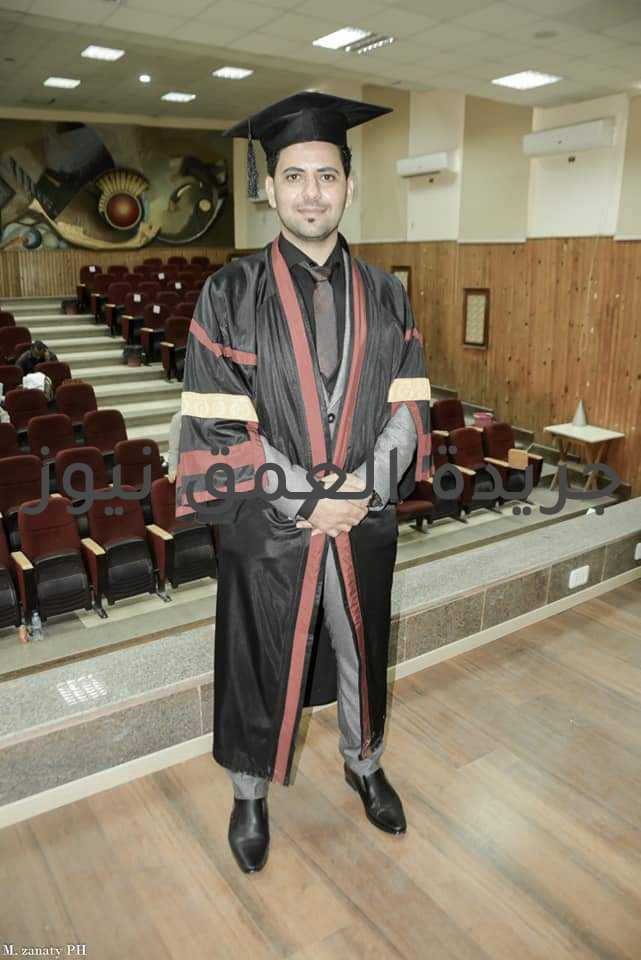 الجارحي يحصل على درجة الدكتوراه كتب/ عماد أبو العمرو حصل د / محمد جمال جارحي علي درجة الدكتوراه في الفنون التطبيقية بجامعة دمياط. حيث تمت المناقشة بحضور كل من: أ.د. أحمد كمال، الأستاذ المساعد ورئيس قسم التصميم الصناعي بكلية الفنون التطبيقية جامعة 6 أكتوبر. و أ.د. أماني مشهور، الأستاذ المساعد بقسم التصميم الداخلي والأثاث بكلية الفنون التطبيقية جامعة دمياط. و أ.د. أسامة ندا، الأستاذ المساعد ووكيل كلية الفنون التطبيقية للدراسات العليا والبحوث جامعة بنها. و أ.د. هيثم الحديدي، الأستاذ المساعد ورئيس قسم التصميم الصناعي بكلية الفنون التطبيقية جامعة دمياط. وقد تقدم عماد أبو العمرو الصحفي بخالص التهاني لسيادته ولجميع عرب قبيلة الضعفا، متمنيا له التوفيق والرقي.