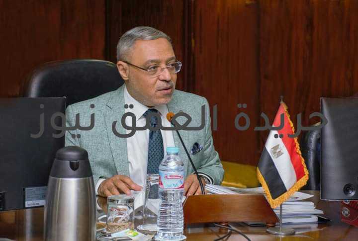 طنطا: 12 باحثًا يحصدون جائزة أفضل رسالة ماجستير و دكتوراه كتب/ ياسر صحصاح أعلن الدكتور محمود ذكي، رئيس جامعة طنطا، عن موافقة مجلس الجامعة، في جلسته الأخيرة، على اعتماد مبلغ 108 آلاف جنيه جوائز لـ 12 باحثًا حصدوا جائزة أفضل رسالة ماجستير ودكتوراه للعام الجامعى 2021/2020. و أكد رئيس جامعة طنطا أن هذه الجائزة تأتى تطبيقاً لإستراتيجية الجامعة في النهوض بالبحث العلمي وتشجيع الباحثين وبما يضمن الارتقاء بالتصنيف العالمي للجامعة. كما أوضح الدكتور كمال عكاشة نائب رئيس الجامعة للدراسات العليا والبحوث، أنه تم تخصيص جائزة قيمتها 10آلاف جنيها وشهادة تقدير لأفضل رسالة دكتوراه، و 8 آلاف جنيهًا وشهادة تقدير لأفضل رسالة ماجستير يتم توزيعها مناصفة بين الباحث وهيئة الإشراف على الرسالة. و أضاف نائب رئيس الجامعة، أن الجائزة تشمل ثلاثة قطاعات: القطاع الأول العلوم الطبية، والقطاع الثاني العلوم الإنسانية، والقطاع الثالث العلوم الأساسية والهندسية والزراعية. وقد فاز بجائزة أفضل رسالة دكتوراه سالى محمد الشيخ المدرس بقسم الكيمياء بكلية العلوم، ونانسى أحمد الشاعر المدرس بقسم هندسة الالكترونيات والاتصالات الكهربية بكلية الهندسة، وفى مجال القطاع الطبى فاز بالجائزة حسين محمد حمدى المدرس بقسم جراحة المخ والاعصاب بكلية الطب، وانجى عبد السميع الاخناوى المدرس بقسم الميكروبولوجيا الصيدلية بكلية الصيدلة، وفى مجال العلوم الإنسانية فاز مصطفى أحمد القاضى المدرس بقسم المحاسبة بكلية التجارة، وأحمد محمد قاعود الباحث بقسم القانون الجنائى بكلية الحقوق. كما فاز بجائزة أفضل رسالة ماجستير إسلام سعيد الزينى المدرس المساعد بقسم الكيمياء بكلية العلوم، وسمر سامى القفاص المدرس المساعد بقسم الكيمياء بكلية العلوم، وفى مجال القطاع الطبى فازت بها سارة محمد حمودة المدرس المساعد بقسم الكيمياء الحيوية بكلية الصيدلة، وإيمان عبد السميع محمود صيدلانية بقسم الكيمياء الحيوية بكلية الصيدلة، وفى مجال العلوم الإنسانية فازت بها لينا فاروق الجندى المدرس المساعد بقسم التاريخ بكلية الأداب، وسلوى محمد عبد الغنى باحثة بقسم المناهج وطرق التدريس بكلية التربية.