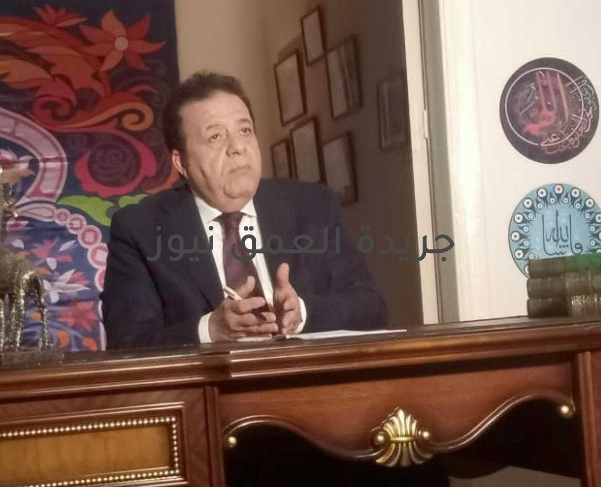 عاطف عبد اللطيف: تنشيط سياحة اليخوت يضاعف أعداد السياحة الخليجية ويدعم الأوروبية كتبت/  هدي العيسوي قال الدكتور عاطف عبد اللطيف رئيس، جمعية "مسافرون" للسياحة والسفر عضو جمعيتي مستثمري مرسى علم وجنوب سيناء، أن سياحة اليخوت واحدة من أهم البرامج السياحية الغنية التي تجذب شرائح مرتفعة الإنفاق. وأضاف د.عاطف عبد اللطيف في تصريحات له اليوم ان مصر تتمتع بالعديد من المنتجعات السياحية التي تستطيع تنفيذ برامج سياحية باليخوت حيث يمكنا ان نربط عدة منتجعات سياحية مصرية في رحلة واحدة ويمكن اعداد برنامج سياحي مشترك يربط بين وجهات سياحية في مصر ووجهات ببلاد سياحية اخري. وقال د. عاطف عبد اللطيف ان الاهتمام بسياحة اليخوت سيكون له دور كبير في تنشيط الحركة العربية والخليجية للمدن السياحية في منطقة البحر الاحمر مثل شرم الشيخ والغردقة ومرسى علم لقربها من دول الخليج وكثير من الاشقاء بدول الخليج يفضلون التنقل باليخوت الخاصة بهم وهذا يتطلب وجود مراسي تستوعب الحركة المنتظرة ولابد من تسهيل في اجراءات الدخول من تصاريح وموافقات من الجهات المختلفة. ودعا د. عاطف عبد اللطيف الى ضرورة وضع خطة واضحة ومحددة لتنشيط سياحة اليخوت في مصر وتسهيل الإجراءات المطلوبة لدخولها من أجل جذب المزيد من اليخوت والسفن السياحية بهدف زيادة الحركة الوافدة. واكد د. عاطف عبد اللطيف ان تنشيط سياحة اليخوت سيستفيد منها بالدرجة الاولى المدن المطلة على البحر المتوسط مثل مرسى مطروح والاسكندرية والعلمين لان النسبة الاكبر من حركة اليخوت تأتي عن طريق البحر الابيض المتوسط ويأتي في المرتبة الثانية منطقة البحر الاحمر . ودعا د. عاطف الى ضرورة منح امتيازات لليخوت والمراكب السياحية التي ترسو بالموانئ المصرية منها تخفيض الرسوم لان عائد السياحة من هذا النشاط عالي جدا ويغطي اي تسهيلات ممنوحة . وقال د. عاطف ان دولا اوروبية مثل اسبانيا واليونان وقبرص نجد انها تجذب سياحة اليخوت والسفن السياحية العملاقة اليها لما تتمتع به من بنية قوية وخدمات لوجستية كبيرة في مجال السفن اليخوت وهي منافس قوي ايضا لكم التسهيلات التي تقدمها لسياحة اليخوت والمراكب السياحية التي ترسو هناك ويجب ان نحذوا حذوها في التسهيلات المقدمة لزوارها. واشار د. عاطف الى وجود فرص قوية وواعدة لمصر في سياحة اليخوت والسفن السياحية لما نتميز به من مدن مطلة على البحرين الابيض والاحمر لا يوجد لها مثيل بالعالم. ودعا د. عاطف عبد اللطيف الى انه لا يجب ان نغفل ايضا الاهتمام بسياحة السفن السياحية العملاقة التي تحمل على متنها اكثر من ألفين سائح وتجوب منطقة حوض البحر المتوسط لزيارة عدد من الدول المطلة عليه مثل مصر واليونان وقبرص وايطاليا لان بها ميزة كبيرة وهي الرحلات السريعة او سياحة اليوم الواحد فعندما يتم استقبال هذه السفن على شواطئ الاسكندرية ومدينة العلمين في المستقبل القريب على سبيل المثال فهذا يعني وجود رواج سياحي في الاسكندرية والقاهرة وبورسعيد من خلال القادمين عبر هذه السفن. واقترح د. عاطف بدراسة تنفيذ خط ملاحي بين مرسى مطروح وجنوب ايطاليا من خلال تنظيم برامج سياحية لزيارة مطروح ومعالمها السياحية والاستمتاع بشواطئها خاصةً ان مرسى مطروح مؤهلة لاستقبال اليخوت والمراكب السياحية بشكل كبير. الجدير بالذكر ان الدكتور مصطفى مدبولى رئيس مجلس الوزراء عقد مؤخرا اجتماعاً لمناقشة سبل جذب سياحة اليخوت بحضور الدكتور خالد العناني وزير السياحة والآثار والدكتور محمد معيط وزير المالية والمهندس كامل الوزير وزير النقل ومسئولو الوزارات والجهات المعنية لاستعراض الفرص الواعدة لتطوير سياحة اليخوت في مصر. وعقد بالامس الدكتور خالد العناني وزير السياحة والاثار اجتماعا لنفس الموضوع بهدف ازالة التحديات والمعوقات التي تواجه سياحة اليخوت في مصر.