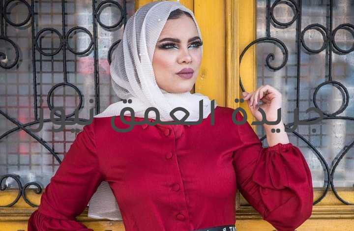 سمية نبيل: "الستان" يتربع على عرش السواريه في صيف 2021 كتب/ سامح علي تكثر المناسبات خلال فصل الصيف وتحتار السيدات في ارتداء ما يميزها ويظهرها بإطلالة جذابة وعصرية مناسبة بشخصيتها وتبرز جمالها. وقالت الفاشون بلوجر سمية نبيل أن قماش الستان سيظل متربع على عرش الموضة خلال فصل الصيف، وهذا العام تحديدا توجد الكثير من التصميمات والقصات مختلفة للفساتين الستان الممزوجة بالتحرير والشيفون، وبموضة عصرية لكي تمنح إطلالة مفعمة بالأنوثة وهذه الفساتين المصممة من المحتمل تعتبر الاختيار الأمثل لسهرات وحفلات الشتاء. وأضافت الفاشون بلوجر أن بالرغم من إنتشار الموديلات والتصميمات للفساتين الستان الخاصة بموسم الصيف، ولكن أيضا توجد بعدة ألوان وتحديدا وجود ألوان زاهية وداكنة وجريئة تناسب جميع الأذواق، ومن أبرز الألوان التى تربعت على عرش الموضة كانت الأبيض والأسود والخمري والأزرق الملوكي والأحمر. وأضافت سمية نبيل أنه يتم مزج العديد من الأقمشة في تصميم الموديلات مثل الشيفون والدانتيل والأقمشة الشفافة كالحرير للحصول على إطلالة انيقة وجريئة وعصرية لمختلف المناسبات. وأضافت سمية نبيل أنه يجب إختيار تصميم مناسب لشكل جسمك، فصاحبة الجسم الكمثرى يمكن اختيار الفستان الستان المحدد للقوام ذات الأكمام والأكتاف المنفوخة وخصوصا إن كان مرتديته نحيفة حتى تصرف الأنظار عن نحافتها، لذلك يفضل اختيار الفساتين البليسية المنسدلة. وأضافت أما جسم الساعة الرملية هناك العديد من الموديلات المختلفة التى تناسب قوام الجسم يمكن اختيار الفساتين الـ Wrap أو الفساتين القصيرة المحددة للجسم بالكامل، بينما لصاحبات الجسم المثلث المقلوب يمكن اختيار الفساتين التى تتميز بجزء علوى فضفاض أو أكمام واسعة.