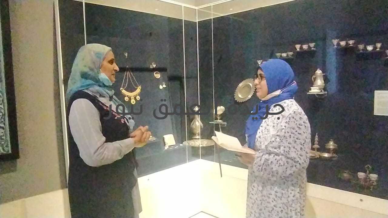 المرشدة السياحية بمتحف الفن الإسلامي بالقاهرة: أحب العمل بهذا المجال؛ لأنني أحب أن أخبر الزائرين بمعلومات عن الآثار الإسلامية و الفن الإسلامي. أجرت الحوار/ جُمانة صابر يعد متحف الفن الإسلامي بالقاهرة أكبر متحف إسلامي بالعالم، حيث يضم مجموعات متنوعة من الفنون الإسلامية من الهند والصين وإيران، مرورا بفنون الجزيرة العربية، و الشام، و مصر، و شمال أفريقيا، و الأندلس، كما تتميز واجهة المتحف المطله على شارع بورسعيد بزخارفها الإسلامية المستوحاة من العمارة الإسلامية في مصر في عصورها المختلفة، و يتكون المتحف من طابقين؛ الأول به قاعات العرض، والثاني به المخازن وبدروم يستخدم كمخزن ولقسم ترميم الآثار، كما يضم المتحف العديد من المقتنيات الأثرية التي تعود للعصر الإسلامي و التي يصل عددها إلى مئة ألف تحفة أثرية. و أردت معرفة الأكثر و الأكثر عن متحف الفن الإسلامي؛ لذلك قمت بزيارة إليه، و أجريت الحوار الصحفي التالي مع المرشدة السياحية، رُقيّة. 1. س: في البداية نحب أن نتعرف على حضرتك. ج: أنا رقية ، مرشدة سياحية بمتحف الفن الإسلامي بالقاهرة. 2. س: هل مؤهل حضرتك الجامعي له علاقة بالعمل كمرشدة سياحية أم لا؟ ج: بالطبع له علاقة، فأنا خريجة كلية الآثار و دخلت تلك الكلية برغبتي، لأن العمل بمجال الآثار جميل و ممتع. 3. س: هل عمل حضرتك بالإرشاد السياحي سببه ميول و حب بالمهنة أم هو مجرد عمل؟ ج: عملي بالإرشاد السياحي سببه حبي لتلك المهنة، فأنا أحببت العمل بمجال الارشاد السياحي؛ لأنني أراه ممتع. 4. س: ما سبب حب حضرتك لمهنة الارشاد السياحي؟ ج: أنا أحب العمل بهذا المجال؛ لأنني أحب أن أخبر الزائرين بمعلومات عن الآثار الإسلامية و الفن الاسلامي، حيث أن الكثير من الناس لا يعرفون سوى القليل عن الآثار الإسلامية؛ لذلك أود أن أجعلهم يعرفون معلومات أكثر عن الفن الإسلامي. 5. س: هل مهنة الإرشاد السياحي صعبة أم ممتعة؟ ج: لا أرى أن مهنة الإرشاد السياحي صعبة، بل أراها ممتعة للغاية. 6. س: منذ متى و حضرتك تعملين بالإرشاد السياحي؟ ج: أعمل بالإرشاد السياحي منذ عامين 7. س: من وجهة نظر حضرتك.. ما أهم الصفات التي يجب أن تكون في المرشد السياحي؟ ج: أولا: يجب أن يعرف كيف يتعامل مع الزوار بمختلف الجنسيات و الثقافات. ثانيا: يجب أن يجد طريقة لتوصيل رسالته و معلوماته للزوار. ثالثا: يجب أن يعرف كيف يقوم بدعايا للمتحف و للسياحة المصرية. 8. س: ما هي أكثر الأشياء التي يسأل عنها الزائرون؟ ج: زائرو المتحف الإسلامي مثقفون و يسألون عن العديد من الأشياء مثل: كيف صُنعت تلك الأدوات؟ ..فيما كانت تُستخدم تلك الأدوات؟ ..و هكذا. 9. س: ما هو الانطباع الذي ترغبين في تركه للزوار؟ ج: أن أروج للمكان و للسياحة المصرية بشكل عام؛ حتى يقبل عدد أكبر من السياح على المجيء إلى مصر و زيارة متحف الفن الإسلامي. 10. س: ما رأي حضرتك في السياحة حاليا بشكل عام في مصر؟ ج: لم تصبح السياحة مثلما كانت بسبب "كورونا"، و لكن بإذن الله سيرفع الله الوباء عنا و ستعود السياحة كما كانت. 11. س: ما هي أكثر فئة عمرية تزور المتحف؟ ج: يأتي إلى المتحف زائرون من مختلف الفئات العمرية من الأكبر سنا إلى الأصغر سنا.