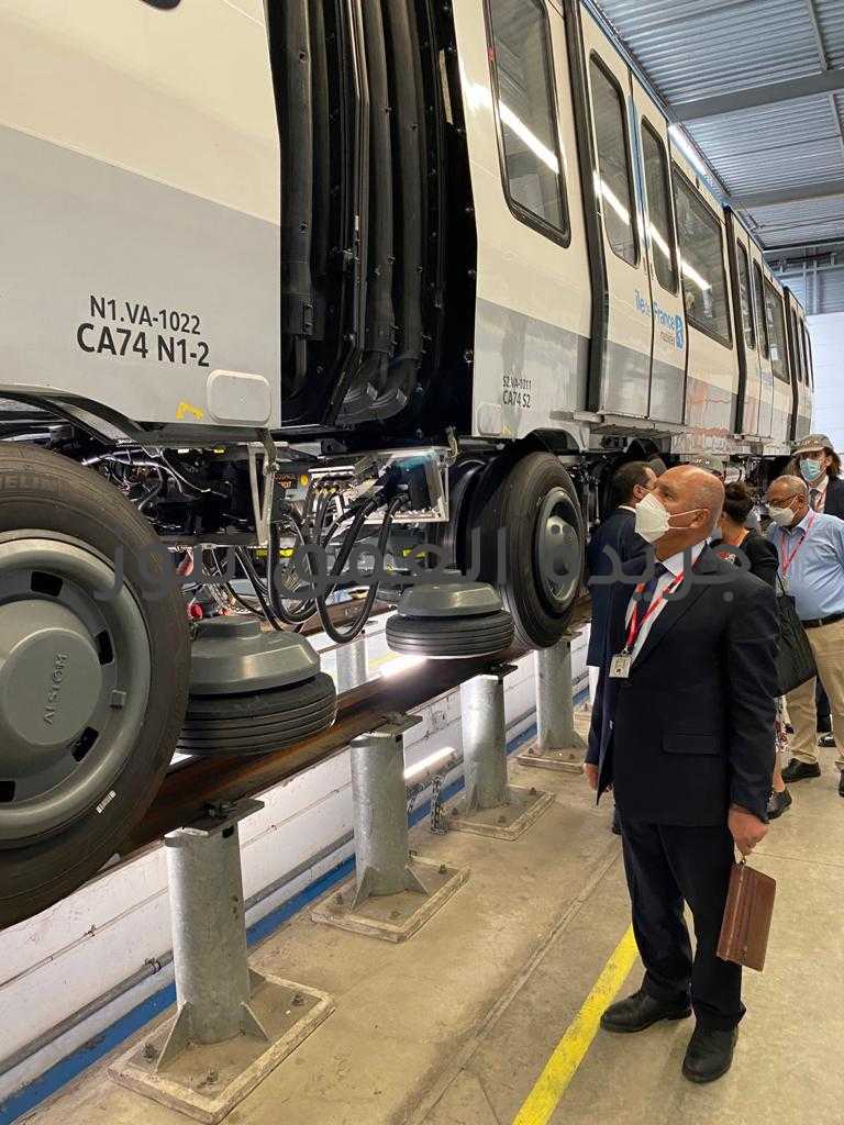 وزير النقل يتفقد خطوط الانتاج المختلفة ومراحل تجميع وتقفيل العربات و يستقل احد القطارات الجاري اختبارها كتب/ محمد صوابى  قام الفريق مهندس كامل الوزير وزير النقل يرافقه السفير علاء يوسف سفير مصر في فرنسا ورئيس الهيئة القومية للانفاق والوفد المرافق له بزيارة مصانع شركة الستوم بمدينة فالنسين الفرنسية المتخصص في صناعة قطارات المترو والترام والقطارات الخفيفة (LRT) حيث يقوم المصنع بانتاج حوالي ٣٠٠ عربة سنويا من خلال عدد ٦ خطوط انتاج مختلفة ويتم تصدير منتجاته لجميع انحاء العالم كما يتم توجيه حوالي ٤٠٪؜ من منتجاته لسكك حديد فرنسا حيث اطلع وزير النقل على خطوط الانتاج المختلفة بداية من التصميم ثم التصنيع والاختبار والانتاج سواء لجسم العربات او الدواخل الخاصة بها ، كما تفقد خط اللحام الخاص بالمصنع والذي يعمل بالكامل بالكمبيوتر دون تدخل العنصر البشري للحصول على لحام باعلي درجات الجودة بعدها تفقد الوزير خطوط تجميع اجسام العربات المختلفة ومراحل التقفيل النهائي للعربات والدهان وتركيب الدواخل كما تفقد سيادته سكك اختبارات المصنع والتي يتم اجراء كافة اختبارات المسير عليها حيث يتم اجراء جميع الاختبارات الديناميكية الخاصة بالقطارات على هذه السكك قبل اصدار شهادة الصلاحية لها ، ثم استقل الوزير احد القطارات الجاري اختباره على السكة وخلال تفقده لمركز التميز اكد وزير النقل على ضرورة العمل على نقل الخبرات والمعرفة سواء على مستوى العنصر البشري او على مستوى التكنولوجيا بين مركز التميز بفالنسين والهيئة القومية للانفاق حيث سبق وان قام مركز التميز بنقل الخبرات للعديد من الدول مثل الهند وسنغافورة والبرازيل وجنوب افريقيا