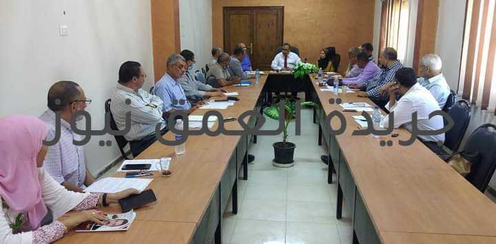 وكيل زراعة الفيوم يعقد اجتماعا مع قيادات المديرية لمناقشة مشاكل الفلاح كتبت/ فاطمه رمضان عقد اليوم الخميس الأستاذ الدكتور ربيع مصطفى، وكيل وزارة الزراعة بالفيوم، الاجتماع الشهري لقيادات الزراعة لمناقشة كل مايخص المزارعين بقاعة الاجتماعات بالمديرية. و ذلك تنفيذا لتعليمات السيد القصير ،وزير الزراعة واستصلاح الأراضي، وتوجيهات الدكتور أحمد الأنصاري، محافظ الفيوم، بالإهتمام بالمزارعين والمحاصيل الزراعية وحل المشاكل التي تواجههم. وذلك بحضور المهندس نصر محمود، مدير عام الشئون الزراعية، والمهندس على مسعد، مدير عام الحماية، والمهندس عزت قنديل، مدير عام التعاون الزراعي، ومديري الإدارات الزراعية بالمراكز ومديري الإدارات الفنية بالمديرية. وقد بدأ الإجتماع بكلمة لوكيل الوزارة هنأ فيها الشعب المصري والقيادات والعاملين بالمديرية بحلول عيد الأضحى المبارك اعاده الله علينا وعليكم بالخير واليمن والبركات. كما كرم وكيل الوزارة المهندس شعبان محمود، مدير جمعية جبله، والمهندس حسن، رئيس الجمعية الزراعية؛ لتعاونهم ونشاطهم والتزامهم بالتعليات لخدمة الزراعة والمزارعين بمشاركة نقيب الفلاحين محمد شاكر والمهندس أحمد عبدالحفيظ، مدير الإدارة الزراعية بمركز سنورس. تناول الاجتماع أهم التوصيات الخاصة بتوزيع الأسمدة المدعومة، وتوافرها بالجمعيات الزراعية ومراقبة عملية توزيعها طبقا للحصر الفعلي بدقة ليصل الدعم لمستحقيه وإحكام السيطرة عليها، وكذلك التوصية بالتنبيه على التعاون التام بين مديرى الجمعيات الزراعية وأعضاء مجلس إدارة الجمعيات من أجل المصلحة العامة والفلاح. ثم استعرض حماية الأراضي، وشدد وكيل الوزاره بالمرور المستمر أثناء فترة عيد الأضحى المبارك والتبليغ الفوري لإزالة التعديات، وأشار إلى الالتزام بالحضور حسب الأسماء الوارده بكشوف النوبتجيات؛ وذلك للمرور علي جميع الجمعيات الزراعية التعاقدية بالفيوم، و ضرورة زياده المساحه المنزرعة من دوار الشمس الزيتي، وذلك بعد حصاد محصول البنجر والبرسيم وضرورة توزيع التقاوي على جميع الجمعيات الزراعية ومعرفه ماتم زراعته. ونوه عن الالتزام بالرشه الثانية لمحصول القطن، و عدم إعطاء المزارعين المبيدات، وعمل محاضر بالرش وتوقيع المزارعين عليها، و المرور على باقي الزراعات الصيفية، ورصد أي اصابات بها، وتوصية المزارعين باستخدام المبيدات الموصى بها من قبل وزارة الزراعه. وشدد ايضا بضروره توفر الاسمده بجميع الجمعيات الزراعية وحل المشاكل التي تواجه المزارعين. ووجه بعمل محاضر بجميع المساحات المنزرعة لمحصول الارز مع توقيع مندوب الري علي المحضر وأرساله لازاله هذه المخالفات. وأشار بسرعه حل جميع الشكاوي الوارده عبر البوابه الالكترونيه أو الوارده من الوزارة .