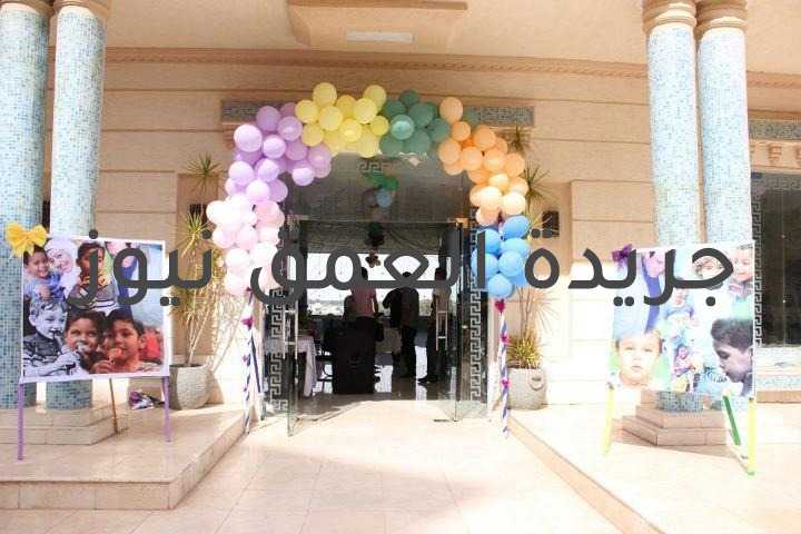 استعدادات " ال مدرك لرعاية الأيتام بالإسماعيلية " لحفل كبير بالغردقة كتب/ محمد صوابى تنظم مؤسسة " ال مدرك " الخيرية لرعاية الاطفال الايتام بالاسماعيلية الليلة فى تمام الساعة الثامنة من مساء اليوم ، حفل كبير للأطفال الأيتام بقرية " سيجال " بالغردقة للاحتفال بعيد ميلاداهم ،تحت رعاية العميد محمد المدرك رئيس مجلس ادارة موسسة رعاية الايتام ، وبحضور جميع العاملين بالمؤسسة ، مع اتخاذ كافة الإجراءات لمواجهة كورونا بارتداء الكمامات والتباعد الاجتماعى قال العميد محمد مدرك رئيس مجلس إدارة المؤسسة ان المؤسسة الوحيدة على مستوى الجمهورية التى لاتقبل اى نوع من انواع التبرعات وأن الحفل سوف يشارك فيه أكثر من 100 طفل يتيم بالمؤسسة حيث يتم عمل حفل ترفيهى للأطفال والاستعانه بعدد من شباب المؤسسة لعمل حفلا للأطفال والألعاب الرياضية لهم، أوضح رئيس مجلس الادارة ان الموسسة تقيم هذا الحفل سنويا للاطفال حيث يتم تنظيم رحله ترفيهيه لهم لمدينة البحر الاحمر والغردقة وشرم الشيخ ويقيمون فى قرية " سيجال " طوال فترة الاجازة المدرسية حتى بداية العام الدراسى سنويا ، ولكن هذا العام تم الاقتصار على عمل حفلة عيد ميلاد لهم جميعا داخل حديقة قرية " سيجال " بسبب الإجراءات التى اتخذتها الدولة لمواجهة كورونا. في سياق أخر تشارك مؤسسة " ال مدرك لرعاية الايتام " فعاليات تنفيذ حملة رفع الوعي الصحي المجتمعي للأطفال، والتي أطلقتها وزارة الصحة بالتنسيق مع وزارة التضامن تزامناً مع الاحتفال بيوم اليتيم قامت لجنة من مؤسسة ال مدرك الخيرية ، تضم عدد كبير من الاطباء والمتخصصين والعاملين بالمؤسسة بمشاركة الأطفال فى استعدادات الاحتفال الكبير التى تعدة الموسسة الليلة لااحتفال بعيد ميلاد جميع اطفال ال مدرك الايتام ، بالإضافة إلى عقد ندوات تثقيفية وتوعوية عن التغدية السليمة للأطفال واتباع السلوكيات الصحية السليمة، وتطبيق إجراءات الوقاية من فيروس كورونا.