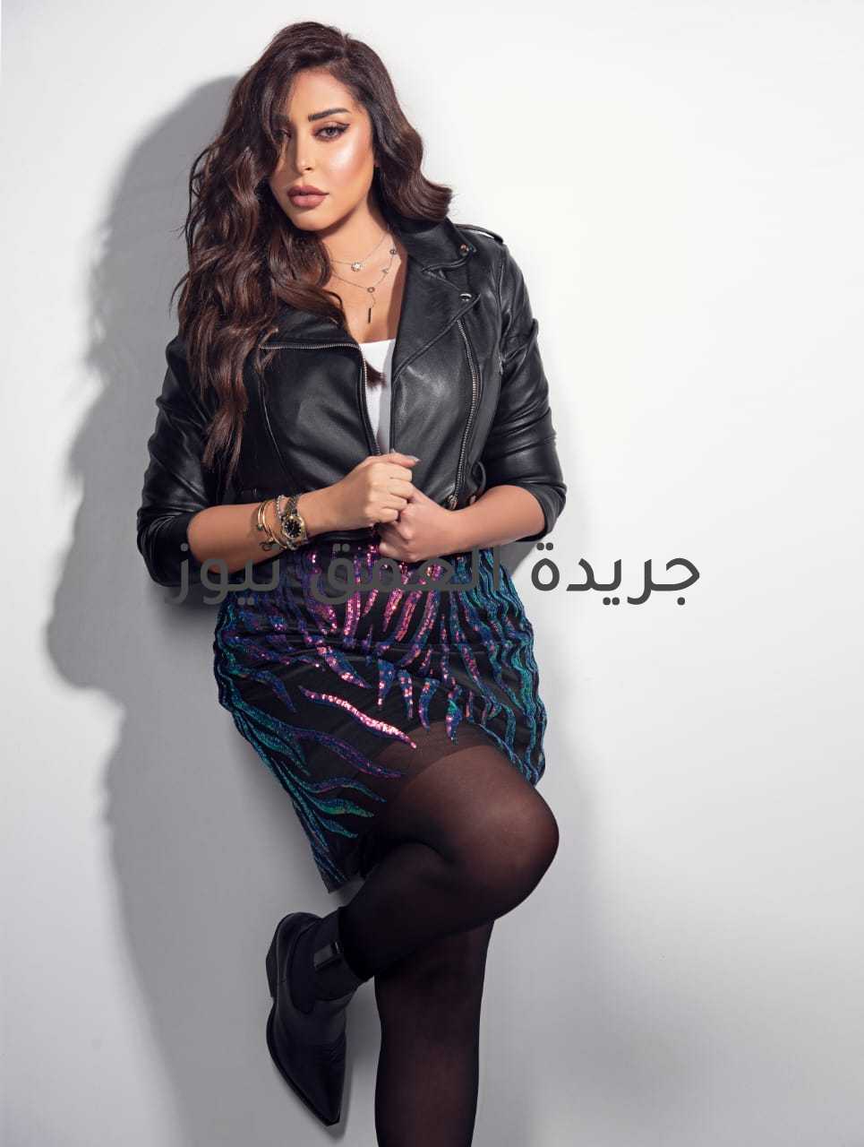 «قرب تعالالى» ل هبة مختار يحقق أكتر من مليون ونصف مشاهدة فى أول أسبوع من عرضه  كتب/ حسام صلاح تعيش المطربة هبة مختار حالة من التوهج والنشاط الفنى المكثف فى التوقيت الجارى، حيث تزدحم خريطة أعمالها المقبلة بالعديد من المشاريع الفنية، وذلك بعد نجاح أحدث أغانيها وهو كليب «قرب تعالالى» والذى تم طرحه على أحد القنوات الفضائية ووسائل ومواقع التواصل الإجتماعى المختلفة الأسبوع المنقضى، ونال استحسان وقبول شريحة كبيرة من الجمهور. كشفت هبة بأنها تعكف حاليًا بالإستعداد على التحضير والمتابعة فى سماع وقراءة أكثر من كلمات وألحان تمهيدية معبرة عن قوة وخامه صوتها الرصين ، لتستطيع أن يتم ترجمتها بشكل يليق بإذهان جميع الأعمار ، مشيره، بأنها متكتمه على التفاصيل حين أن تتخذ الخطوه الفعلية لهذا الحدث الفنى الذى لم يظهر بشكل واضح لحد الأن، لافته، بأنها تراهن على تقديم التراث الغنائى الهادف الذى يتناسب مع العادات والتقاليد المصرية. وعلى الجانب الآخر ، تخطى كليب «قرب تعالالي» للمطربة هبة مختار، حاجز المليون والنصف مشاهدة على قناة مزيكا بـ«يوتيوب» وذلك فى أقل من أسبوع على إطلاقه. ويشهد كليب «قرب تعالالى» التعاون الأول بين المطربة هبة مختار والفنان أحمد سعد، الذى وضع لحن الأغنية وأشرف على تنفيذها، لقناعته بمدى موهبة وقوة صوت هبة مختار، خريجة دفعته بمعهد الموسيقى العربية. وتنتمى أغنية «قرب تعالالى» إلى اللون الرومانسى المقسوم المحبب لدى الشباب من الجنسين ، لاسيما ، بأنها تخطت أكثر من الـ2 مليون مشاهدة على مواقع التواصل الإجتماعى «فيس بوك» و«إنستجرام» و«تويتر»، وأشاد بها عدد كبير من رواد هذه المواقع من مختلف الدول العربية بالأغنية وبصوت «هبة مختار» وطالبوها بتقديم المزيد من هذه النوعية من الأغانى لمواجهة ظاهرة المهرجانات. وجدير بالذكر بأن كليب «قرب تعالالى» من كلمات محمد فتحى وألحان أحمد سعد وتوزيع محمود صلاح ومنتج فنى وإشراف سمير محمد وإخراج مصطفى عامر. ويذكر أن المطربة هبة مختار ، قد نشرت مؤخراً على قناتها بـ«يوتيوب» مقطعا لفيديو يجمعها بالفنان أحمد سعد من كواليس تسجيل أحد الإستديوهات «قرب تعالالى» قبل طرحها الأسبوع المنقضى ، والتى تعود بها للغناء بعد غياب ما يقرب من العامين بسبب جائحة فيروس كورونا ، حيث أطلقت فى عيد الحب عام 2019 أغنية «سيد الرجالة» من كلمات محمد جشم وألحان سامر أبو طالب وتوزيع عمرو إسماعيل. وقد حققت المطربة هبة مختار صدى كبيرا، منذ بداية مشوارها الفنى بالعديد من الأغانى المميزة، منها «خلينى على بالك»، «ماتفكرش فيا»، «واحدة غيرى»، «يسعد أيامك» ، «قلبى اللى حبك» وغيرهم.