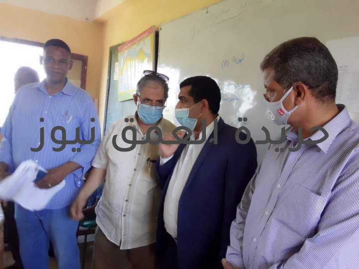 تنفيذ القافلة التنموية الشاملة من جامعة عين شمس بقرية البسيونية بالفيوم كتبت/ فاطمه رمضان تحت رعاية الدكتور أحمد الأنصاري محافظ الفيوم وبتوجيهات الأستاذ الدكتور عاشور عمري رئيس الجهاز التنفيذي لهيئة تعليم الكبار، تنفيذ القافلة التنموية الشاملة من جامعة عين شمس والمنفذة بقرية البسيونية مركز الفيوم. صرح بذلك الأستاذ رجب فاروق مدير عام فرع هيئة تعليم الكبار بالفيوم، حيث تم أمس الخميس، تنفيذ قافلة جامعة عين شمس بالتعاون مع مركز تعليم الكبار بجامعة عين شمس وفرع الهيئة العامة لتعليم الكبار بالفيوم. وذلك بحضور الدكتور إسلام السعيد مدير مركز تعليم الكبار بجامعة عين شمس والأستاذ سهيل حمزة امين جامعة عين شمس المساعد والأستاذ خالد سليمان موظف بمركز تعليم الكبار بجامعة عين شمس، وبمشاركة الأستاذ أيمن شكري عضو مجلس النواب بالفيوم والأستاذ عيد حسن علي منسق الجامعة بالفرع والاستاذ خالد مسعود تقييم الأداء بالفرع والأستاذ عبد الباقي سيد مسؤل الاستكتاب بالفرع. حيث تم تنفيذ امتحانات فورية لعدد ١٦٩ دارسا وتسليم شهادات للناجحين لعدد ٤٦ متحرر من الأمية.