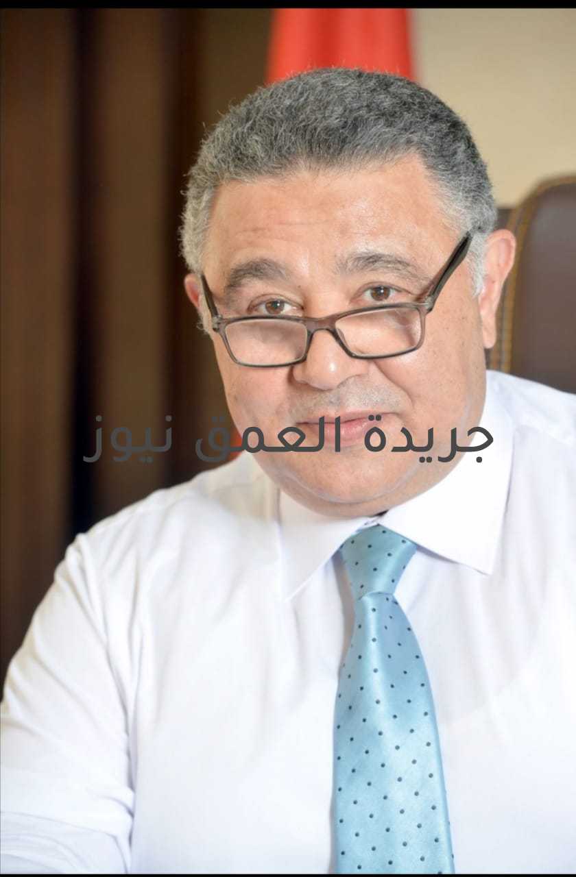 محافظ البحر الأحمر ينعي السيدة جيهان السادات قرينة الرئيس الراحل محمد أنور السادات كتب/ أيمن بحر نعى اللواء عمرو حنفي، محافظ البحر الأحمر، ببالغ الحزن والأسى السيدة جيهان السادات قرينة الرئيس الراحل محمد أنور السادات بطل الحرب و السلام التي وافتها المنية صباح اليوم الجمعة داعياً الله أن يتغمدها برحمته وأن يسكنها فسيح جناته وأن يلهم أسرتها الصبر والسلوان. وقدم محافظ البحر الأحمر، خالص العزاء لأسرة السيدة جيهان السادات، والتي قامت بدور وطني عظيم في لحظات فارقة في تاريخ مصر، مؤكداً أنها جسدت نموذجاً مميزاً للمرأة المصرية، داعياً المولى عز وجل أن يلهم أهلها وذويها الصبر والسلوان. وأشاد المحافظ باللفتة الرائعة والنموذج الذي قدمه الرئيس عبدالفتاح السيسي رئيس الجمهورية، كمثالاً يحتذى به ونتعلم منه الوفاء والعرفان لكل جميل حيث منح الرئيس بقرار جمهوري السيدة جيهان السادات وسام الكمال مع إطلاق إسمها على محور الفردوس.