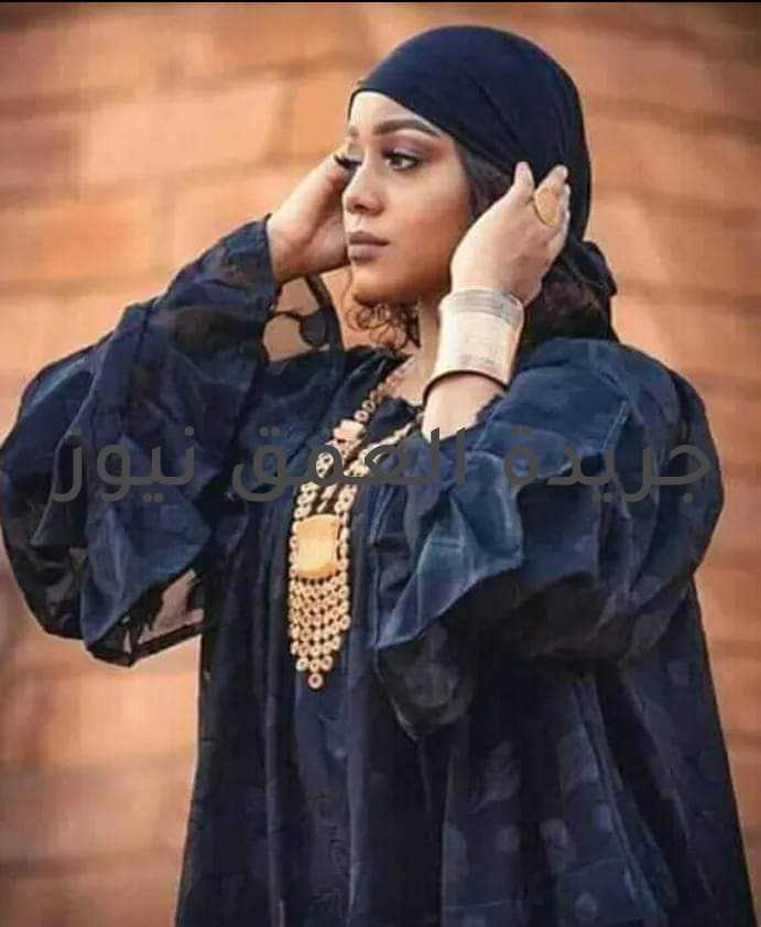 شواقة بقلم/ منال عبد الرزاق متابعة/ سامح الخطيب و إن جاه طيفك ينادي راح أشق قلبي عليه لو يطلب راح يلاقي الروح ملك لايديه يا قريب للقلب وينك مشتاق يدور عليك في البعد الله يعينك شواق بشوقه يلاقيك عوال الهم مهموم و الوحدة بالقلب قتالة من جاله بيهم مهموم والقلب مفروشله سقالة العشق كيف المواني وقلوبنا فيها غريبة بنغيب نتلاقى من تاني وعتابنا بيكون حقيقة حقك على قلبي ياللي حبك في القلب هيبة عتبك عليا و على اللي خلى جوانا عيبة لو تعرف إيه حصلي ده بعادك عني خيبة أنا قلبي ده مخاصمني ما صالحني غير قريبه