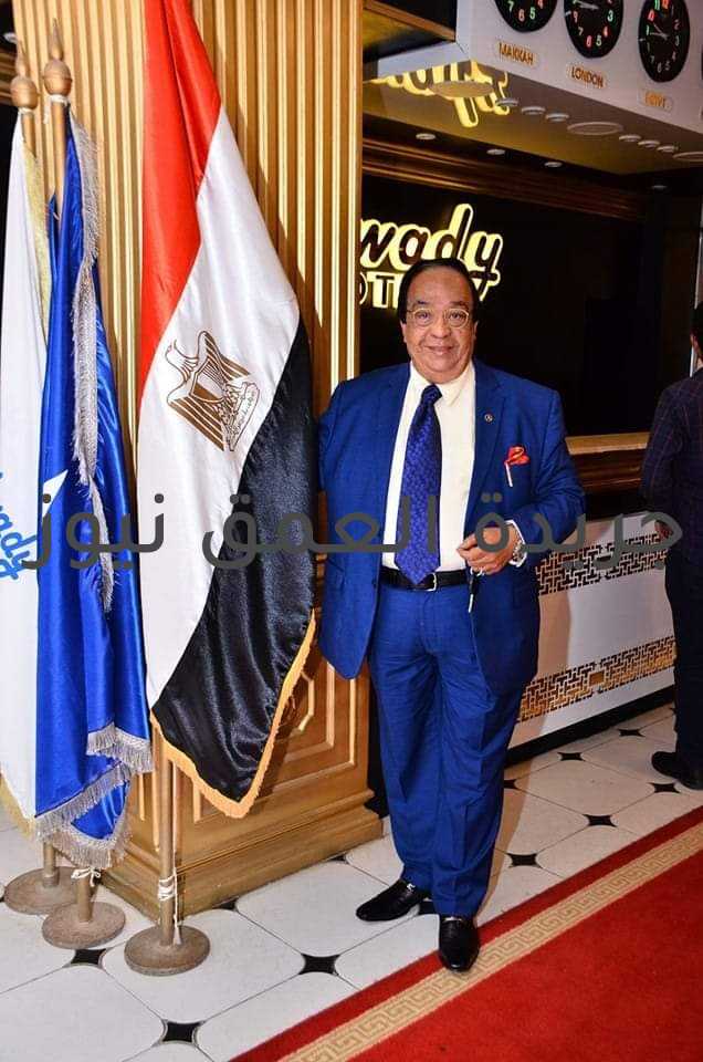 بعد زيادة نسبة التشغيل إلى 70%، مطالب بإعادة نشاط مسارح المنوعات والملاهي الليلية كتب/ ماهر بدر طالب علي كامل منصور ، عضو مجلس إدارة غرفة المنشآت والمطاعم السياحية، و نائب رئيس لجنة السياحة الترفيهية والمنوعات، و رئيس فرع غرفة المنشآت والمطاعم السياحية بالدلتا ومدن القناة، الحكومة بضرورة إعادة النظر فى قرارها بعدم تشغيلها لمسارح المنوعات والملاهى الليلة وضرورة مد العمل بالمنشآت والمطاعم السياحية إلى الساعة الثالثة صباحاً ،وفقاً لكافة الإشتراطات والإجراءات الوقائية والصحية المتبعة فى المنشآت والمطاعم السياحية والمعتمدة من وزارتى السياحة والآثار ، والصحة والسكان المصرية ،وتتطابق مع معايير منظمتى الصحة والسياحة العالمية . و قال منصور فى تصريحات صحفية ، أن الظروف الحالية التى تعيشها مصر من إستقرار صحى وإنتعاشة للسياحة المصرية وبدء الموسم السياحى الصيفى وعودة السياحة العربية إلى مصر خاصة ومع تلقيح العاملين بالنشاط السياحى بلقاحات ضد فيروس كورونا ، وإتباع كافة المنشآت والمطاعم السياحية والفندقية للإجراءات الوقائية والإحترازية زمع إعلان عودة السياحة الروسية لمصر ،كلها عوامل مساعدة تدعو الحكومة لإصدار قرارها بعودة نشاط مسارح المنوعات والملاهى الليلية والذى يواكب قرارها بزيادة نسب التشغيل السياحى إلى 70% من حجم الطاقة الإستعابية . أكد نائب رئيس لجنة السياحة الترفيهية والمنوعات بغرفة المنشآت والمطاعم السياحية ، أن نشاط "مسارح المنوعات والملاهى الليلة " ،و"المهرجانات "، يُعدان من القوى الناعمة التى تتميز بها مصر ، وتندرج ضمن السياحة الترفيهية التى تجتذب ملايين السائحين وتدر ملايين من العملات الصعبة فى عصب الاقتصاد المصرى ،وخاصة وإننا مقبلون على موسم السياحة العربية ، وإنه يجب إعادة النظر فى قرار وقف هذا النشاط ووضعه فى مكانه الصحيح. أشار عضو مجلس إدارة غرفة المنشآت والمطاعم السياحية ،إلى أن هناك أضرار وخسائر ضخمة تكبدتها المنشآت والمطاعم السياحية من جراء عدم تشغيل مسارح المنوعات والملاهى الليلة ، وكذلك عدم مد العمل بالمنشآت والمطاعم السياحية إلى الساعة الثالثة صباحاً ، والتى تسببت فى إغلاق هذه المنشآت وتحملها لخسائر فادحة وعدم تحقيقها لإية إيرادات لوقف النشاط ، وتحملها لمدة تزيد عن 16 شهر لأجور ومهايا عمالها منذ بدء جائحة كورونا فى مارس 2020 ، داعياً اللجنة العلمية لمكافحة فيروس كورنا لإنهاء هذا التوقف كليا مع الالتزام بالتدابير الاحترازية والوقائية المقررة. وتابع على كامل منصور ، رئيس فرع غرفة المنشآت والمطاعم السياحية بالدلتا ومدن القناة قائلاً :أن هناك بعض الدول العربية أصبحت تنافس مصر بشكل قوى وواضح فى هذا النشاط والمجال رغم وجود كورونا ،وإتخذت منصة ضخمة لإقامة هذه الحفلات والمهرجانات والمناسبات المتعددة والمختلفة والمتنوعة بالخارج ، وبالتالى ضاعت الملايين من العملة الصعبة على الإقتصاد المصرى من جراء وقف هذا النشاط. شدد منصور على أهمية مد فترة العمل بالمنشآت والمطاعم السياحية إلى الساعة الثالثة صباحاً وخاصة بالمنشآت والمسارح المرخصة لها ، وكذلك زيادة أعداد الفرقة الموسيقية تعمل بالمنشآت السياحية والمصاحبة للفقرات الغنائية ، خلال الموسم السياحى الصيفى مع الالتزام بالتباعد والحفاظ على التدابير الاحترازية ، مُطالبًا بإعادة النظر فى إغلاق هذا النشاط. جدد على كامل منصور مطالبته بضرورة وضع السياحة الترفيهية والمنوعات فى مكانها الذى تستحقه لمالها من أهمية مايمكنها أن تفوق أنماط سياحية أخرى بما فيها الشاطئية، مشيراً إلى إنها - السياحة الترفيهية - فى حد ذاتها تعتمد فى الأساس على السائحين ذوى الإنفاق المرتفع الراغبين فى المتعة ومتابعة نجومهم وحفلاتهم ، وأن مصر تتمتع بإنها تضم وتحتضن أكبر الفنانين فى عالمنا العربى ،ويعشقها كل نجوم الفن فى العالم ،ويحلم كل منهم بالوقوف بالغناء أمام الأهرامات أو المناطق السياحية المصرية ذات الصيت العالمى ، وهو ما يدعوننا إلى أهمية وضع السياحية الترفيهية بمتخلف أنشطتها تحت المجهر وبؤرة الإهتمام ، لكوننا نسعى وننشد أن تعود وتنال مصر حقها الطبيعى فى الحركة السياحية الوافدة، مؤكداً على أن السياحة بشكل عام، والترفيهية بشكل خاص ، كنز لايقاوم وأكبر داعم للإقتصاد المصرى.