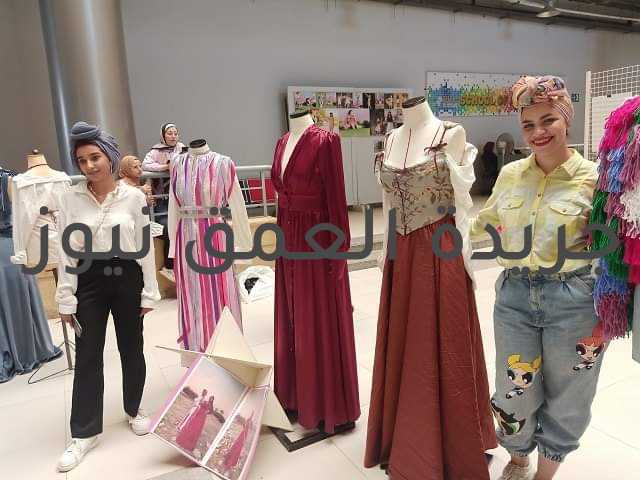 تصميم أزياء عصرية بمشروعات طلاب كلية الفنون التطبيقية فى جامعة بدر كتبت/ هدى العيسوي قدم طلاب الفرقة الثانية بـ"قسم الملابس والموضة"، بكلية الفنون التطبيقية فى جامعة بدر فى القاهرة، تصميم أزياء عصرية لفترتى "الصباح، والمساء"، خلال مشروع المقرر التدريبى (٢) الذين قاموا بتنفيذه على مدار التيرم الثانى من العام الدراسى (2020 -2021)، والذى استغرق الإعداد لهذا العمل أكثر من شهرين تحت إشراف الدكتور زينب عبدالحفيظ رئيس القسم، وكوكبة من أعضاء هيئة التدريس ومعاونيهم، برعاية الدكتور مصطفى كمال رئيس الجامعة، ودعم الدكتور إبراهيم القلا نائب رئيس الجامعة لشئون التعليم والطلاب. أضاف الدكتور أحمد وحيد، عميد كلية الفنون التطبيقية بجامعة بدر فى القاهرة، أن مشروعات الطلاب تم تنفيذها لفساتين "صباحية، ومسائية"، تعرض أفكاراً تصميمية مختلفة من خلال التشكيل المباشر على "المانيكان"، والتدريب على مختلف التقنيات فى هذا المجال من "تصميم، وحياكة راقية"؛ لصقل مهارات الطلاب لتلبية احتياجات سوق العمل المحلى أو العالمى.. مشيراً إلى أن الطلاب فى أعمالهم استهدفوا تقديم تصميمات تتناسب مع المرأة المصرية. كشف عميد كلية الفنون التطبيقية بجامعة بدر فى القاهرة، أن الهدف من تدريس مقرر التدريب المستوى الثانى لطلاب قسم الملابس والموضة الأهتمام بتدريب الطلاب على تصميم وإنتاج الملابس بأسلوب الحياكة الراقية، والمستخدم فى بيوت الأزياء والتدريب على تقنيات التنفيذ لإعداد أزياء متميزة وإكساب الطلاب مهارات تتميز بالذوق الرفيع للمناسبات الخاصة لذوى المستويات المختلفة والتأهيل لأعداد عروض الأزياء المحلية والعالمية. فى ذات السياق، أوضحت الدكتورة رباب حسن، أستاذ تصميم الأزياء والتشكيل على المانيكان بكلية الفنون التطبيقية بجامعة بدر فى القاهرة، أنه تم إستخدام خامات طبيعية متوفرة فى الأسواق بأسعار مناسبة.. كاشفةً عن أنه تم توظيف خامات مختلفة وإعادة تدويرها لتكون قطعة قابلة للإرتداء كملابس مناسبات للفتيات من خلال التصميم المباشر على المانيكان، وتنمية الرؤية التصميمية للطلاب مع تنسيق الخامات والألوان والإكسسوارات بعضها البعض. أشارت أستاذ تصميم الأزياء والتشكيل على المانيكان، إلى أنه تم التركيز على تصميم الأزياء بروح مصرية معبرة عن هويتنا بتصميمات عصرية مناسبة لكل الإستخدامات، ومطعمة بلمسات الموديلات الأوروبية؛ لتتناسب مع الطبيعة المصرية فى كثير من الأحيان.. موضحةً أنه تم تطعيم بعض الموديلات بالإكسسوارات الخفيفة، خصوصاً التى تناسب السهرات المسائية مع اختيار الألوان المناسبة لكل موديل ليكون متجانساً مع التصميم. أكدت الدكتورة رباب حسن، أن مشروعات الطلاب تعتبر دعماً لخبراتهم للتواصل مع سوق العمل بأفكار متميزة أثناء الدراسة، وتحويلها لمنتجات نهائية تخلق فرص عمل وإنشاء مشروعات صغيرة ومتوسطة.. مضيفةً أنه ساعدها فى الإشراف على مشروعات الطلبة؛ المهندسة أسماء صلاح المدرس المساعد بالقسم.