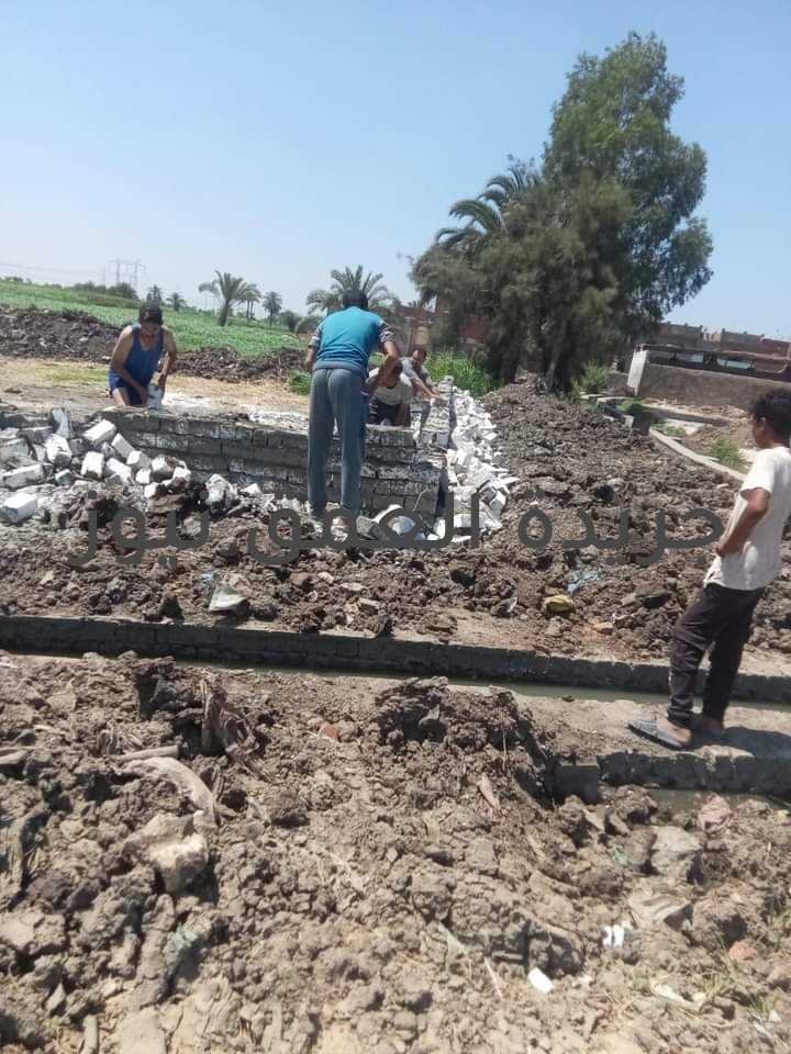 زراعة الفيوم تقوم بتنفيذ حملات لإزالة كافة التعديات على الأراضى الزراعية أثناء الأجازة كتبت/ فاطمه رمضان تنفيذا لتعليمات السيد القصير وزير الزراعة واستصلاح الأراضي وتوجيهات الدكتور أحمد الأنصاري محافظ الفيوم بتكثيف الحملات لازالة كافة أشكال التعديات على الأراضي الزراعية في مهدها، أكد الاستاذ الدكتور ربيع مصطفى وكيل وزارة الزراعة بالفيوم علي ضرورة التعامل مع ملف إزالة التعديات بكل شدة وصرامة، وعدم السماح لمن تسول له نفسه المساس بحق الدولة والتعدى بأعمال البناء، مؤكدا أنه مهما بلغ حجم المخالفة سيتم إزالتها وخصوصا أيام العطلات . وشدد وكيل الوزاره على جهاز حماية الأراضي بالمديرية بقيادة المهندس علي مسعد مدير عام الحماية بالتنسيق مع مديري الادارات الزراعية والوحدات المحلية وقوات الشرطه لتنفيذ قرارات الإزالة وإستمرار حملات إزالة التعديات على الأراضى الزراعية بنطاق دائرة المحافظة وتطبيق القانون دون محاباة لأحد وإتخاذ كافة الإجراءات القانونية حيال المخالفين وإزالة جميع أشكال التعديات فى المهد قبل أن تصبح كتلة خرسانية، وأشار إلى أن حملات الإزالة مازالت مستمرة بشكل متواصل بجميع مراكز المحافظة لحين الأنتهاء من إزالة كافة التعديات. خلال ذلك، قامت إلادارة الزراعية بمركز الفيوم بقيادة المهندس محمود إسماعيل مدير الإدارة بالتنسيق مع الوحده المحليه برئاسة المحاسب احمد شاكر رئيس مركز ومدينة الفيوم بتنفيذ ازاله التعديات على الاراضي الزراعيه على مساحة واحد قيراط بحوض متولى شعبان عزبه يسن. وذلك بحضور المهندس مصطفى عبد الهادي حماية الأراضي بالمديرية والمهندس سيد احمد محمود رئيس حماية الأراضي بالإدارة الزراعية والمهندس جمال عبد الحليم حماية الأراضي والمهندس خلف عويس مدير الجمعية الزراعية بناحية ابو السعود والاستاذ محمود رمضان رئيس الوحده المحليه بناحية قرية العدو والاستاذ احمد عيد القسم الهندسي بالوحدة. كما قامت الإدارة الزراعية بمركز ابشواي بقيادة المهندس طه داهش مدير الإدارة بالتنسيق مع الوحده المحليه برئاسة الاستاذ مراد مسعود رئيس مركز ومدينة ابشواي بتعاون مع مركز شرطة ابشواي بقيادة العميد محمد جلال مأمور المركز بإزالة حالة تعدى بناحية الجيلانى عباره عن شروع بعمل هنجر حديدى على مساحه ٣٠٠م بزمام ناحية الجيلانى رفع وإزالة أعمدة حديدية وقواعد خرسانية معدة للشروع ببناء جمالون بالحديد الكمر والصاج علي الأراضي الزراعية بناحية الجيلاني التابعة للوحدة المحلية بابوكساه ومصادرة مواد البناء من اسمنت ورمال وإلزام المخالف برفع الأنقاض وإتخاذ الإجراءات القانونية ضد المخالف و إزالة أخرى حالة تعدى زمام الوحدة المحلية بسنرو القبلية بإزالة فورية لبناء مخالف في المهد عبارة عن سور مخالف لترخيص بارتفاع ٣ أمتار وطول ١٢ متر متعديا علي ممر خاص وتمت الإزالة كليا حتي سطح الأرض. وذلك بحضور المهندس احمد فاروق رئيس قسم الحمايه بالاداره الزراعيه والأستاذ محمد موسي نائب رئيس المركز والأستاذ شعبان عمر سكرتير عام المركز ورئيس الوحدة ورئيس قسم الاشغالات ومسئول التعديات ومسئولي الجمعية الزراعيةالمهندس ابراهيم مدير الجمعية والاستاذ فنى الوحدة وقوة أمنية بقيادة الرائد محمد عادل من مركز شرطة ابشواي وتمت الازاله حتى سطح الارض وتم تسليم الموقع لمدير الجمعية لابلاغ فى حاله اعادة البناء مرة أخرى، بالإضافة إلى وقف أعمال بناء مخالف بمدينة ابشواي عبارة عن أعمال صب.