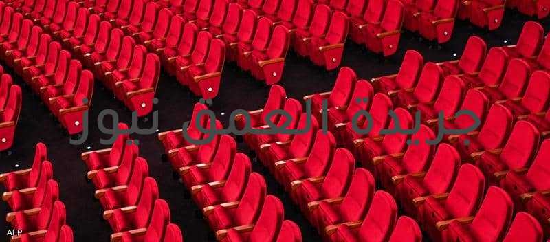  مكانة التلفزيون والسينما تتراجع بشكل ملحوظ في ظل اكتساح المنصات ووسائط العرض الحديثة كتب/ أيمن بحر لم يعد الجمهور يتابع الأعمال الفنية على غرار ما كان يفعل في السابق وهو يحدق في الشاشة أو يشتري تذكرة ليدخل إلى السينما ويشاهد فيلما. ويرى مهتمون بالشأن الفني أن المنصات ستكون لغة السوق وعجلة الإنتاج الجديدة فيما ستقوم باستقطاب الفنانين الموهوبين. وخلقت المنصات فرصاً عديدة أمام المنتجين لخوض غمار المنافسة على مدار العام بعدما كان موسم دراما رمضان هو الأبرز والأعلى مشاهدة والأكثر تأثيراً فهل ستبتلع المنصات كل شيء أم إن متابعة الأفلام في دور العرض ومشاهدة المسلسلات على شاشة التلفزيون سيظل لهما مذاقهما الخاص؟ وتطرح التساؤلات أيضا حول ما إذا كانت الأدوات القديمة للفُرجة ستبحث عن أساليب وطرق جديدة للمنافسة مثلما فعلت بعض المؤسسات الإعلامية الكبرى من خلال تأسيس ظهير رقمي يضمن لها المنافسة في ساحة مختلفة؟ وأصبح الصراع على أشده بين المنصات الرقمية والأرقام تتحدث عن تنافس شديد وتشير إلى احتدامه فى الفترات المقبلة فقد ارتفع عدد المشتركين في Netflix ليتجاوز 200 مليون مستخدم للمرة الأولى بينما حققت (شاهد) و(شاهد بلس) مع نهاية شهر رمضان الماضي 27 مليون مُستخدماً. يقول الناقد الفني محمد عبد الرحمن إن الدراما العربية هي المستفيد الأول من منصات البث التدفقي حتى الآن فهذه المنصات تعمل على جذب أكبر عدد من الجمهور عن طريق زيادة مخزون محتواها فلا تعتمد فقط علي المخزون الأرشيفي السابق عرضه بل تعمل علي الإنتاج المستمر و العروض الحصرية. وأضاف أن من يقوم بدفع اشتراك شهري يريد أن يحصل علي كل ماهو جديد و بالتالي ظهرت الدراما محدودة الحلقات من 6 إلي 10 حلقات كفرصة للتنوع . ولا يزال الوقت مبكرا للإفصاح عن مدى استفادة الدراما فنيا من هذه المنصات ولكن ثمة من يقول إنها أفادتها من الناحية الإنتاجية بشكل كبير وأدت إلى انتعاشها وظهور جيل جديد من المنتجين و المخرجين والممثلين قادر علي تلبية هذا الاحتياج. ولم تقف الفائدة عند ذلك الحد بل وصلت الرسالة إلي منتجي مسلسلات رمضان بضرورة توافق نوعية تلك المسلسلات مع العرض عل المنصات والفترة المقبلة ربما تشهد تغييرا كبير في هذا المضمار. وأضاف عبد الرحمن في حديثه لا نستطيع القول إن جمهور السينما مستعد للتنازل عن الجلوس في قاعات العرض ولذا فهي أصبحت مفيدة للسينما علي مستوى التوزيع الخارجي وأثناء عرض الفيلم بدور العرض المصرية يمكن إذاعته مباشرة للمشتركين بالدول العربية الأخرى. وأضاف أنه لا يمكن في الفترة الحالية الاستغناء عن السينما عبر تلك المنصات لأن حالة الوصول إلى السينما والجلوس علي المقاعد ما زالت تقليدا يسيطر علي الجمهور حتى أثناء الحجر الصحي بسبب فيروس كورونا كان الجمهور يشتاق كثيرا للذهاب الي السينما أما فيما يخص البرامج فلن تؤثر المنصات بشكل أو بأخري لأن الجمهور غير معتاد علي مشاهدة البرامج في غير فترة عرضها. وعن الإنتاج وحجم الإيرادات يتحدث المنتج المصري هشام عبد الخالق قائلًا المنصات الإلكترونية أفادت السينما و الدراما بشكل كبير ويجب من البداية توضيح العملية الإنتاجية والإيرادات. وأوضح أنه أولًا عند إنتاج الأفلام تكون هناك تكلفة مادية أيا كان قدرها يحصل المنتج علي أموال تلك التكلفة عن طريق دور العرض و السينمات بمصر أي العرض الداخلي ثم دول الخليج وشمال إفريقيا أي العرض الخارجي.وقديمًا كان هناك الفيديو و DVD و المحطات المشفرة و المحطات المفتوحة فكانت تلك الوسائل هي طريق تجميع الإيرادات ولكن اليوم لم يعد الفيديو موجود ولا DVD وكذلك إغلاق معظم المحطات المتخصصة والتي كانت تمثل مصدرا هاما لأنها كانت مايقارب 6 محطات وكان الإنتاج الفني قليلا وهو ما كان يؤدي إلي شراء العمل الفني بسعر مرتفع، ولكن اليوم تم إغلاق معظمهم ولم تتبقي سوى واحدة وأصبح هناك كم كبير من الأفلام و بالتالي أصبح الدفع المادي عبر مراحل وليس دفعة واحدة. وتابع عبد الخالق المنصات فتحت نافذة جديدة للدراما وخلقت فرص لإنتاج المسلسلات القصيرة و تشغيل عدد كبير من الممثلين وأثرت بشكل إيجابي أيضا على السينما، فقامت بتحريك العمل الفني بغض النظر عن القيمة المالية. وأوضح أن السينما لها طبيعة خاصة وخصائص تميزها عن المنصة فلكل منهما طبيعة خاصة وطريقة عرض مختلفة ففي المنصات يختار المشاهد الوقت المناسب لمشاهدة أي عمل وكذلك يختار المكان الذي يشاهد به ولكن السينما لها مميزاتها من حيث الشاشة الكبيرة والصوت و المقاعد و التي يعتبرها الكثيرون اليوم بمثابة نزهه وفسحة.وتابع قائلا اليوم يوجد القليلون ممن يخرجون لمشاهدة فيلم فقط ثم العودة للمنزل وأصبح العدد الغالب يذهب لمشاهدة الأفلام بالسينمات ضمن خطة نزهة تشتمل علي مشاهدة الفيلم وتناول الطعام ورؤية الأصدقاء وهكذا، وهو ما ينفي تخوف البعض من تأثير المنصات علي السينما لأن من يرغب بمشاهدة الفيلم و يتعجل في ذلك يذهب إلى السينما ومن لدية القدرة علي الصبر حتي يتم عرضه علي المنصة ينتظر مشاهدته خلالها، فكلًا منهما له خصائصه. وأوضح أنه لم يختلف تأثير المنصات في الدراما عن السينما فهي أثرت بشكل إيجابي علي الاثنتين وظهر دورها بالأكثر خلال فترة الحجر الصحي وانتشار فيروس كورونا أثناء غلق السينما فكان الجميع يتجه لتلك المنصات لمشاهدة ما يريدون.وكشف عن دورية عرض الأعمال السينمائية وترتيب طرحها قائلًا يتم عرض الفيلم أولًا بالسينما وبعد فترة يتم عرضه خلال المنصة ثم المحطات التلفزيونية وهي عملية عرض ثابتة لا تتغير مضيفًا تعد المنصات بمثابة مكتبة فيديو بالمنزل وينتقي المشاهد منها ما يرغب في رؤيته وفي أي وقت وهي ميزة كبيرة فهي مشاهدة عند الطلب ولا يمكن القول إنها فرصة ثانية للأعمال الفنية التي لم تحظ بمشاهدة أثناء عرضها لأول مرة. وعن إنتاج أعمال فنية تتوافق مع المنصات رد قائلًا هي عملية نفسية يقال بها إن هناك أفلاما لا يذهب إليها الجمهور لمشاهدتها بالسينمات ولكن يمكن أن يشاهدها بالمنزل وهو ما ينطبق علي نوعية معينة للأفلام وتابع يوجد نوع معين من الأعمال يسمى ب الأورجينال وهو قيام المنصة بمخاطبة المنتج لتنفيذ عمل فني لها وتحدد قصته و أفكاره وأبطاله ويجب التفرقة بين البيع للمنصة و الإنتاج الخاص للمنصة . وبسؤاله عن وجهة نظره حول سحب المنصات لبساط العرض من السينمات وبأنها ستصبح دور العرض الأولى رد قائلًا هذا كلام خاطئ وينم عن عدم دراية ومعرفة بصناعة السينمات لأنه ببساطة لا يمكن توفير الجو العام للسينما عبر المنصات في المنازل. وتعجب من الآراء التي تؤيد ذلك، قائلًا: "لماذا يتملكنا الخوف دائما من كل ما هو جديد؟"