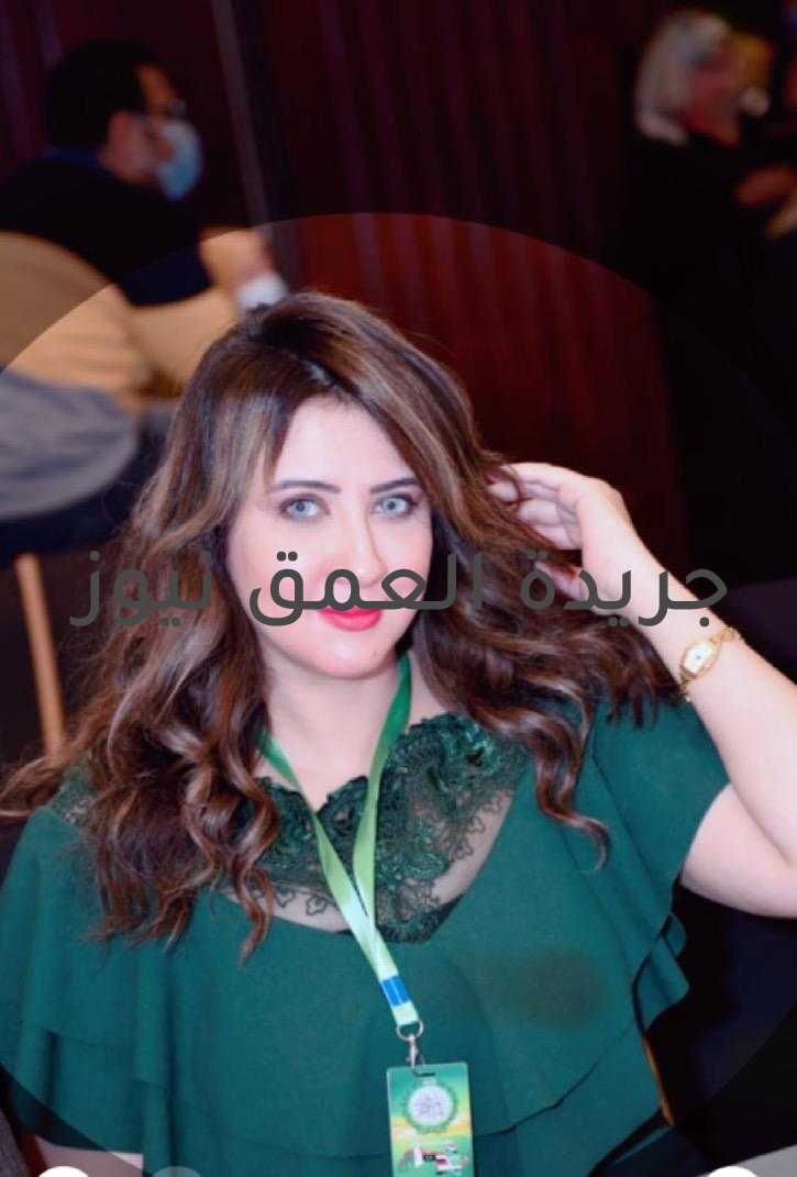 إنسانيات.. خواطر (٣).. "رجال ونساء (٢)" بقلم/ د. أميرة الفيشاوي (١) بداخل كل إمرأة طفلة "تهوي من يدللها" ، تعشق من "يحيي طفولتها" ، من يدمن "تفاصيل أنوثتها"، من "يحتوي مشاعرها ، إحساسها ، طموحها وأحلامها". .ترتبط المرأة بمن يغدقها بالحنان .تنفر من "قساوة القلوب" أو "قمة الجحود". تهوي أذنيها سماع "العشق والهيام" ، تدمن من يروي روحها وعقلها "بدفئ الأمان". تؤذيها غلاظة اللسان . عينيك إما تصبح لها "بحر من الأحلام" أو ألة حادة تختبيء من "نظراتها" من شدة الألم والخذلان. مهما بلغ جمالها أو ذكائها. فهي كالطفلة في يد الصدق والأمان ، الكرم والحنان. في يد من أكرمها بمرور الزمان ، وإن ضاق عليها الزمان ، ستصبح أنت عالمها إن كنت قادرآ علي العطاء والإحتواء. فإن أعطيتها ، ستتفاجيء ببحر من العطاء ، وإن لم تعطيها ما يروي إحساسها ، مشاعرها ، قلبها ، نفسها وعقلها، ستزرع في قلبها الخوف ،الكره ومن ثم البعد والنفور. إزرع في قلبها ما شئت. فكل زارع سيجني ويحصد ما زرعه في قلب أي إنسان. (٢) قال أتسامحينني؟؟؟؟؟؟. أجابت : مازلت أتذكرك والشر يملأ عينيك،الغدر يملأ قلبك، مازلت أتذكرك وأنت تتظاهر بالحنان وفي باطنك غدر الزمان. مازلت أتذكرك وأنت تبخل علي حتي بالأمان. مازلت أتذكر الكذب والنصب والطغيان. مازالت عيني تري وجه منافق يتلون ليس لمصلحته بل لأذي كل بريء ومكافح ،كل إنسان. ظننت إنك إلهً ، تنهي و تحطم عزيمة إنسان ، تغير مصير وتتحكم في هذا الزمان.ظننت إنك تتحكم في القلوب والمستقبل والأحلام، من هذا الذي رأيته ؟؟ أهذا إنسان؟؟؟ أنا لست بملاك ، أنا فقط إنسان من مشاعر وإحساس ، أتألم ، أضحك، أفرح أو أحزن. أنسيت إنك أيضا إنسان، يقلب الله قلبك ، يمرضك ، يؤلمك ، يرزقك أو حتي يعاقبك. ومن تكون أنت حتي تتعمد كسر إنسان ؟ وماذا إن نجحت في كسره؟؟ فهل تعتقد أن المنتقم الجبار سيتركك تعتقد إنك الإله. لماذا تحديت إرادة الله في الحفاظ علي أمان إنسان ؟؟ ينعم بالإستقرار ، وأنت تتعمد هدم هذا الإستقرار ، القلب ، الرزق ، الآمال أو حتي الأحلام. لا والله ،سأتركك للمنتقم الجبار. فقلبك بيده وسيؤذيك فيه بقدر ما حطمت القلوب. رزقك بيد الله ، وبقدر ما قطعت الأرزاق سيحرمك ويؤلمك، أمانك بين يد الله وبقدر ما هددت إنسان ، ستفتقده وتجري مهرولآ باحث عنه. الله جبار يمهل ولا يهمل، ولن يخذل من يحتمي به ومن يرتمي في حضنه إحساسآ بالأمان. لن أسامحك مهما طال الزمان. فأنت "لعنة" لأي إنسان ، شيطان رجيم يأذي ويحطم ويتظاهر بالبر والتقوي والإيمان. سيغرس الله في قلبك سكين حاد يكاد يؤلمك من شدة الجراح ، سيشعل في عقلك نار ستجعلك تدمر نفسك بنفسك. ستسأل نفسك ؟ ما هذا؟؟؟ ما الذي أصابني ؟؟ سأجاوبك : هذا رد ربك الجبار لك لظلم إنسان. (٣) الشخصيات السلبية المحبطة ، "البعد عنهم غنيمة". رأسمالك في "إستقرار نفسك" والإختيار السليم" للشخصيات التي تحيطك ، تدعمك، تسعدك وتساندك. لا تحزن وأنت من ألقيت نفسك في سلة واحدة مع ثعبان "ليلدغك"، أو بلوعة من الجراثيم "تؤذيك". "الحياة إختيار". السعادة، الأمان ، الدعم والحب الغير ملوث. أشياء لا يستطيع المال شرائها. وكم من أثرياء كانوا تعساء بسبب عقاب الله سبحانه وتعالي لهم من عدم منحهم "المنح الإلهية الربانية" من السعادة ، الرضا ، الإستقرار، طاقة وحماس الشباب الدائم وراحة البال. (