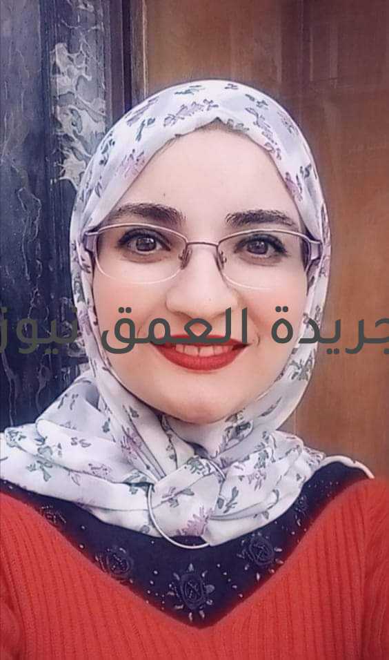 بحبٍ لا بأموالٍ أُجذب بقلم/ رحاب السيد مذهبي هو مذهبي بقلوب لا بأموال اجذب ومتي عمرت أوراق بيوت ان البيوت بالقلوب تعمر وما مال الا ذاهب وآتي اما من القلوب ما يذهب تخسر قد ضاع عمر في بحث علي أوراق ومظاهر وفاز بالعمر كل عاقل ادرك قيمة القلوب فتنزه في بحثه عن ما لا يساوي شئ في اصله وتمسك بالأشياء ذات قيمة بطبائع واخلاق وفضائل مذهبي هو مذهبي بعقول لا بأموال اجذب فصاحب عقل يريح في صحبة وجاهل يضيع طريق وينكر فذوي عقول ما ابهاهم ينيرون دروب بجباهم سبل تفتح امامهم بعلمهم ورقيهم سلاسة في افكارهم لا غلظة تنفر مَن حولهم يذهب اليهم كل عاقل متمسك بوصلهم وذوات جهل عقيمة عقولهم لا ولادة ولا ميلاد لأفكارهم لا تجني بصحبتهم إلا خسارة لنجاة تنحي عن وجوههم وماذا نظرت من عقيم حتما تصاب يوم بعقمه مذهبي هو مذهبي بطيبة لا بأموال اجذب فكل طيب طبيب للجروح مداوي مضمض مذهبي هو مذهبي بحب لا بأموال اجذب