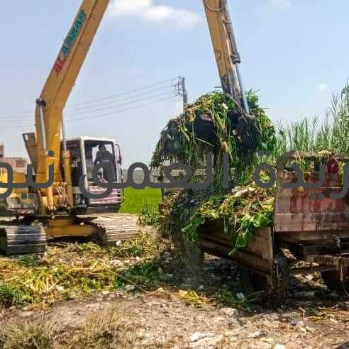 تحسين الخدمات للمواطنين و متابعة المشروعات الخدمية الجاري تنفيذها في البحيرة كتب/ ياسر صحصاح تستمر جهود الأجهزة التنفيذية على مستوى الوحدات المحلية في محافظة البحيرة ، حيث نرصد يوميا عدد من جهود هم لتحسين ورفع كفاءة المرافق ومستوى الخدمات أمام المواطنين ، مع انفاذ القانون على المخالفين. هذا وقد أكد اللواء هشام آمنة، محافظ البحيرة، على إستمرار العمل الميداني والتواصل المستمر مع المواطنين والعمل على تلبية كافة احتياجاتهم في مختلف الأنشطة والقطاعات الخدمية . عن أهم متابعات وجهود الوحدة المحلية في مركز ومدينة الدلنجات يقول مجدي ابراهيم -رئيس الوحدة المحلية : لقد أسفرت الجهود التي نفذتها الوحدة المحلية عن الآتي : تم الإستجابة لشكاوى المواطنين بخصوص تعدي بالبناء على الشوارع بالمدينة وقرية المسين وتم إزالة كافة حالات التعدي ، كما الإستجابة لشكاوى المواطنين بخصوص وجود كسر ماسورة مياة بقرية طيبة وتم عمل الصيانة اللازمة وإزالة أسباب الشكوى .، وتم متابعة الإنضباط الإداري بالمصالح الحكومية بقرية كوم زمران حيث تم المرور علي الوحدة الصحية وتلاحظ غياب ٧ موظفين بدون وجود سند قانوني كما تلاحظ ترك محل العمل لعدد ٢ موظفين بدون سند قانوني ، مع متابعة تنفيذ قرار مجلس الوزراء وغلق المحلات والمقاهي بالمدينة والقرى ، وتم الدفع بسيارة الرش وجهاز الضباب للقضاء على الحشرات الطائرة في المدينة ، إضافة الى متابعة منظومة النظافة حيث تم رفع ٩٥ طن من القمامة ، مع تكثيف حملات الاشغالات بشوارع المدينة وأمام المدارس، لتسهيل حركة المرور بشوارع المدينة ، وتم متابعة أعمال التطهير والتعقيم بديوان مجلس المدينة وشوارع المدينة والميادين العامة .كما تم رفع تراكمات القمامة من قرية كوم زمران والوفائية ومؤسسة البستان ، ثم المرور على مكامير الفحم وعمل محاضر إزالة للمخالفبن بقرية مؤسسة البستان مع صيانة ٤٠ كشاف إنارة بالمدينة والقرى . ويقول المهندس السيد حمزة-رئيس الوحدة المحلية لمركز ومدينة وادي النطرون : لقد أسفرت الجهود التي نفذتها الوحدة المحلية عن : رفع ١٢٠ طن قمامة ومخلفات صلبة من المدينة والقرى التابعة للمركز ، وتم متابعة فحص طلبات التقنين بالوحدة المحلية طبقا للقانون ١٤٤ لسنة ٢٠١٧ ، واستمرار أعمال الصيانة لخطوط الإنارة العامة حيث تم إصلاح وصيانة أعمدة وكشافات الإنارة بالشوارع الرئيسية والفرعية داخل الكتلة السكنية للمدينة ، وتم متابعة مشروعات "حياة كريمة" بالقرى التابعة للمركز لتذليل أي عقبات أو معوقات . ويضيف محمد كجك، رئيس الوحدة المحلية لمركز ومدينة ايتاي البارود : أسفرت الجهود التى نفذتها الوحدة المحلية عن الآتي : متابعة أعمال رصف طريق ايتاي البارود / شبراخيت أمام قرية الشورى ، وتم توفير أتوبيس نقل داخلي لنقل الركاب على خط إيتاي البارود / نكلا العنب للتيسير على المواطنين ، كما تم متابعة تركيب ماكينات صرف الآلي بقرى إيتاي البارود ، وتم المرور على الوحدة الصحية بقرية البهي لمتابعة الإنضباط الإداري بها والوقوف على مستوي الخدمات المقدمه للمواطنين ، إضافة إلى متابعة أعمال تطهير ترعة أبو دياب المارة بقرية صفط الحرية وإزالة المخلفات والقمامة من الترعة ، مع رفع ١٥٠ طن قمامة خلال حملات النظافة اليومية . ومن ناحيته قال اللواء مدحت الزغد -رئيس مركز ومدينة ابو حمص : قامت الوحدة بعدد من الجهود التى أسفرت عن الآتي : رفع ١٣٧ طن من المخلفات والقمامة بالمدينة والوحدات القروية ، مع متابعة أعمال إنشاء مدرسة عبد المنعم حسين بزمام قرية بلقطر ومدرسة النخلة القبلية ومبنى مجمع الخدمات بقرية جواد حسني وقرية بطورس وقرية بسنتواي وقرية قافلة وذلك ضمن مشروعات تطوير الريف المصري "حياة كريمة" ، إضافة إلى رفع وإزالة ٢٦ فرش ثابت ومتحرك خلال حملات رفع الإشغالات بشوارع المدينة ، ومتابعة حملات مكافحة ناقلات الامراض بالتنسيق مع الإدارة الصحية بشوارع المدينة ثم قمنا بمتابعة أعمال استكمال تنظيف وتطهير غرف الصرف الصحي بشوارع المدينة ، ومتابعة أعمال صيانة خطوط الإنارة والكهرباء بقرية بطورس، مع المتابعة اليومية لأعمال تطهير مستشفى دكتور حمدي الطباخ المركزي كما تم متابعة أعمال تطهير صحارة محلة كيل بزمام قرية كوم القناطر ورفع ٣٠ طن مخلفات ، ومتابعة محطات الصرف الصحي ومراجعة المناسيب وانتظام تواجد أطقم العمل . يأتي ذلك حيث المشروعات الخدمية الجاري تنفيذها وتذليل ما يعترضها من عقبات مع الأعمال اليومية فى شتى القطاعات .