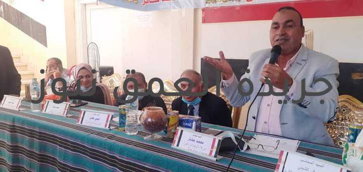 تحت رعاية محافظ الفيوم، الزراعة والري يواصلان الندوات التوعوية حول المشروع القومي للري الحديث في "أبو شنب" كتبت/ فاطمه رمضان تحت رعاية الدكتور أحمد الأنصاري محافظ الفيوم عقد صباح اليوم الإثنين الندوة التوعوية للمزارعين وممثلي روابط مستخدمي المياه، حول المشروع القومي للري الحديث والنتائج الإيجابية المأمولة منه. حيث عقدت الندوة بقرية ابوشنب ، التابعه لمركز ابشواي بحضور المهندس أيمن نضر وكيل وزارة الموارد المائية والري، والدكتور ربيع مصطفى وكيل وزارة الزراعة، والمهندس وصفى الشيمي نائبا عن الأستاذ مراد مسعود رئيس مركز ومدينة ابشواي والمهندس ياسر فهمى مدير عام الموارد المائية بمديرية الزراعة والأستاذة شاهيناز رجب رئيسة الوحدة المحلية بأبو شنب والمهندس طه داهش مدير الإدارة الزراعية بمركز ابشواي والمهندس احمد عبدالرازق مسؤول الري بإدارة ابشواي ،وممثل عن البنك الزراعي المصري، وعدد من المزارعين وممثلي روابط مستخدمي المياه بمركز ابشواي. قال الدكتور محمد التوني المتحدث الرسمي لمحافظة الفيوم، أن هذه الندوة التوعوية التي تنظمها المحافظة بالتنسيق مع مديريتي الزراعة، والري، والبنك الزراعي المصري، تنفيذاً لتوجيهات الدكتور أحمد الأنصاري محافظ الفيوم، وذلك بهدف تعريف المزارعين بالمشروع القومي للري الحديث والنتائج الإيجابية التي تعود على المزارعين من هذا المشروع القومي، والمتمثلة في زيادة الإنتاج وتوفير التقاوي وترشيد استهلاك مياه الري. وأضاف، أن الندوة تناولت عدة محاور، منها، التحديات التي تواجه الموارد المائية، ودور وزارتي الري والزراعة في مواجهة تلك التحديات، وكذلك دور أجهزة الدولة المختلفة في مواجهة تلك التحديات، كما تم إلقاء الضوء على المشروع القومي للري الحديث والنتائج المأمولة. في كلمته، أكد وكيل وزارة الري على التعاون الوثيق بين أجهزة المحافظة المختلفة، للتوسع في تطبيق نظم الري الحديثة، لدورها في ترشيد استهلاك المياه وضمان وصولها إلى الأراضي الزراعية الواقعة بالنهايات، فيما استعرض نائب الأستاذ علاء المواردي مستشار البنك الزراعي المصري، المزايا المالية التي يقدمها البنك للمزارعين، للتوسع فى تطبيق نظم الري الحديث، بفائدة بسيطة 5% متناقصة، مع تيسير الإجراءات للمستفيدين. وأشار الدكتور ربيع مصطفى وكيل وزارة الزراعة، أن عملية الزراعة لها 3 أضلاع مترابطة هي الميكنة، والتسويق، وأهمها إدارة المياه، مؤكداً أن الري الحديث له تأثير إيجابي مباشر على إنتاج المحاصيل الزراعية، لدوره فى توفير 25 % من التقاوي، و40 % من مياه الري، فضلاً عن دوره في زيادة الإنتاج بنحو 30 %، مضيفاً أن المديرية تعمل بشكل متكامل على 3 محاور أساسية تتمثل في تبطين الترع، وتبطين المساقي، ثم تطوير الأراضي وتحويلها إلى الري الحديث. وأضاف وكيل الزراعه عن فوائد الزراعات التعاقدية مثل دوار الشمس الزيتي والتي تبذل فية جهدا كبيرا وزارة الزراعه ومحافظ الفيوم وذلك من اجل مصلحه مزارعين الفيوم والتي توليها جميع القيادات الاهتمام .