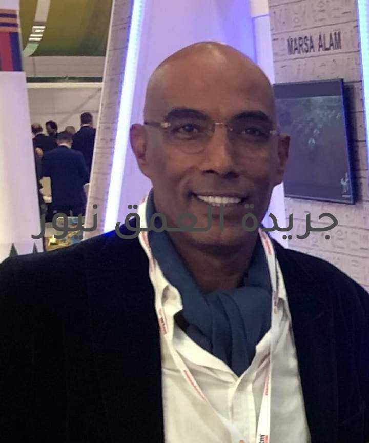 تحويل الأقصر الي أكبر متحف مفتوح في العالم.. أفكار جديدة كتب/ ماهر بدر أشاد هشام إدريس ، عضو مجلس إدارة جمعية الحفاظ على الثقافية، أمين شئون السياحة والآثار بمستقبل وطن بالجيزة ، عضو الجمعية العمومية لغرفة شركات ووكالات السفر والسياحة ، بفكرة تحويل مدينة الأقصر إلى أكبر متحف مفتوح فى العالم من خلال ربط معبد الكرنك ومعبد الأقصر ومعبد موت واطلال طبية القديمة الجاري الكشف عنها في منطقة نجع ابو عصبة مع طريق المواكب الكبرى ، فضلاً عن مشروع كشف وتجهيز مسار طريق الكباش بالأقصرالذى يُعد من أهم المشروعات الأثرية التي تقوم الدولة بتنفيذها حالياً . أكد إدريس أن هذه الفكرة تؤكد سعى الدولة والحكومة المصرية فى الترويج والتنشيط والتسويق للسياحة الثقافية - من خلال إعادة ترميم وإحياء المواقع والمناطق الأثرية والتاريخية - فى الحفاظ على ما تمتلكه مصر من كنوز وآثار، تحكى تاريخها العريق عبر مختلف العصور والحضارات. وطرح عضو مجلس إدارة جمعية الحفاظ على السياحة الثقافية، فكرة أهمية المشاركة المجتمعية الشعبية فى مثل هذه المشروعات التى تُعد سياحية وآثرية وقومية عبر مشاركة إيجابية لطلبة كليات الفنون التطبيقية ،والجميلة وكليات الآثار ومعاهد الترميم فى مثل هذه ،فى إطار عملى وعلمى وتدريبى لهم، خاصة فيما يتم إجراءه حالياً من أعمال ترميم وإعادة إحياء لهذه المواقع الهامة وصولاً لما كانت عليه من هيئة توضح الرسومات والألوان الزاهية لهذه المعابد والمتاحف وتظهر صورتها الأولية،تعكس ما كان عليه المصريون القدماء من تقدم وحضارة. وطالب هشام إدريس ، وزارة السياحة والآثار ، وهيئة تنشيط السياحية المصرية بأهمية بالتركيز على عمل محتوي دعائي مصور( فيلم وثائٔقى) يهدف إلي الترويج للمناطق الأثرية التاريخية بمحافظة الأقصر خاصة أنها تمتلك ثلثى أثار العالم، وتوجيه الدعوة للنجوم والمشاهير العالميين الأجانب أو الشخصيات العامة المشهورة لزياة مصر والأقصر وأسوان مؤكداً على أن عنصر الترويج و التسويق من أهم عناصر جذب السياحة عالمياً. واكد أمين شئون السياحة والآثار بحزب مستقبل وطن بالجيزة ،على أن الأقصر كمنطقة آثرية تحتاج كل الدعم من الدولة والحكومة لإبراز ما تحتويه من تاريخ عريق وأثار فريدة من نوعها ، وإنه يجب من الآن الإعداد الجيد لإحتفالية إفتتاح طريق الكباش ، بعد ترميمه ليكون بمثابة الإنطلاقة الحقيقية للترويج ليس للأقصر فقط وإنما للسياحة الثقافية والتاريخية مثلما ما تم من إحتفالية رائعة لموكب نقل المومياوات الملكية ، وأهمية جذب وسائل الإعلام العاملة والدولية للحضور ونقل تفاصيل الإحتفالية على الهواء مباشرة . وطالب أيضاً بضرورة وضع مخطط لتطوير مطار الأقصر بما يتناسب مع الخطة المستقبلية لحركة السياحة الوافدة ، فى ظل شهده مطار الأقصر الدولى قبل جائحة كورونا من حالات تكدس رهيبة داخل صالات الوصول نتيجة إنتظار السائحين الأجانب الوافدين للأقصر لساعات طويلة للحصول على حقائبهم ، بسبب القصور الكبير فى الخدمات الأرضية المقدمة من قبل العاملين بشركة مصر للطيران للخدمات الأرضية ، وعدم توافر عمالة لتحميل الحقائب على السيور بقاعات وصالات الوصول.