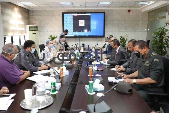 وزيرة البيئة : نبحث فرص الاستثمار البيئي فى محافظة الفيوم فى مجالي إدارة المخلفات وتقديم أنشطة خدمية فى المحميات كتب/ صلاح متولي استقبلت الدكتورة ياسمين فؤاد ،وزيرة البيئة، الدكتور أحمد الانصارى، محافظ الفيوم، لبحث عدد من الموضوعات البيئية المشتركة، وذلك استكمالاً لرؤية وزارة البيئة في التعامل مع القضايا البيئية من منظور اقتصادى وما تم فى محافظة الفيوم من تطوير فى البنية التحتية للمخلفات وافتتاح مشروع تحويل المخلفات إلى طاقة بالتغويز اللاهوائي بالمحافظة وذلك لأول مرة فى مصر ، والذي يقوم بتحويل القمامة والمخلفات الزراعية إلى كهرباء وسماد ، وكذلك فى ظل ما تشهده محمية وادى الريان من تطوير فى البنية التحتية بها والذى يراعى الحفاظ على الموارد الطبيعية مع توفير الراحة والاستمتاع للزوار مما يضعها ضمن أهم المحميات الجاذبة للسياحة الداخلية والخارجية على حد سواء، وذلك بحضور الدكتورة إيناس أبو طالب الرئيس التنفيذى لجهاز شئون البيئة، والدكتور محمد سالم رئيس قطاع حماية الطبيعة ، وممثلين عن وزارات الرى والتجارة الصناعة والزراعة والإسكان ، وممثل الهيئة الهندسية للقوات المسلحة . وقد شهد الإجتماع عقد عدد من اللقاءات مع الجهات المعنية بعدد من الموضوعات المختلفة وفى مقدمتها المخلفات الصلبة وسبل إعادة التوازن البيئى لبحيرة قارون والترويج للمحميات والسياحة البيئية، بالإضافة إلى بحث سبل تنفيذ مشروعات صغيرة بالمحافظة، وذلك بالمركز الثقافى البيئى بيت القاهرة. وخلال الإجتماع ناقشا الطرفان الوضع التنفيذي للبنية التحتية لمنظومة إدارة المخلفات الصلبة بحضور مسئولى جهاز تنظيم إدارة المخلفات وكذلك فرص إنشاء محطات لتحويل المخلفات لطاقة كهربية بالمحافظة، حيث أوضحت الدكتورة ياسمين فؤاد أن المحطة الوسيطة الثابتة التي تم تنفيذها ضمن المرحلة الأولى لمخطط منظومة إدارة المخلفات البلدية بالمحافظة اقترب انتهاء تنفيذها وسيتم تسليمها قريبا، بينما تتضمن المرحلة الثانية والحالية إعداد المدفن الصحي بإطسا، بالإضافة إلى إعداد عقود التشغيل الخاصة بالجمع والنقل ونظافة الشوارع وخدمات التدوير، كما تناول الاجتماع آليات تخصيص موقع بالمحافظة لتنفيذ إحدى محطات تحويل المخلفات لطاقة. كما تناول الإجتماع متابعة ما تم تنفيذه بمشروع اعادة التوزان البيئي لبحيرة قارون، وما تم إتخاذه من إجراءات بمشروع إعادة إحياء البحيرة مع تطويرها من خلال تفعيل مذكرة التفاهم بين ( محافظة الفيوم وجهاز مشروعات الخدمة الوطنية، والشركة المصرية للأملاح والمعادن ، والشركة الدولية لإنتاج محطات التحلية ومعالجة المياه)، مؤكدة على بذل الجهود للسير فى طريق التنمية والتطوير على كافة المحاور للارتقاء بمحافظة الفيوم. كما تم خلال الإجتماع استعراض ما تم من إجراءات لإقامة مجمع صناعى لإنتاج الأملاح الصناعية والغذائية على مساحة ٤٠٠٠ فدان، حيث انه جاري اعداد دراسة تقييم التاثير البيئى تمهيداً للحصول على موافقة بيئية قبل البدء فى التنفيذ والحصول على ممارسة النشاط من قطاع حماية الطبيعة. كما تم استعراض ما تم من اجراءات مشروعات معالجة مياه الصرف الصحي، حيث اشار محافظ الفيوم الى انه تتولى وزارة الإسكان والمجتمعات العمرانية بالتعاون مع الجهات المعنية والمشروعات الخاصة ببنك اعادة الإعمار الاوروبي رفع نسبة التغطية بخدمات الصرف الصحي بمحافظة الفيوم، لافتاً انه جارى تنفيذ المشروع وقد تم الحصول على ٧ موافقات بيئية تتضمن موافقة لمحطة معالجة وعدد ٦ مشروعات شبكات صرف، بالإضافة الى إنشاء محطات ممولة من المبادرة الرئاسية " حياة كريمة ". وفيما يتعلق بمشروع معالجة مياه الصرف الصناعى، لفت المحافظ، الى انه تم القيام بعدة حملات تفتشية مكبرة على المصانع بالمنطقة وتم توفيق اوضاع وايقاف الصرف المخالف لعدد من المنشأت المخالفة لمعايير الصرف علي الشبكة العمومبة ، مما نتج عنه تخفيض احمال الصرف على البحيرة بنسبة كبيرة، وقد سبق اقتراح قيام وزارة التجارة والصناعة بإنشاء محطة جديدة لمعالجة الصرف الصناعي للمنطقة الصناعية بكوم اوشيم بالتنسيق مع وزارة الإسكان ، و تم توفير مبلغ ٢٠٠ مليون جنيه لصالح هيئة التنمية الصناعية وجارى الانتهاء من الرسومات والتصميمات الهندسية مع مراعاة انشاء المحطة بطاقة استيعابية تتناسب مع التوسعات المستقبلية بالمنطقة الصناعية، وقد شددت وزيرة البيئة على ضرورة الالتزام بجدول زمني محدد وخطة تنفيذية لتنفيذ هذه المشروعات . كما التقت أيضاً الدكتورة ياسمين فؤاد والدكتور أحمد الأنصاري والدكتور عماد عدلى منسق برنامج المنح الصغيرة، لبحث إمكانية تمويل عدد من المشروعات الصغيرة التى تخدم المحميات وقرى محافظة الفيوم. وأكدت وزيرة البيئة خلال الاجتماع على خصوصية برنامج المنح الصغيرة ، حيث انه يختار مجالات عمل محددة من قبل مرفق البيئة العالمى وهى مجالات التنوع البيولوجى ، التصحر ، تغير المناخ ويكون من الصعب اختيار مجالات محلية ليست لها علاقة بالثلاث مجالات ، وأن يكون للمشروع تأثير مباشر على تلك القضايا . وأشارت وزيرة البيئة خلال الإجتماع إلى أن المشروعات الصغيرة التى تنفذ لابد أن تخدم المشروعات القومية الكبرى التى تنفذها الدولة فمشروع الدراجات التشاركية الذى تم تنفيذه بمحافظة الفيوم له علاقة بمشروع يتم تنفيذه مع وزارة الإسكان وهو النقل المستدام ، وأيضاً مشروع الإدارة الفعالة للمحميات الطبيعية يتم تنفيذه لخدمة مشروع يتم تنفيذه مع برنامج الامم المتحدة الإنمائى"UNDP" يخص دمج التنوع البيولوجى فى السياحة فهذه المشروعات الصغيرة تقوم بدعم المشروعات الكبيرة التى تنفذها الدولة. كذلك أوضح الدكتور عماد عدلى أنه يجب أن يكون المشروع الصغير ذو عائد على البيئة العالمية كأن يساهم على سبيل المثال فى التقليل من انبعاثات الكربون ، مشيراً إلى أنه تم تمويل عدد ٧ مشروعات فى محافظة الفيوم بالتعاون مع UNDP و بالتنسيق مع وزارت البيئة والتضامن الإجتماعى والتنمية المحلية والخارجية ومجموعة من الخبراء والمتخصصين وذلك بهدف ان يكون المشروع معبراً عن رؤى كافة الأطراف . وقدمت وزيرة البيئة خلال الإجتماع مقترحاً بشأن تنفيذ مشروع تحت مسمى"الفيوم افضل بدون بلاستيك"على أن يتم تنفيذه داخل المحميات الطبيعية ليكون نموذج تتحذى به باقى مناطق وقرى محافظة الفيوم، مشيرةً إلى ضرورة أن يشتمل المشروع على حملات توعية ، اقتراح لبدائل البلاستيك ، تشغيل المجتمع المحلى لانتاج تلك البدائل. كما اقترح محافظ الفيوم بأن يتم عمل ورش وخطوط انتاج من خلال جهاز تنمية المشروعات الصغيرة لإنتاج بدائل الشنط البلاستيك الورقية او القماش من خلال تلك الورش المحلية، حيث ان ذلك سيربط بين المجتمع المحلى والمشروع والوزارة ويحقق الهدف وهو التخلص من البلاستيك. وفى مجال السياحة البيئية ناقشت الدكتورة ياسمين فؤاد والدكتور أحمد الانصارى سبل الترويج للسياحة البيئية و الاستثمار بمحميات الفيوم للوقوف على آخر المستجدات فى متابعة تصاريح ممارسة النشاط بمحمية وادي الريان بحضور ممثلى الجهات المعنية وخبراء الوزارة بالمحميات . وأكدت الدكتورة ياسمين فؤاد وزيرة البيئة أن الوزارة نجحت فى تحقيق الهدف الحقيقى من تطوير محميات الفيوم ، وهو الترويج للإمكانيات التي تتمتع بها بما فى ذلك قدرة الانسان على التصالح مع الطبيعة و إقامة انشطة و ممارسات مسئولة للتمتع بتلك الطبيعة المتنوعة و الترويج للسياحة البيئية فى مصر بشكل مختلف من خلال عرض مقترح أحد المستثمرين المصريين لإقامة مخيمات بيئية بمحمية وادى الريان بالفيوم بالتعاون مع أفضل الشركات العالمية المتخصصة فى هذا المجال بجنوب افريقيا معربة عن أملها فى ان يكون هذا المشروع بداية لفتح مجال جديد للسياحة البيئية بمحميات الفيوم ولتحسين فرص السياحة البيئية بالمحافظة. واتفق الحضور على تنظيم جولة بمحمية وادى الريان بحضور محافظ الفيوم للوقوف على الأوضاع الحالية بالمحمية بالإضافة الى اختيار افضل المواقع لإقامة المخيمات البيئية بما يتوافق مع الاشتراطات البيئية والحفاظ على الموارد الطبيعية . كما وجهت الدكتورة ياسمين فؤاد بإعداد خطة عمل متكاملة بالتعاون مع مشروع البرنامج البيئى للتعاون المصرى الإيطالي حول تطوير البنية التحتية بمحميات الفيوم وجهود الوزارة و المشروع فى دمج المجتمع المحلى ورفع الوعى بالإضافة إلى الاستثمار بالمحميات و الترويح للسياحة البيئية بها خاصة فى ظل إقامة المخيمات البيئية المزمع إنشاءها. كما تضمن الاجتماع قيام الدكتور محمد سامح مدير عام المحميات المركزية باستعراض الموقف الحالى لمحمية وادى الريان و الإجراءات القانونية التى سيتم تنفيذها لحماية الموارد الطبيعية بالمحمية تجاه بعض التعديات بالإضافة إلى استعراض الموقف الحالى لتقنين اوضاع الاراضى و ما تم باللجنة المختصة لإنفاذ القانون.